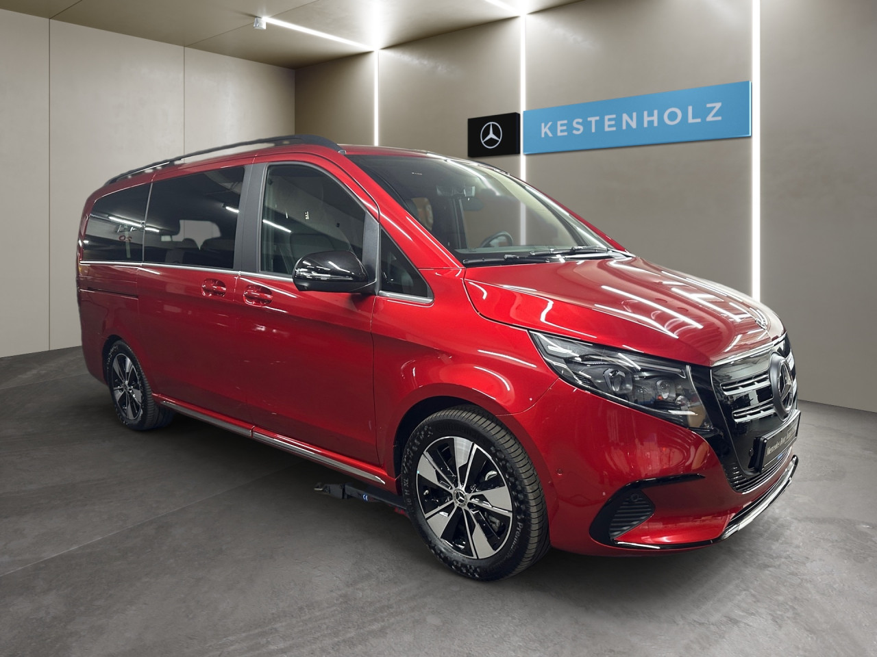 Getriebe: AutomatikgetriebeDetailangaben f&uuml;r XEV Fahrzeug: Nutzbare Batteriekapazit&auml;t: 90,0kWh,  Batteriezustand: 98%Ausstattungspakete: Komfort Paket: Sitzkomfort-Paket,  Optikpaket: EQV-Design-Paket Exterieur,  Spiegelpaket,  AssistenzpaketAssistenzsysteme: Fernlichtassistent: plus,  Surround-Kamerasystem: Park-Paket mit 360&deg;-Kamera,  Fahrlichtautomatik,  DISTRONIC,  Berganfahrhilfe,  Spracheingabesystem,  M&uuml;digkeitserkennung,  Spurhalteassistent mit aktivem Lenk-Assistent,  Bremsassistent,  Fahrerassistenzpaket,  COLLISION PREVENTION ASSIST,  ATTENTION ASSIST,  Verkehrszeichenerkennung m. Geschwindigkeitslimit-Assistent,  AutobahnassistentLicht und Sicht: Multibeam LED Scheinwerfer,  Tagfahrlicht,  W&auml;rmeschutzverglasung,  LichtsensorAudio &amp; Kommunikation: MBUX: High,  Navigationssystem,  Radio,  Digitaler Radioempfang DAB,  zentrale Bedieneinheit: Touchpad,  Burmester Surround-Soundsystem,  AUX &amp; USB Anschluss,  Handyvorbereitung Bluetooth,  Smartphone-App Integration,  Kabelloses Laden f&uuml;r Handys,  WLAN HotspotKomfort: Widescreen Cockpit,  Klimaautomatik,  Panorama-Schiebedach,  Lordosenst&uuml;tze Fahrer/Beifahrer,  Sitzheizung Fahrer/Beifahrer,  Komfortsitz Fahrer/Beifahrer,  Armauflage hinten,  Zusatzheizung: elektrisch,  Servolenkung,  Lenks&auml;ule verstellbar,  Start-Stopp System,  Zentralverriegelung,  Fensterheber elektrisch,  EASY-PACK Heckklappe: elektr. Schiebet&uuml;r/Heckklappe,  Getr&auml;nkehalter hinten,  VorklimatisierungInterieur: Sitze Leder Leder Lugano schwarz,  Innenfarbe schwarz,  Multifunktions-Lederlenkrad,  Lenkradheizung,  Bordcomputer,  Dekoreinlagen: F3T Zierelemente Holzoptik Olive dunkelgrau offenporig,  Bodenbelag TeppichExterieur: Luftfederung,  Touchscreen Bedienung,  Leichtmetallfelgen 18 Zoll,  Au&szlig;enspiegel elekt. verstell- &amp; anklappbar, beheizt,  Dachreling,  Schiebet&uuml;r links u. rechts elektrisch,  Notrufsystem,  Geschwindigkeitsbegrenzer: 160 KM/H,  Ladekabel Mode 3 (Typ 2/2): 5m,  Wechsel-/Gleichstromladesystem (AC/DC Laden): AC Laden 11 kW / DC Laden 110 kW,  Innenspiegel digitalAirbags: MittelairbagSicherheit: ISOFIX Kindersitzbefestigung,  Fahrer- /Beifahrerairbag,  Kopfairbag vorn und hinten,  Seitenairbag vorn,  Traktionskontrolle,  Elektr. Stabilit&auml;tsprogramm ESP,  Reifendruckverlust-Warnung,  Wegfahrsperre,  Au&szlig;entemperatur Anzeige,  Antiblockiersystem ABS,  Bremsverschlei&szlig;anzeige,  Notbremsassistent,  Akustischer Umfeldschutz,  Totwinkel-AssistentWeitere Ausstattung: PRE-SAFE,  EW5 Digitales Extra: Remote und Charging Premium,  LE6 Nachtbeleuchtung Fond,  WC6 Steuercode Werk 157,  WD7 Steuercode Werk 157,  Wartungs-Paket,  US7 Einzelsitz 1. Reihe rechts,  US6 Einzelsitz 1. Reihe links,  US9 Einzelsitz 2. Reihe rechts,  US8 Einzelsitz 2. Reihe links,  RN6 Bereifung 245/50 R18,  CA4 AirmaticSonstige Ma&szlig;e und Gewichte: zul&auml;ssiges Gesamtgewicht: 3.500 kg,  Radstand: 3.200 mmIrrt&uuml;mer und &Auml;nderungen vorbehalten
