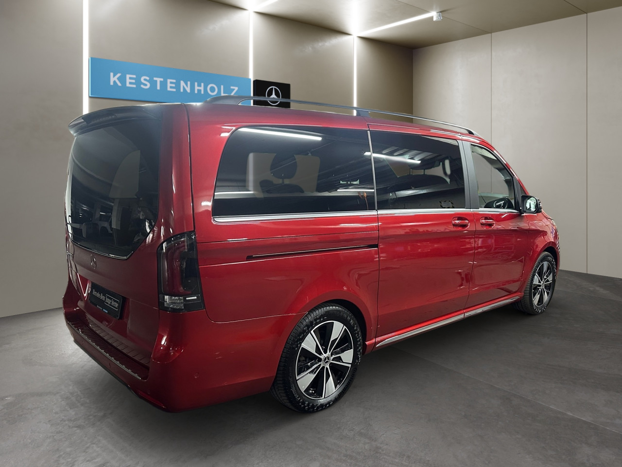 Getriebe: AutomatikgetriebeDetailangaben f&uuml;r XEV Fahrzeug: Nutzbare Batteriekapazit&auml;t: 90,0kWh,  Batteriezustand: 98%Ausstattungspakete: Komfort Paket: Sitzkomfort-Paket,  Optikpaket: EQV-Design-Paket Exterieur,  Spiegelpaket,  AssistenzpaketAssistenzsysteme: Fernlichtassistent: plus,  Surround-Kamerasystem: Park-Paket mit 360&deg;-Kamera,  Fahrlichtautomatik,  DISTRONIC,  Berganfahrhilfe,  Spracheingabesystem,  M&uuml;digkeitserkennung,  Spurhalteassistent mit aktivem Lenk-Assistent,  Bremsassistent,  Fahrerassistenzpaket,  COLLISION PREVENTION ASSIST,  ATTENTION ASSIST,  Verkehrszeichenerkennung m. Geschwindigkeitslimit-Assistent,  AutobahnassistentLicht und Sicht: Multibeam LED Scheinwerfer,  Tagfahrlicht,  W&auml;rmeschutzverglasung,  LichtsensorAudio &amp; Kommunikation: MBUX: High,  Navigationssystem,  Radio,  Digitaler Radioempfang DAB,  zentrale Bedieneinheit: Touchpad,  Burmester Surround-Soundsystem,  AUX &amp; USB Anschluss,  Handyvorbereitung Bluetooth,  Smartphone-App Integration,  Kabelloses Laden f&uuml;r Handys,  WLAN HotspotKomfort: Widescreen Cockpit,  Klimaautomatik,  Panorama-Schiebedach,  Lordosenst&uuml;tze Fahrer/Beifahrer,  Sitzheizung Fahrer/Beifahrer,  Komfortsitz Fahrer/Beifahrer,  Armauflage hinten,  Zusatzheizung: elektrisch,  Servolenkung,  Lenks&auml;ule verstellbar,  Start-Stopp System,  Zentralverriegelung,  Fensterheber elektrisch,  EASY-PACK Heckklappe: elektr. Schiebet&uuml;r/Heckklappe,  Getr&auml;nkehalter hinten,  VorklimatisierungInterieur: Sitze Leder Leder Lugano schwarz,  Innenfarbe schwarz,  Multifunktions-Lederlenkrad,  Lenkradheizung,  Bordcomputer,  Dekoreinlagen: F3T Zierelemente Holzoptik Olive dunkelgrau offenporig,  Bodenbelag TeppichExterieur: Luftfederung,  Touchscreen Bedienung,  Leichtmetallfelgen 18 Zoll,  Au&szlig;enspiegel elekt. verstell- &amp; anklappbar, beheizt,  Dachreling,  Schiebet&uuml;r links u. rechts elektrisch,  Notrufsystem,  Geschwindigkeitsbegrenzer: 160 KM/H,  Ladekabel Mode 3 (Typ 2/2): 5m,  Wechsel-/Gleichstromladesystem (AC/DC Laden): AC Laden 11 kW / DC Laden 110 kW,  Innenspiegel digitalAirbags: MittelairbagSicherheit: ISOFIX Kindersitzbefestigung,  Fahrer- /Beifahrerairbag,  Kopfairbag vorn und hinten,  Seitenairbag vorn,  Traktionskontrolle,  Elektr. Stabilit&auml;tsprogramm ESP,  Reifendruckverlust-Warnung,  Wegfahrsperre,  Au&szlig;entemperatur Anzeige,  Antiblockiersystem ABS,  Bremsverschlei&szlig;anzeige,  Notbremsassistent,  Akustischer Umfeldschutz,  Totwinkel-AssistentWeitere Ausstattung: PRE-SAFE,  EW5 Digitales Extra: Remote und Charging Premium,  LE6 Nachtbeleuchtung Fond,  WC6 Steuercode Werk 157,  WD7 Steuercode Werk 157,  Wartungs-Paket,  US7 Einzelsitz 1. Reihe rechts,  US6 Einzelsitz 1. Reihe links,  US9 Einzelsitz 2. Reihe rechts,  US8 Einzelsitz 2. Reihe links,  RN6 Bereifung 245/50 R18,  CA4 AirmaticSonstige Ma&szlig;e und Gewichte: zul&auml;ssiges Gesamtgewicht: 3.500 kg,  Radstand: 3.200 mmIrrt&uuml;mer und &Auml;nderungen vorbehalten