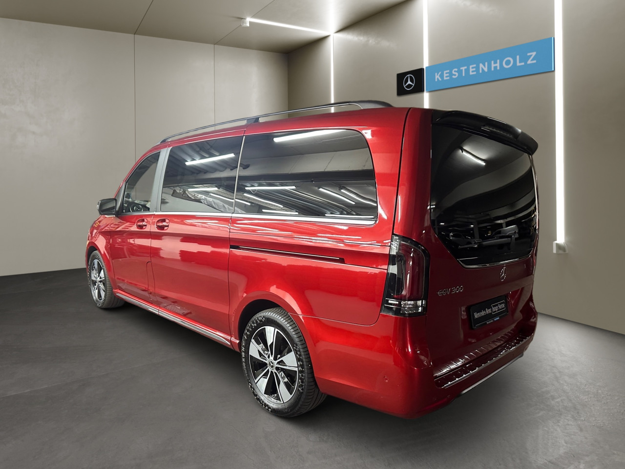 Getriebe: AutomatikgetriebeDetailangaben f&uuml;r XEV Fahrzeug: Nutzbare Batteriekapazit&auml;t: 90,0kWh,  Batteriezustand: 98%Ausstattungspakete: Komfort Paket: Sitzkomfort-Paket,  Optikpaket: EQV-Design-Paket Exterieur,  Spiegelpaket,  AssistenzpaketAssistenzsysteme: Fernlichtassistent: plus,  Surround-Kamerasystem: Park-Paket mit 360&deg;-Kamera,  Fahrlichtautomatik,  DISTRONIC,  Berganfahrhilfe,  Spracheingabesystem,  M&uuml;digkeitserkennung,  Spurhalteassistent mit aktivem Lenk-Assistent,  Bremsassistent,  Fahrerassistenzpaket,  COLLISION PREVENTION ASSIST,  ATTENTION ASSIST,  Verkehrszeichenerkennung m. Geschwindigkeitslimit-Assistent,  AutobahnassistentLicht und Sicht: Multibeam LED Scheinwerfer,  Tagfahrlicht,  W&auml;rmeschutzverglasung,  LichtsensorAudio &amp; Kommunikation: MBUX: High,  Navigationssystem,  Radio,  Digitaler Radioempfang DAB,  zentrale Bedieneinheit: Touchpad,  Burmester Surround-Soundsystem,  AUX &amp; USB Anschluss,  Handyvorbereitung Bluetooth,  Smartphone-App Integration,  Kabelloses Laden f&uuml;r Handys,  WLAN HotspotKomfort: Widescreen Cockpit,  Klimaautomatik,  Panorama-Schiebedach,  Lordosenst&uuml;tze Fahrer/Beifahrer,  Sitzheizung Fahrer/Beifahrer,  Komfortsitz Fahrer/Beifahrer,  Armauflage hinten,  Zusatzheizung: elektrisch,  Servolenkung,  Lenks&auml;ule verstellbar,  Start-Stopp System,  Zentralverriegelung,  Fensterheber elektrisch,  EASY-PACK Heckklappe: elektr. Schiebet&uuml;r/Heckklappe,  Getr&auml;nkehalter hinten,  VorklimatisierungInterieur: Sitze Leder Leder Lugano schwarz,  Innenfarbe schwarz,  Multifunktions-Lederlenkrad,  Lenkradheizung,  Bordcomputer,  Dekoreinlagen: F3T Zierelemente Holzoptik Olive dunkelgrau offenporig,  Bodenbelag TeppichExterieur: Luftfederung,  Touchscreen Bedienung,  Leichtmetallfelgen 18 Zoll,  Au&szlig;enspiegel elekt. verstell- &amp; anklappbar, beheizt,  Dachreling,  Schiebet&uuml;r links u. rechts elektrisch,  Notrufsystem,  Geschwindigkeitsbegrenzer: 160 KM/H,  Ladekabel Mode 3 (Typ 2/2): 5m,  Wechsel-/Gleichstromladesystem (AC/DC Laden): AC Laden 11 kW / DC Laden 110 kW,  Innenspiegel digitalAirbags: MittelairbagSicherheit: ISOFIX Kindersitzbefestigung,  Fahrer- /Beifahrerairbag,  Kopfairbag vorn und hinten,  Seitenairbag vorn,  Traktionskontrolle,  Elektr. Stabilit&auml;tsprogramm ESP,  Reifendruckverlust-Warnung,  Wegfahrsperre,  Au&szlig;entemperatur Anzeige,  Antiblockiersystem ABS,  Bremsverschlei&szlig;anzeige,  Notbremsassistent,  Akustischer Umfeldschutz,  Totwinkel-AssistentWeitere Ausstattung: PRE-SAFE,  EW5 Digitales Extra: Remote und Charging Premium,  LE6 Nachtbeleuchtung Fond,  WC6 Steuercode Werk 157,  WD7 Steuercode Werk 157,  Wartungs-Paket,  US7 Einzelsitz 1. Reihe rechts,  US6 Einzelsitz 1. Reihe links,  US9 Einzelsitz 2. Reihe rechts,  US8 Einzelsitz 2. Reihe links,  RN6 Bereifung 245/50 R18,  CA4 AirmaticSonstige Ma&szlig;e und Gewichte: zul&auml;ssiges Gesamtgewicht: 3.500 kg,  Radstand: 3.200 mmIrrt&uuml;mer und &Auml;nderungen vorbehalten