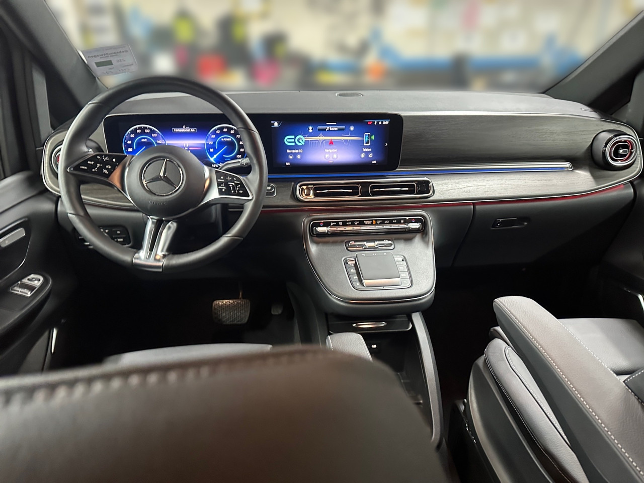 Getriebe: AutomatikgetriebeDetailangaben f&uuml;r XEV Fahrzeug: Nutzbare Batteriekapazit&auml;t: 90,0kWh,  Batteriezustand: 98%Ausstattungspakete: Komfort Paket: Sitzkomfort-Paket,  Optikpaket: EQV-Design-Paket Exterieur,  Spiegelpaket,  AssistenzpaketAssistenzsysteme: Fernlichtassistent: plus,  Surround-Kamerasystem: Park-Paket mit 360&deg;-Kamera,  Fahrlichtautomatik,  DISTRONIC,  Berganfahrhilfe,  Spracheingabesystem,  M&uuml;digkeitserkennung,  Spurhalteassistent mit aktivem Lenk-Assistent,  Bremsassistent,  Fahrerassistenzpaket,  COLLISION PREVENTION ASSIST,  ATTENTION ASSIST,  Verkehrszeichenerkennung m. Geschwindigkeitslimit-Assistent,  AutobahnassistentLicht und Sicht: Multibeam LED Scheinwerfer,  Tagfahrlicht,  W&auml;rmeschutzverglasung,  LichtsensorAudio &amp; Kommunikation: MBUX: High,  Navigationssystem,  Radio,  Digitaler Radioempfang DAB,  zentrale Bedieneinheit: Touchpad,  Burmester Surround-Soundsystem,  AUX &amp; USB Anschluss,  Handyvorbereitung Bluetooth,  Smartphone-App Integration,  Kabelloses Laden f&uuml;r Handys,  WLAN HotspotKomfort: Widescreen Cockpit,  Klimaautomatik,  Panorama-Schiebedach,  Lordosenst&uuml;tze Fahrer/Beifahrer,  Sitzheizung Fahrer/Beifahrer,  Komfortsitz Fahrer/Beifahrer,  Armauflage hinten,  Zusatzheizung: elektrisch,  Servolenkung,  Lenks&auml;ule verstellbar,  Start-Stopp System,  Zentralverriegelung,  Fensterheber elektrisch,  EASY-PACK Heckklappe: elektr. Schiebet&uuml;r/Heckklappe,  Getr&auml;nkehalter hinten,  VorklimatisierungInterieur: Sitze Leder Leder Lugano schwarz,  Innenfarbe schwarz,  Multifunktions-Lederlenkrad,  Lenkradheizung,  Bordcomputer,  Dekoreinlagen: F3T Zierelemente Holzoptik Olive dunkelgrau offenporig,  Bodenbelag TeppichExterieur: Luftfederung,  Touchscreen Bedienung,  Leichtmetallfelgen 18 Zoll,  Au&szlig;enspiegel elekt. verstell- &amp; anklappbar, beheizt,  Dachreling,  Schiebet&uuml;r links u. rechts elektrisch,  Notrufsystem,  Geschwindigkeitsbegrenzer: 160 KM/H,  Ladekabel Mode 3 (Typ 2/2): 5m,  Wechsel-/Gleichstromladesystem (AC/DC Laden): AC Laden 11 kW / DC Laden 110 kW,  Innenspiegel digitalAirbags: MittelairbagSicherheit: ISOFIX Kindersitzbefestigung,  Fahrer- /Beifahrerairbag,  Kopfairbag vorn und hinten,  Seitenairbag vorn,  Traktionskontrolle,  Elektr. Stabilit&auml;tsprogramm ESP,  Reifendruckverlust-Warnung,  Wegfahrsperre,  Au&szlig;entemperatur Anzeige,  Antiblockiersystem ABS,  Bremsverschlei&szlig;anzeige,  Notbremsassistent,  Akustischer Umfeldschutz,  Totwinkel-AssistentWeitere Ausstattung: PRE-SAFE,  EW5 Digitales Extra: Remote und Charging Premium,  LE6 Nachtbeleuchtung Fond,  WC6 Steuercode Werk 157,  WD7 Steuercode Werk 157,  Wartungs-Paket,  US7 Einzelsitz 1. Reihe rechts,  US6 Einzelsitz 1. Reihe links,  US9 Einzelsitz 2. Reihe rechts,  US8 Einzelsitz 2. Reihe links,  RN6 Bereifung 245/50 R18,  CA4 AirmaticSonstige Ma&szlig;e und Gewichte: zul&auml;ssiges Gesamtgewicht: 3.500 kg,  Radstand: 3.200 mmIrrt&uuml;mer und &Auml;nderungen vorbehalten