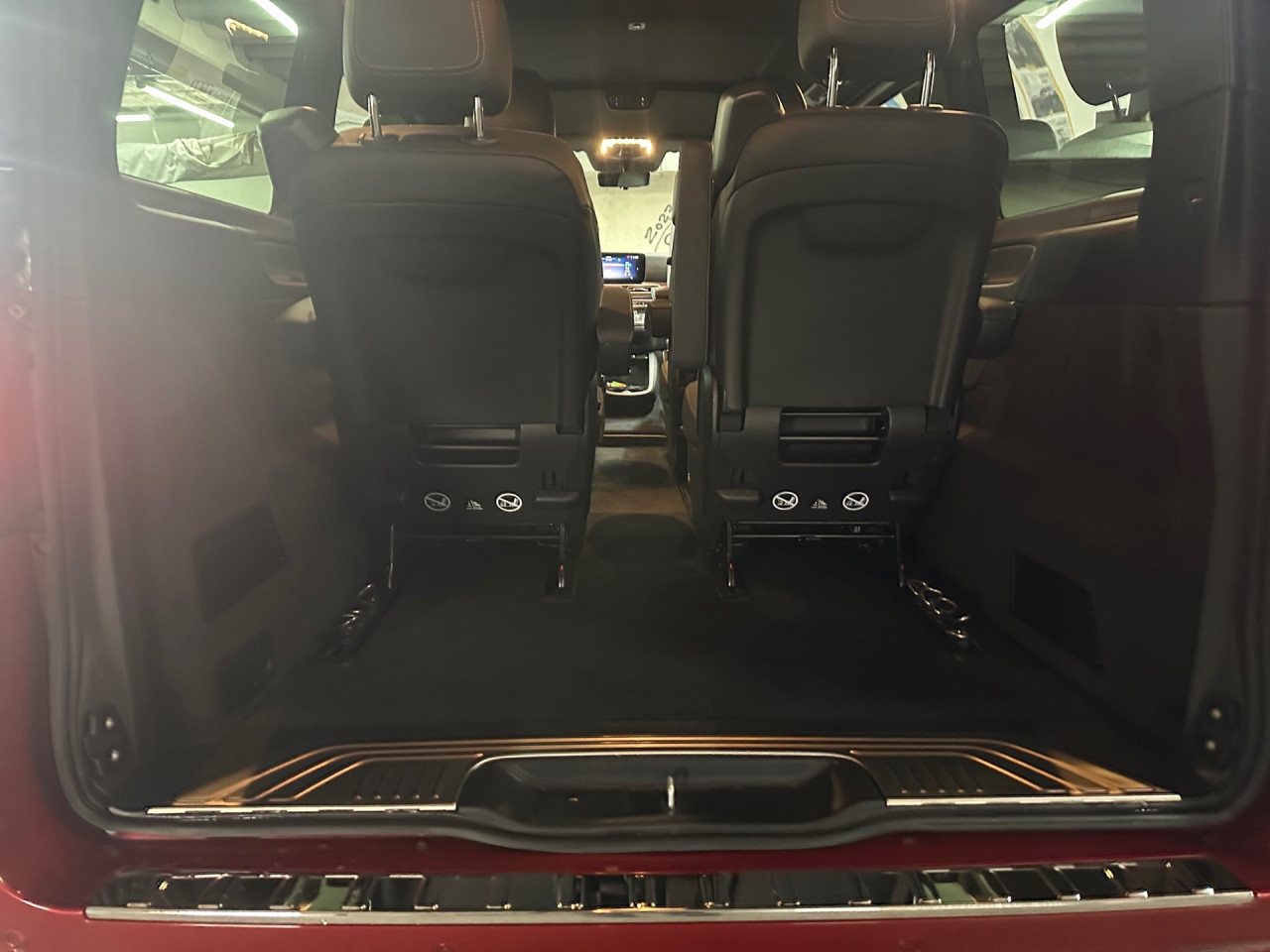 Getriebe: AutomatikgetriebeDetailangaben f&uuml;r XEV Fahrzeug: Nutzbare Batteriekapazit&auml;t: 90,0kWh,  Batteriezustand: 98%Ausstattungspakete: Komfort Paket: Sitzkomfort-Paket,  Optikpaket: EQV-Design-Paket Exterieur,  Spiegelpaket,  AssistenzpaketAssistenzsysteme: Fernlichtassistent: plus,  Surround-Kamerasystem: Park-Paket mit 360&deg;-Kamera,  Fahrlichtautomatik,  DISTRONIC,  Berganfahrhilfe,  Spracheingabesystem,  M&uuml;digkeitserkennung,  Spurhalteassistent mit aktivem Lenk-Assistent,  Bremsassistent,  Fahrerassistenzpaket,  COLLISION PREVENTION ASSIST,  ATTENTION ASSIST,  Verkehrszeichenerkennung m. Geschwindigkeitslimit-Assistent,  AutobahnassistentLicht und Sicht: Multibeam LED Scheinwerfer,  Tagfahrlicht,  W&auml;rmeschutzverglasung,  LichtsensorAudio &amp; Kommunikation: MBUX: High,  Navigationssystem,  Radio,  Digitaler Radioempfang DAB,  zentrale Bedieneinheit: Touchpad,  Burmester Surround-Soundsystem,  AUX &amp; USB Anschluss,  Handyvorbereitung Bluetooth,  Smartphone-App Integration,  Kabelloses Laden f&uuml;r Handys,  WLAN HotspotKomfort: Widescreen Cockpit,  Klimaautomatik,  Panorama-Schiebedach,  Lordosenst&uuml;tze Fahrer/Beifahrer,  Sitzheizung Fahrer/Beifahrer,  Komfortsitz Fahrer/Beifahrer,  Armauflage hinten,  Zusatzheizung: elektrisch,  Servolenkung,  Lenks&auml;ule verstellbar,  Start-Stopp System,  Zentralverriegelung,  Fensterheber elektrisch,  EASY-PACK Heckklappe: elektr. Schiebet&uuml;r/Heckklappe,  Getr&auml;nkehalter hinten,  VorklimatisierungInterieur: Sitze Leder Leder Lugano schwarz,  Innenfarbe schwarz,  Multifunktions-Lederlenkrad,  Lenkradheizung,  Bordcomputer,  Dekoreinlagen: F3T Zierelemente Holzoptik Olive dunkelgrau offenporig,  Bodenbelag TeppichExterieur: Luftfederung,  Touchscreen Bedienung,  Leichtmetallfelgen 18 Zoll,  Au&szlig;enspiegel elekt. verstell- &amp; anklappbar, beheizt,  Dachreling,  Schiebet&uuml;r links u. rechts elektrisch,  Notrufsystem,  Geschwindigkeitsbegrenzer: 160 KM/H,  Ladekabel Mode 3 (Typ 2/2): 5m,  Wechsel-/Gleichstromladesystem (AC/DC Laden): AC Laden 11 kW / DC Laden 110 kW,  Innenspiegel digitalAirbags: MittelairbagSicherheit: ISOFIX Kindersitzbefestigung,  Fahrer- /Beifahrerairbag,  Kopfairbag vorn und hinten,  Seitenairbag vorn,  Traktionskontrolle,  Elektr. Stabilit&auml;tsprogramm ESP,  Reifendruckverlust-Warnung,  Wegfahrsperre,  Au&szlig;entemperatur Anzeige,  Antiblockiersystem ABS,  Bremsverschlei&szlig;anzeige,  Notbremsassistent,  Akustischer Umfeldschutz,  Totwinkel-AssistentWeitere Ausstattung: PRE-SAFE,  EW5 Digitales Extra: Remote und Charging Premium,  LE6 Nachtbeleuchtung Fond,  WC6 Steuercode Werk 157,  WD7 Steuercode Werk 157,  Wartungs-Paket,  US7 Einzelsitz 1. Reihe rechts,  US6 Einzelsitz 1. Reihe links,  US9 Einzelsitz 2. Reihe rechts,  US8 Einzelsitz 2. Reihe links,  RN6 Bereifung 245/50 R18,  CA4 AirmaticSonstige Ma&szlig;e und Gewichte: zul&auml;ssiges Gesamtgewicht: 3.500 kg,  Radstand: 3.200 mmIrrt&uuml;mer und &Auml;nderungen vorbehalten