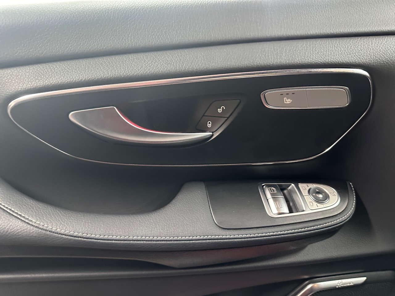 Getriebe: AutomatikgetriebeDetailangaben f&uuml;r XEV Fahrzeug: Nutzbare Batteriekapazit&auml;t: 90,0kWh,  Batteriezustand: 98%Ausstattungspakete: Komfort Paket: Sitzkomfort-Paket,  Optikpaket: EQV-Design-Paket Exterieur,  Spiegelpaket,  AssistenzpaketAssistenzsysteme: Fernlichtassistent: plus,  Surround-Kamerasystem: Park-Paket mit 360&deg;-Kamera,  Fahrlichtautomatik,  DISTRONIC,  Berganfahrhilfe,  Spracheingabesystem,  M&uuml;digkeitserkennung,  Spurhalteassistent mit aktivem Lenk-Assistent,  Bremsassistent,  Fahrerassistenzpaket,  COLLISION PREVENTION ASSIST,  ATTENTION ASSIST,  Verkehrszeichenerkennung m. Geschwindigkeitslimit-Assistent,  AutobahnassistentLicht und Sicht: Multibeam LED Scheinwerfer,  Tagfahrlicht,  W&auml;rmeschutzverglasung,  LichtsensorAudio &amp; Kommunikation: MBUX: High,  Navigationssystem,  Radio,  Digitaler Radioempfang DAB,  zentrale Bedieneinheit: Touchpad,  Burmester Surround-Soundsystem,  AUX &amp; USB Anschluss,  Handyvorbereitung Bluetooth,  Smartphone-App Integration,  Kabelloses Laden f&uuml;r Handys,  WLAN HotspotKomfort: Widescreen Cockpit,  Klimaautomatik,  Panorama-Schiebedach,  Lordosenst&uuml;tze Fahrer/Beifahrer,  Sitzheizung Fahrer/Beifahrer,  Komfortsitz Fahrer/Beifahrer,  Armauflage hinten,  Zusatzheizung: elektrisch,  Servolenkung,  Lenks&auml;ule verstellbar,  Start-Stopp System,  Zentralverriegelung,  Fensterheber elektrisch,  EASY-PACK Heckklappe: elektr. Schiebet&uuml;r/Heckklappe,  Getr&auml;nkehalter hinten,  VorklimatisierungInterieur: Sitze Leder Leder Lugano schwarz,  Innenfarbe schwarz,  Multifunktions-Lederlenkrad,  Lenkradheizung,  Bordcomputer,  Dekoreinlagen: F3T Zierelemente Holzoptik Olive dunkelgrau offenporig,  Bodenbelag TeppichExterieur: Luftfederung,  Touchscreen Bedienung,  Leichtmetallfelgen 18 Zoll,  Au&szlig;enspiegel elekt. verstell- &amp; anklappbar, beheizt,  Dachreling,  Schiebet&uuml;r links u. rechts elektrisch,  Notrufsystem,  Geschwindigkeitsbegrenzer: 160 KM/H,  Ladekabel Mode 3 (Typ 2/2): 5m,  Wechsel-/Gleichstromladesystem (AC/DC Laden): AC Laden 11 kW / DC Laden 110 kW,  Innenspiegel digitalAirbags: MittelairbagSicherheit: ISOFIX Kindersitzbefestigung,  Fahrer- /Beifahrerairbag,  Kopfairbag vorn und hinten,  Seitenairbag vorn,  Traktionskontrolle,  Elektr. Stabilit&auml;tsprogramm ESP,  Reifendruckverlust-Warnung,  Wegfahrsperre,  Au&szlig;entemperatur Anzeige,  Antiblockiersystem ABS,  Bremsverschlei&szlig;anzeige,  Notbremsassistent,  Akustischer Umfeldschutz,  Totwinkel-AssistentWeitere Ausstattung: PRE-SAFE,  EW5 Digitales Extra: Remote und Charging Premium,  LE6 Nachtbeleuchtung Fond,  WC6 Steuercode Werk 157,  WD7 Steuercode Werk 157,  Wartungs-Paket,  US7 Einzelsitz 1. Reihe rechts,  US6 Einzelsitz 1. Reihe links,  US9 Einzelsitz 2. Reihe rechts,  US8 Einzelsitz 2. Reihe links,  RN6 Bereifung 245/50 R18,  CA4 AirmaticSonstige Ma&szlig;e und Gewichte: zul&auml;ssiges Gesamtgewicht: 3.500 kg,  Radstand: 3.200 mmIrrt&uuml;mer und &Auml;nderungen vorbehalten
