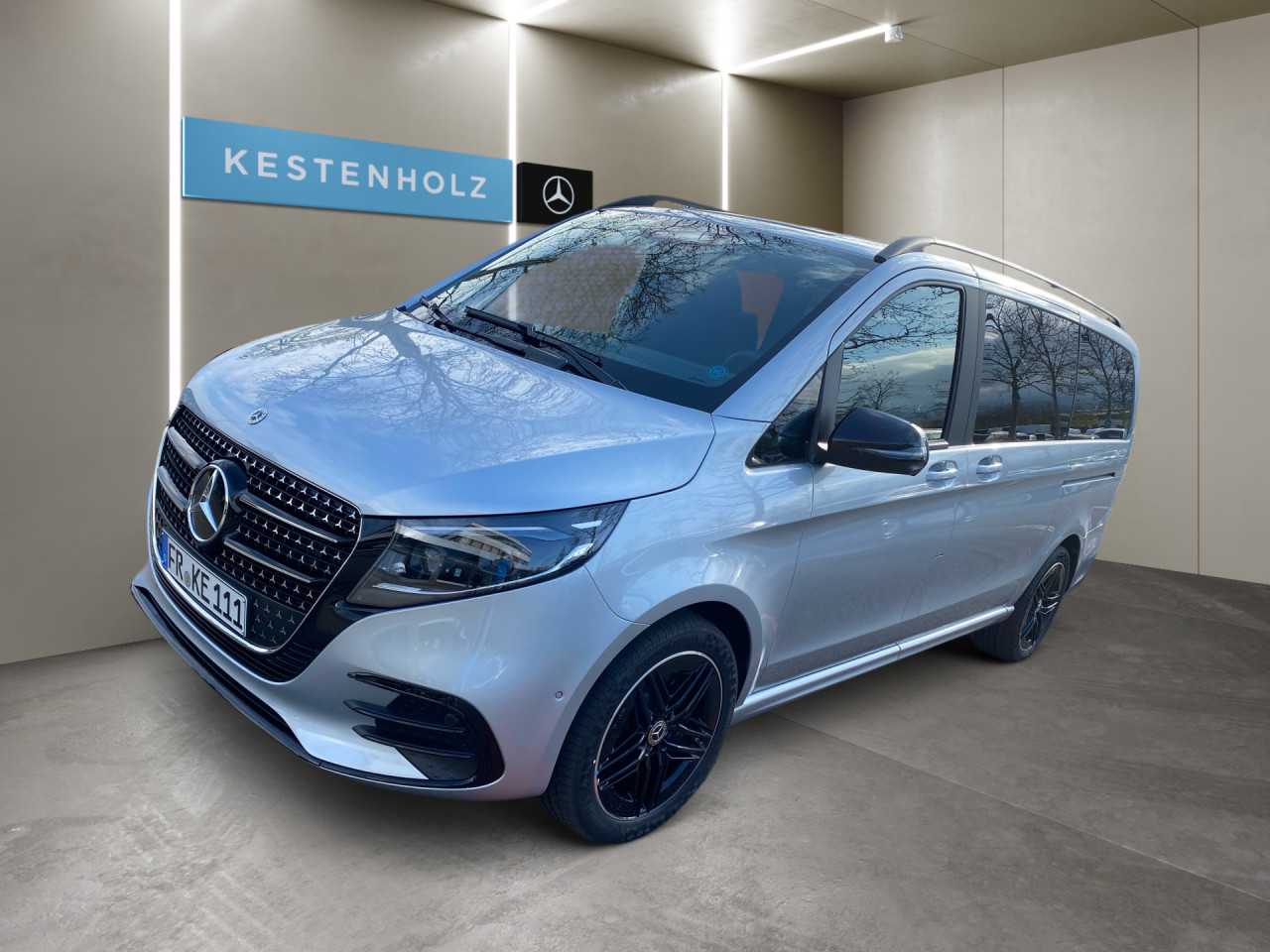 Getriebe: Automatikgetriebe 9 G-TRONIC, 9 G&auml;ngeAusstattungslinie: Style,  AMG Line InterieurAusstattungspakete: Winterpaket,  Night-Paket,  SpiegelpaketAssistenzsysteme: Fernlichtassistent,  Surround-Kamerasystem: Park-Paket mit 360&deg;-Kamera,  Fahrlichtautomatik,  DISTRONIC,  Berganfahrhilfe,  Spracheingabesystem,  M&uuml;digkeitserkennung,  Aktiver Lenk-Assistent: aktiv,  Bremsassistent,  Fahrerassistenzpaket,  Anh&auml;ngerrangierassistent,  COLLISION PREVENTION ASSIST,  ATTENTION ASSIST,  Verkehrszeichenerkennung m. Geschwindigkeitslimit-Assistent,  AutobahnassistentLicht und Sicht: Multibeam LED Scheinwerfer,  Tagfahrlicht,  Automatisch abblendender Innenspiegel,  W&auml;rmeschutzverglasung,  LichtsensorAudio &amp; Kommunikation: MBUX,  Navigationssystem,  Radio,  Digitaler Radioempfang DAB+,  zentrale Bedieneinheit: Touchpad,  AUX &amp; USB Anschluss,  Handyvorbereitung Bluetooth,  Smartphone-App Integration,  Kabelloses Laden f&uuml;r Handys,  WLAN HotspotKomfort: Widescreen Cockpit,  Klimaautomatik,  Fahrersitz h&ouml;henverstellbar,  Lordosenst&uuml;tze Fahrer/Beifahrer,  Sitzheizung Fahrer/Beifahrer,  Easy-Entry Einstiegshilfe,  Komfortsitz Fahrer/Beifahrer,  Armauflage hinten,  Standheizung: Warmwasser-Zusatzheizung, Elektrisch,  Servolenkung,  Lenks&auml;ule verstellbar,  Start-Stopp System,  Zentralverriegelung,  Fensterheber elektrisch,  EASY-PACK Heckklappe,  Getr&auml;nkehalter hintenInterieur: Sitze Stoff Santos schwarz,  Innenfarbe schwarz,  Multifunktions-Lederlenkrad,  Lenkradheizung,  Bordcomputer,  Dekoreinlagen: C1L AMG Frontsto&szlig;f&auml;nger mit Zierelementen in schwarz, F3T Zierelemente Holzoptik Olive dunkelgrau offenporig,  Bodenbelag TeppichExterieur: AGILITY CONTROL Fahrwerk,  Anh&auml;ngerkupplung Kugel abnehmbar,  Touchscreen Bedienung,  AMG Leichtmetallfelgen 19 Zoll,  Au&szlig;enspiegel elekt. verstell- &amp; anklappbar, beheizt,  Dachreling,  Schiebet&uuml;r links u. rechts elektrisch,  Notrufsystem,  Rettungsgassen-AssistentAirbags: MittelairbagSicherheit: ISOFIX Kindersitzbefestigung,  Fahrer- /Beifahrerairbag,  Kopfairbag vorn und hinten,  Seitenairbag vorn,  Traktionskontrolle,  Elektr. Stabilit&auml;tsprogramm ESP,  Reifendruckkontrolle,  Wegfahrsperre,  Au&szlig;entemperatur Anzeige,  Antiblockiersystem ABS,  Bremsverschlei&szlig;anzeige,  Notbremsassistent,  Totwinkel-AssistentWeitere Ausstattung: PRE-SAFE,  7B4 WIPPS-L&auml;nder WEU+COC,  Style-Plus-Paket,  Akustikpaket,  BlueEfficiency-PaketSonstige Ma&szlig;e und Gewichte: zul&auml;ssiges Gesamtgewicht: 3.200 kg,  Kraftstofftank: 70l,  Radstand: 3.200 mm24 Monate Garantie ab Erstzulassung. Fahrzeug hat Haltedauer. Liefertermin in Abstimmung mit dem Verk&auml;ufer. Irrt&uuml;mer und &Auml;nderungen vorbehalten