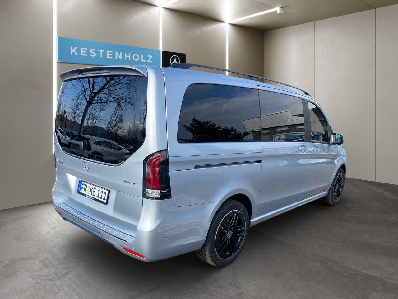 Getriebe: Automatikgetriebe 9 G-TRONIC, 9 G&auml;ngeAusstattungslinie: Style,  AMG Line InterieurAusstattungspakete: Winterpaket,  Night-Paket,  SpiegelpaketAssistenzsysteme: Fernlichtassistent,  Surround-Kamerasystem: Park-Paket mit 360&deg;-Kamera,  Fahrlichtautomatik,  DISTRONIC,  Berganfahrhilfe,  Spracheingabesystem,  M&uuml;digkeitserkennung,  Aktiver Lenk-Assistent: aktiv,  Bremsassistent,  Fahrerassistenzpaket,  Anh&auml;ngerrangierassistent,  COLLISION PREVENTION ASSIST,  ATTENTION ASSIST,  Verkehrszeichenerkennung m. Geschwindigkeitslimit-Assistent,  AutobahnassistentLicht und Sicht: Multibeam LED Scheinwerfer,  Tagfahrlicht,  Automatisch abblendender Innenspiegel,  W&auml;rmeschutzverglasung,  LichtsensorAudio &amp; Kommunikation: MBUX,  Navigationssystem,  Radio,  Digitaler Radioempfang DAB+,  zentrale Bedieneinheit: Touchpad,  AUX &amp; USB Anschluss,  Handyvorbereitung Bluetooth,  Smartphone-App Integration,  Kabelloses Laden f&uuml;r Handys,  WLAN HotspotKomfort: Widescreen Cockpit,  Klimaautomatik,  Fahrersitz h&ouml;henverstellbar,  Lordosenst&uuml;tze Fahrer/Beifahrer,  Sitzheizung Fahrer/Beifahrer,  Easy-Entry Einstiegshilfe,  Komfortsitz Fahrer/Beifahrer,  Armauflage hinten,  Standheizung: Warmwasser-Zusatzheizung, Elektrisch,  Servolenkung,  Lenks&auml;ule verstellbar,  Start-Stopp System,  Zentralverriegelung,  Fensterheber elektrisch,  EASY-PACK Heckklappe,  Getr&auml;nkehalter hintenInterieur: Sitze Stoff Santos schwarz,  Innenfarbe schwarz,  Multifunktions-Lederlenkrad,  Lenkradheizung,  Bordcomputer,  Dekoreinlagen: C1L AMG Frontsto&szlig;f&auml;nger mit Zierelementen in schwarz, F3T Zierelemente Holzoptik Olive dunkelgrau offenporig,  Bodenbelag TeppichExterieur: AGILITY CONTROL Fahrwerk,  Anh&auml;ngerkupplung Kugel abnehmbar,  Touchscreen Bedienung,  AMG Leichtmetallfelgen 19 Zoll,  Au&szlig;enspiegel elekt. verstell- &amp; anklappbar, beheizt,  Dachreling,  Schiebet&uuml;r links u. rechts elektrisch,  Notrufsystem,  Rettungsgassen-AssistentAirbags: MittelairbagSicherheit: ISOFIX Kindersitzbefestigung,  Fahrer- /Beifahrerairbag,  Kopfairbag vorn und hinten,  Seitenairbag vorn,  Traktionskontrolle,  Elektr. Stabilit&auml;tsprogramm ESP,  Reifendruckkontrolle,  Wegfahrsperre,  Au&szlig;entemperatur Anzeige,  Antiblockiersystem ABS,  Bremsverschlei&szlig;anzeige,  Notbremsassistent,  Totwinkel-AssistentWeitere Ausstattung: PRE-SAFE,  7B4 WIPPS-L&auml;nder WEU+COC,  Style-Plus-Paket,  Akustikpaket,  BlueEfficiency-PaketSonstige Ma&szlig;e und Gewichte: zul&auml;ssiges Gesamtgewicht: 3.200 kg,  Kraftstofftank: 70l,  Radstand: 3.200 mm24 Monate Garantie ab Erstzulassung. Fahrzeug hat Haltedauer. Liefertermin in Abstimmung mit dem Verk&auml;ufer. Irrt&uuml;mer und &Auml;nderungen vorbehalten