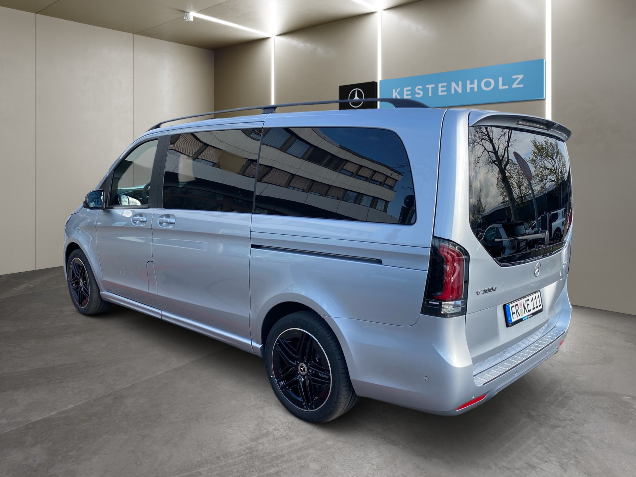 Getriebe: Automatikgetriebe 9 G-TRONIC, 9 G&auml;ngeAusstattungslinie: Style,  AMG Line InterieurAusstattungspakete: Winterpaket,  Night-Paket,  SpiegelpaketAssistenzsysteme: Fernlichtassistent,  Surround-Kamerasystem: Park-Paket mit 360&deg;-Kamera,  Fahrlichtautomatik,  DISTRONIC,  Berganfahrhilfe,  Spracheingabesystem,  M&uuml;digkeitserkennung,  Aktiver Lenk-Assistent: aktiv,  Bremsassistent,  Fahrerassistenzpaket,  Anh&auml;ngerrangierassistent,  COLLISION PREVENTION ASSIST,  ATTENTION ASSIST,  Verkehrszeichenerkennung m. Geschwindigkeitslimit-Assistent,  AutobahnassistentLicht und Sicht: Multibeam LED Scheinwerfer,  Tagfahrlicht,  Automatisch abblendender Innenspiegel,  W&auml;rmeschutzverglasung,  LichtsensorAudio &amp; Kommunikation: MBUX,  Navigationssystem,  Radio,  Digitaler Radioempfang DAB+,  zentrale Bedieneinheit: Touchpad,  AUX &amp; USB Anschluss,  Handyvorbereitung Bluetooth,  Smartphone-App Integration,  Kabelloses Laden f&uuml;r Handys,  WLAN HotspotKomfort: Widescreen Cockpit,  Klimaautomatik,  Fahrersitz h&ouml;henverstellbar,  Lordosenst&uuml;tze Fahrer/Beifahrer,  Sitzheizung Fahrer/Beifahrer,  Easy-Entry Einstiegshilfe,  Komfortsitz Fahrer/Beifahrer,  Armauflage hinten,  Standheizung: Warmwasser-Zusatzheizung, Elektrisch,  Servolenkung,  Lenks&auml;ule verstellbar,  Start-Stopp System,  Zentralverriegelung,  Fensterheber elektrisch,  EASY-PACK Heckklappe,  Getr&auml;nkehalter hintenInterieur: Sitze Stoff Santos schwarz,  Innenfarbe schwarz,  Multifunktions-Lederlenkrad,  Lenkradheizung,  Bordcomputer,  Dekoreinlagen: C1L AMG Frontsto&szlig;f&auml;nger mit Zierelementen in schwarz, F3T Zierelemente Holzoptik Olive dunkelgrau offenporig,  Bodenbelag TeppichExterieur: AGILITY CONTROL Fahrwerk,  Anh&auml;ngerkupplung Kugel abnehmbar,  Touchscreen Bedienung,  AMG Leichtmetallfelgen 19 Zoll,  Au&szlig;enspiegel elekt. verstell- &amp; anklappbar, beheizt,  Dachreling,  Schiebet&uuml;r links u. rechts elektrisch,  Notrufsystem,  Rettungsgassen-AssistentAirbags: MittelairbagSicherheit: ISOFIX Kindersitzbefestigung,  Fahrer- /Beifahrerairbag,  Kopfairbag vorn und hinten,  Seitenairbag vorn,  Traktionskontrolle,  Elektr. Stabilit&auml;tsprogramm ESP,  Reifendruckkontrolle,  Wegfahrsperre,  Au&szlig;entemperatur Anzeige,  Antiblockiersystem ABS,  Bremsverschlei&szlig;anzeige,  Notbremsassistent,  Totwinkel-AssistentWeitere Ausstattung: PRE-SAFE,  7B4 WIPPS-L&auml;nder WEU+COC,  Style-Plus-Paket,  Akustikpaket,  BlueEfficiency-PaketSonstige Ma&szlig;e und Gewichte: zul&auml;ssiges Gesamtgewicht: 3.200 kg,  Kraftstofftank: 70l,  Radstand: 3.200 mm24 Monate Garantie ab Erstzulassung. Fahrzeug hat Haltedauer. Liefertermin in Abstimmung mit dem Verk&auml;ufer. Irrt&uuml;mer und &Auml;nderungen vorbehalten