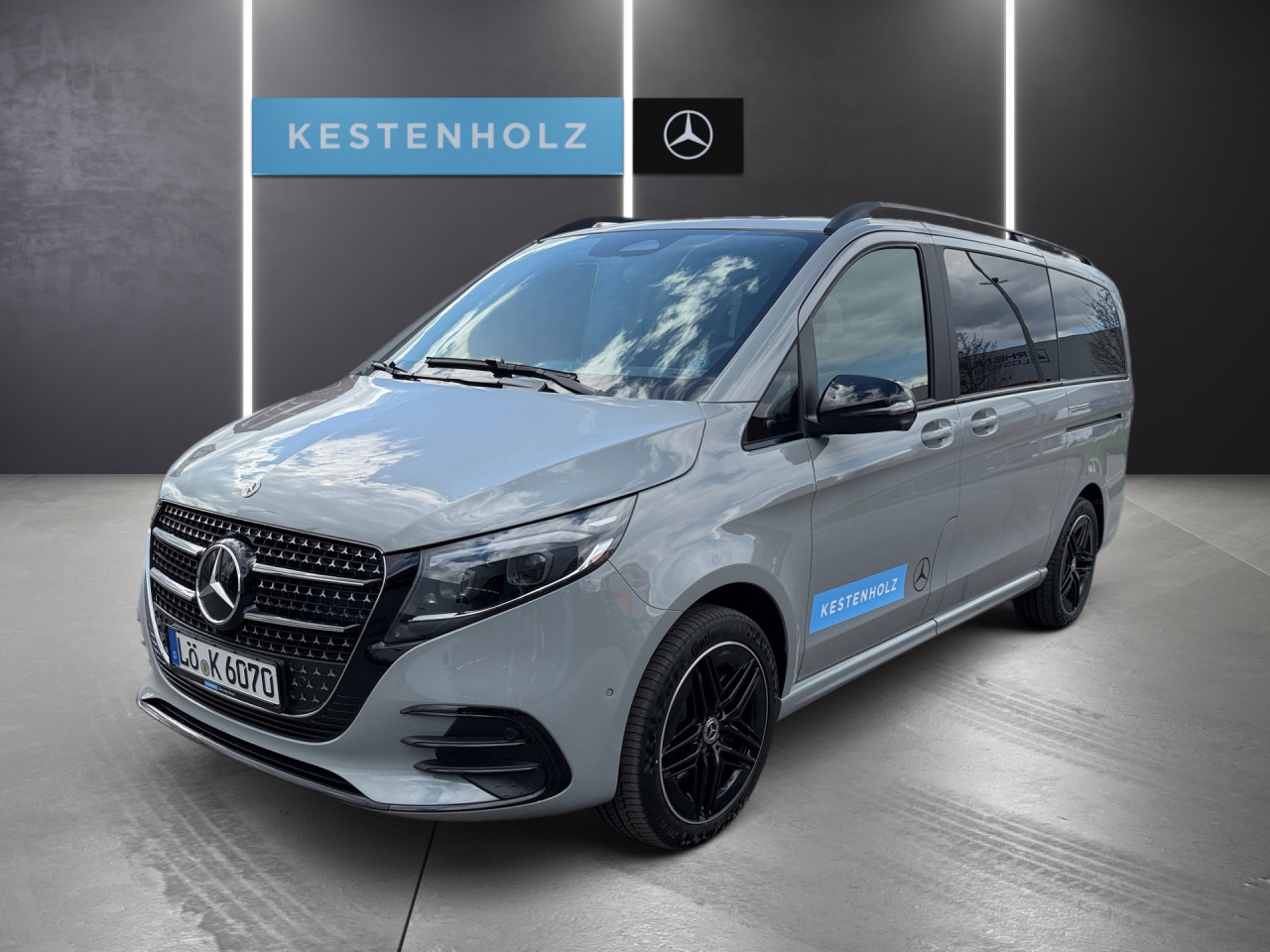 Getriebe: Automatikgetriebe 9 G-TRONIC, 9 G&auml;ngeAusstattungslinie: Ausstattungslinie Exterieur,  AMG Line InterieurAusstattungspakete: Winterpaket,  Night-Paket,  SpiegelpaketAssistenzsysteme: Fernlichtassistent,  Surround-Kamerasystem: Park-Paket mit 360&deg;-Kamera,  Fahrlichtautomatik,  DISTRONIC,  Berganfahrhilfe,  Spracheingabesystem,  M&uuml;digkeitserkennung,  Spurhalteassistent mit aktivem Lenk-Assistent: aktiv,  Bremsassistent,  Fahrerassistenzpaket,  Anh&auml;ngerrangierassistent,  COLLISION PREVENTION ASSIST,  ATTENTION ASSIST,  Verkehrszeichenerkennung m. Geschwindigkeitslimit-Assistent,  AutobahnassistentLicht und Sicht: Multibeam LED Scheinwerfer,  Tagfahrlicht,  Automatisch abblendender Innenspiegel,  W&auml;rmeschutzverglasung,  LichtsensorAudio &amp; Kommunikation: MBUX,  Navigationssystem,  Radio,  Digitaler Radioempfang DAB+,  zentrale Bedieneinheit: Touchpad,  Burmester Surround-Soundsystem,  AUX &amp; USB Anschluss,  Handyvorbereitung Bluetooth,  Smartphone-App Integration,  Kabelloses Laden f&uuml;r Handys,  WLAN HotspotKomfort: Widescreen Cockpit,  Klimaautomatik,  Fahrersitz h&ouml;henverstellbar,  Lordosenst&uuml;tze Fahrer/Beifahrer,  Sitzheizung Fahrer/Beifahrer,  Easy-Entry Einstiegshilfe,  Komfortsitz Fahrer/Beifahrer,  Armauflage hinten,  Standheizung: Warmwasser-Zusatzheizung, Elektrisch,  Servolenkung,  Lenks&auml;ule verstellbar,  Start-Stopp System,  Zentralverriegelung,  Fensterheber elektrisch,  EASY-PACK Heckklappe,  Sitzklimatisierung hinten,  Getr&auml;nkehalter hintenInterieur: Sitze Leder Leder Lugano schwarz,  Innenfarbe schwarz,  Multifunktions-Lederlenkrad,  Lenkradheizung,  Bordcomputer,  Dekoreinlagen: C1L AMG Frontsto&szlig;f&auml;nger mit Zierelementen in schwarz, FB1 AMG Zierelemente,  Bodenbelag TeppichExterieur: AGILITY CONTROL Fahrwerk,  Anh&auml;ngerkupplung Kugel abnehmbar,  Touchscreen Bedienung,  AMG Leichtmetallfelgen 19 Zoll,  Au&szlig;enspiegel elekt. verstell- &amp; anklappbar, beheizt,  Dachreling,  Schiebet&uuml;r links u. rechts elektrisch,  Notrufsystem,  Rettungsgassen-AssistentAirbags: MittelairbagSicherheit: ISOFIX Kindersitzbefestigung,  Fahrer- /Beifahrerairbag,  Kopfairbag vorn und hinten,  Seitenairbag vorn,  Traktionskontrolle,  Elektr. Stabilit&auml;tsprogramm ESP,  Reifendruckkontrolle,  Wegfahrsperre,  Au&szlig;entemperatur Anzeige,  Antiblockiersystem ABS,  Bremsverschlei&szlig;anzeige,  Notbremsassistent,  Totwinkel-AssistentWeitere Ausstattung: 7B4 WIPPS-L&auml;nder WEU+COC,  BlueEfficiency-Paket,  PRE-SAFESonstige Ma&szlig;e und Gewichte: zul&auml;ssiges Gesamtgewicht: 3.200 kg,  Kraftstofftank: 70l,  Radstand: 3.200 mm24 Monate Garantie ab Erstzulassung. Fahrzeug hat Haltedauer. Liefertermin in Abstimmung mit dem Verk&auml;ufer. Irrt&uuml;mer und &Auml;nderungen vorbehalten