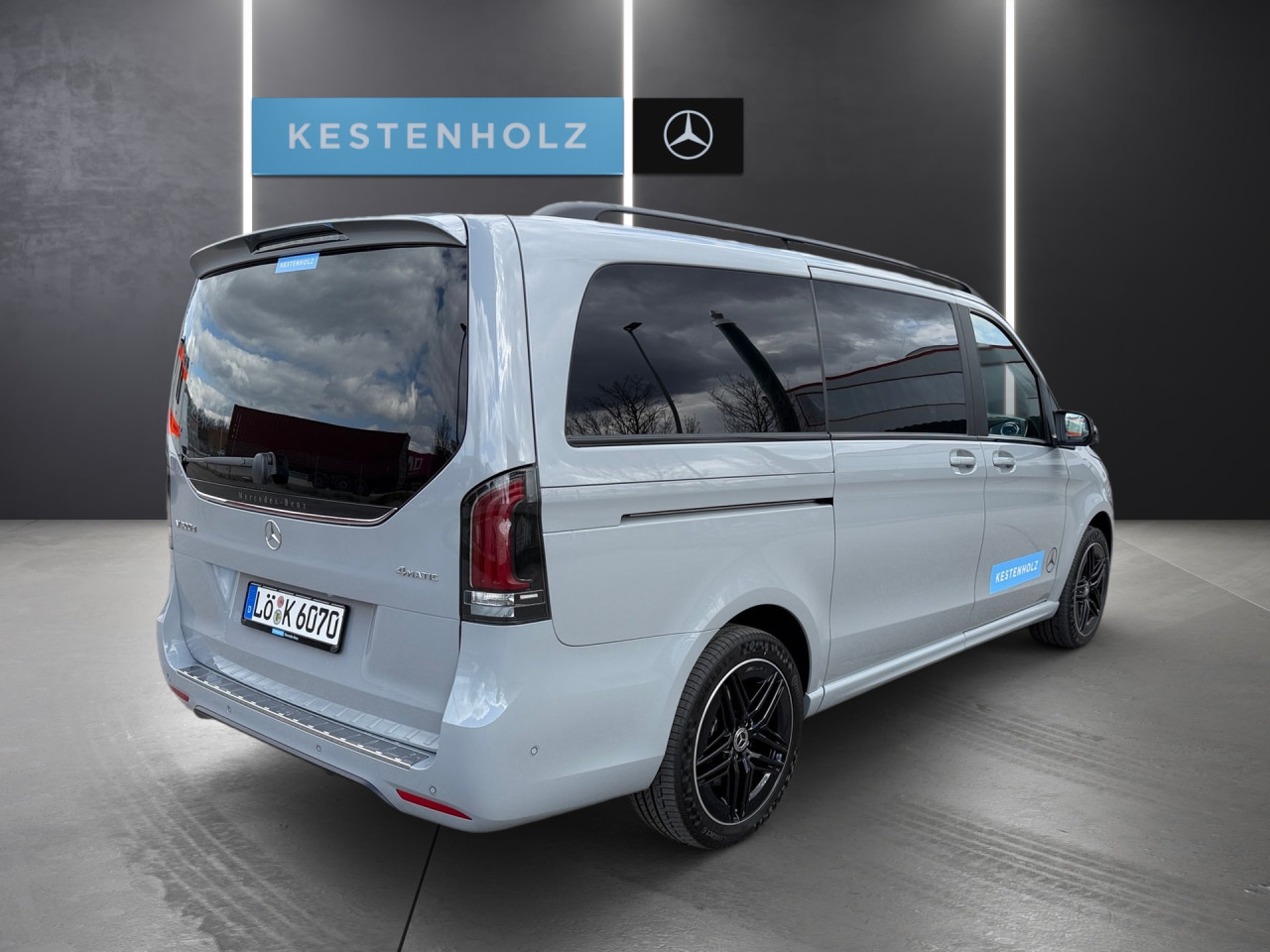 Getriebe: Automatikgetriebe 9 G-TRONIC, 9 G&auml;ngeAusstattungslinie: Ausstattungslinie Exterieur,  AMG Line InterieurAusstattungspakete: Winterpaket,  Night-Paket,  SpiegelpaketAssistenzsysteme: Fernlichtassistent,  Surround-Kamerasystem: Park-Paket mit 360&deg;-Kamera,  Fahrlichtautomatik,  DISTRONIC,  Berganfahrhilfe,  Spracheingabesystem,  M&uuml;digkeitserkennung,  Spurhalteassistent mit aktivem Lenk-Assistent: aktiv,  Bremsassistent,  Fahrerassistenzpaket,  Anh&auml;ngerrangierassistent,  COLLISION PREVENTION ASSIST,  ATTENTION ASSIST,  Verkehrszeichenerkennung m. Geschwindigkeitslimit-Assistent,  AutobahnassistentLicht und Sicht: Multibeam LED Scheinwerfer,  Tagfahrlicht,  Automatisch abblendender Innenspiegel,  W&auml;rmeschutzverglasung,  LichtsensorAudio &amp; Kommunikation: MBUX,  Navigationssystem,  Radio,  Digitaler Radioempfang DAB+,  zentrale Bedieneinheit: Touchpad,  Burmester Surround-Soundsystem,  AUX &amp; USB Anschluss,  Handyvorbereitung Bluetooth,  Smartphone-App Integration,  Kabelloses Laden f&uuml;r Handys,  WLAN HotspotKomfort: Widescreen Cockpit,  Klimaautomatik,  Fahrersitz h&ouml;henverstellbar,  Lordosenst&uuml;tze Fahrer/Beifahrer,  Sitzheizung Fahrer/Beifahrer,  Easy-Entry Einstiegshilfe,  Komfortsitz Fahrer/Beifahrer,  Armauflage hinten,  Standheizung: Warmwasser-Zusatzheizung, Elektrisch,  Servolenkung,  Lenks&auml;ule verstellbar,  Start-Stopp System,  Zentralverriegelung,  Fensterheber elektrisch,  EASY-PACK Heckklappe,  Sitzklimatisierung hinten,  Getr&auml;nkehalter hintenInterieur: Sitze Leder Leder Lugano schwarz,  Innenfarbe schwarz,  Multifunktions-Lederlenkrad,  Lenkradheizung,  Bordcomputer,  Dekoreinlagen: C1L AMG Frontsto&szlig;f&auml;nger mit Zierelementen in schwarz, FB1 AMG Zierelemente,  Bodenbelag TeppichExterieur: AGILITY CONTROL Fahrwerk,  Anh&auml;ngerkupplung Kugel abnehmbar,  Touchscreen Bedienung,  AMG Leichtmetallfelgen 19 Zoll,  Au&szlig;enspiegel elekt. verstell- &amp; anklappbar, beheizt,  Dachreling,  Schiebet&uuml;r links u. rechts elektrisch,  Notrufsystem,  Rettungsgassen-AssistentAirbags: MittelairbagSicherheit: ISOFIX Kindersitzbefestigung,  Fahrer- /Beifahrerairbag,  Kopfairbag vorn und hinten,  Seitenairbag vorn,  Traktionskontrolle,  Elektr. Stabilit&auml;tsprogramm ESP,  Reifendruckkontrolle,  Wegfahrsperre,  Au&szlig;entemperatur Anzeige,  Antiblockiersystem ABS,  Bremsverschlei&szlig;anzeige,  Notbremsassistent,  Totwinkel-AssistentWeitere Ausstattung: 7B4 WIPPS-L&auml;nder WEU+COC,  BlueEfficiency-Paket,  PRE-SAFESonstige Ma&szlig;e und Gewichte: zul&auml;ssiges Gesamtgewicht: 3.200 kg,  Kraftstofftank: 70l,  Radstand: 3.200 mm24 Monate Garantie ab Erstzulassung. Fahrzeug hat Haltedauer. Liefertermin in Abstimmung mit dem Verk&auml;ufer. Irrt&uuml;mer und &Auml;nderungen vorbehalten