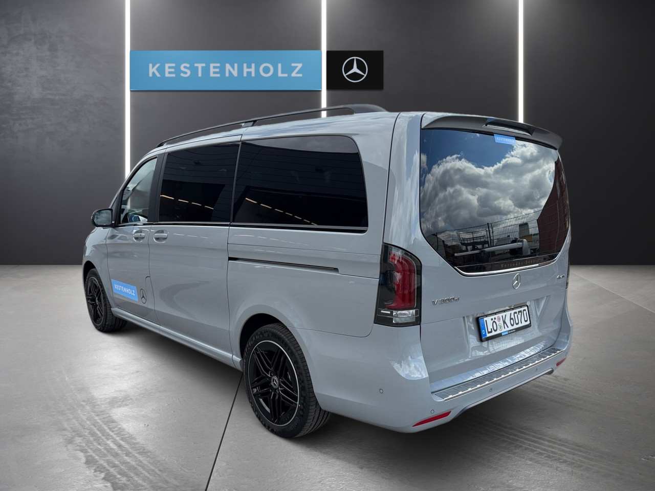 Getriebe: Automatikgetriebe 9 G-TRONIC, 9 G&auml;ngeAusstattungslinie: Ausstattungslinie Exterieur,  AMG Line InterieurAusstattungspakete: Winterpaket,  Night-Paket,  SpiegelpaketAssistenzsysteme: Fernlichtassistent,  Surround-Kamerasystem: Park-Paket mit 360&deg;-Kamera,  Fahrlichtautomatik,  DISTRONIC,  Berganfahrhilfe,  Spracheingabesystem,  M&uuml;digkeitserkennung,  Spurhalteassistent mit aktivem Lenk-Assistent: aktiv,  Bremsassistent,  Fahrerassistenzpaket,  Anh&auml;ngerrangierassistent,  COLLISION PREVENTION ASSIST,  ATTENTION ASSIST,  Verkehrszeichenerkennung m. Geschwindigkeitslimit-Assistent,  AutobahnassistentLicht und Sicht: Multibeam LED Scheinwerfer,  Tagfahrlicht,  Automatisch abblendender Innenspiegel,  W&auml;rmeschutzverglasung,  LichtsensorAudio &amp; Kommunikation: MBUX,  Navigationssystem,  Radio,  Digitaler Radioempfang DAB+,  zentrale Bedieneinheit: Touchpad,  Burmester Surround-Soundsystem,  AUX &amp; USB Anschluss,  Handyvorbereitung Bluetooth,  Smartphone-App Integration,  Kabelloses Laden f&uuml;r Handys,  WLAN HotspotKomfort: Widescreen Cockpit,  Klimaautomatik,  Fahrersitz h&ouml;henverstellbar,  Lordosenst&uuml;tze Fahrer/Beifahrer,  Sitzheizung Fahrer/Beifahrer,  Easy-Entry Einstiegshilfe,  Komfortsitz Fahrer/Beifahrer,  Armauflage hinten,  Standheizung: Warmwasser-Zusatzheizung, Elektrisch,  Servolenkung,  Lenks&auml;ule verstellbar,  Start-Stopp System,  Zentralverriegelung,  Fensterheber elektrisch,  EASY-PACK Heckklappe,  Sitzklimatisierung hinten,  Getr&auml;nkehalter hintenInterieur: Sitze Leder Leder Lugano schwarz,  Innenfarbe schwarz,  Multifunktions-Lederlenkrad,  Lenkradheizung,  Bordcomputer,  Dekoreinlagen: C1L AMG Frontsto&szlig;f&auml;nger mit Zierelementen in schwarz, FB1 AMG Zierelemente,  Bodenbelag TeppichExterieur: AGILITY CONTROL Fahrwerk,  Anh&auml;ngerkupplung Kugel abnehmbar,  Touchscreen Bedienung,  AMG Leichtmetallfelgen 19 Zoll,  Au&szlig;enspiegel elekt. verstell- &amp; anklappbar, beheizt,  Dachreling,  Schiebet&uuml;r links u. rechts elektrisch,  Notrufsystem,  Rettungsgassen-AssistentAirbags: MittelairbagSicherheit: ISOFIX Kindersitzbefestigung,  Fahrer- /Beifahrerairbag,  Kopfairbag vorn und hinten,  Seitenairbag vorn,  Traktionskontrolle,  Elektr. Stabilit&auml;tsprogramm ESP,  Reifendruckkontrolle,  Wegfahrsperre,  Au&szlig;entemperatur Anzeige,  Antiblockiersystem ABS,  Bremsverschlei&szlig;anzeige,  Notbremsassistent,  Totwinkel-AssistentWeitere Ausstattung: 7B4 WIPPS-L&auml;nder WEU+COC,  BlueEfficiency-Paket,  PRE-SAFESonstige Ma&szlig;e und Gewichte: zul&auml;ssiges Gesamtgewicht: 3.200 kg,  Kraftstofftank: 70l,  Radstand: 3.200 mm24 Monate Garantie ab Erstzulassung. Fahrzeug hat Haltedauer. Liefertermin in Abstimmung mit dem Verk&auml;ufer. Irrt&uuml;mer und &Auml;nderungen vorbehalten