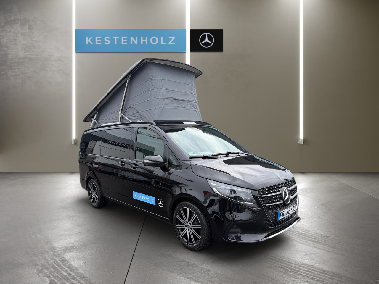 Getriebe: Automatikgetriebe 9 G-TRONIC, 9 G&auml;ngeAusstattungspakete: Ablagepaket,  Winterpaket,  Premiumpaket: Premium-Plus-Paket,  SpiegelpaketAssistenzsysteme: Fahrlichtautomatik,  DISTRONIC,  Bremsassistent,  Berganfahrhilfe,  Aktiver Lenk-Assistent: aktiv,  Fernlichtassistent,  ATTENTION ASSIST,  Surround-Kamerasystem: Park-Paket mit 360&deg;-Kamera,  Fahrerassistenzpaket,  Verkehrszeichenerkennung m. Geschwindigkeitslimit-Assistent,  AutobahnassistentLicht und Sicht: Multibeam LED Scheinwerfer,  W&auml;rmeschutzverglasung,  Ambientebeleuchtung mehrfarbigAudio &amp; Kommunikation: Navigationssystem,  Radio,  Soundsystem,  Handyvorbereitung Bluetooth,  zentrale Bedieneinheit: Touchpad,  MBUX,  Digitaler Radioempfang DAB+,  Kabelloses Laden f&uuml;r Handys,  Smartphone-App IntegrationKomfort: Armauflage hinten,  Klimaautomatik,  Lenks&auml;ule verstellbar,  Sitzheizung Fahrer/Beifahrer,  Komfortsitz Fahrer,  Standheizung: Warmwasser-Zusatzheizung,  Zentralverriegelung,  Start-Stopp System,  Lordosenst&uuml;tze Fahrer/Beifahrer,  Getr&auml;nkehalter vorn u. hinten,  Widescreen CockpitInterieur: Sitze Leder Leder Lugano schwarz MARCO POLO,  Innenfarbe schwarz,  Multifunktions-Lederlenkrad,  Dekoreinlagen: FH0 Zierelemente Klavierlackoptik schwarz,  LenkradheizungExterieur: AIRMATIC DC,  Anh&auml;ngerkupplung Kugel abnehmbar,  Leichtmetallfelgen 19 Zoll,  Au&szlig;enspiegel elekt. verstell- &amp; anklappbar, beheizt,  Notrufsystem,  Touchscreen Bedienung,  Schiebet&uuml;r rechts elektrisch,  Innenspiegel digital,  Rettungsgassen-Assistent,  AufstelldachAirbags:Sicherheit: Fahrer- /Beifahrerairbag,  Seitenairbag vorn,  Kopfairbag vorn,  Reifendruckkontrolle,  Totwinkel-AssistentWeitere Ausstattung: Z9M Edition Classic,  Dachbett,  Akustikpaket,  BlueEfficiency-Paket,  V53 Bodenbelag in Steinoptik anthrazit,  Camper Level-Control,  Ambientebeleuchtung Marco Polo-Schrankmodul,  PRE-SAFE,  Diebstahlschutz-Paket,  7B4 WIPPS-L&auml;nder WEU+COCSonstige Ma&szlig;e und Gewichte: zul&auml;ssiges Gesamtgewicht: 3.200 kg,  Kraftstofftank: 70l,  Radstand: 3.200 mm24 Monate Garantie ab Erstzulassung. Fahrzeug hat Haltedauer. Liefertermin in Abstimmung mit dem Verk&auml;ufer. Irrt&uuml;mer und &Auml;nderungen vorbehalten