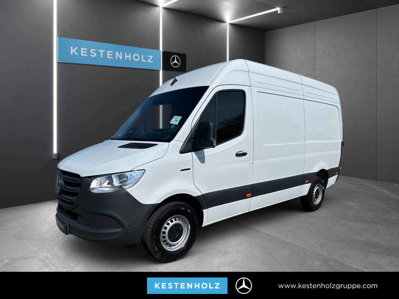 Getriebe: AutomatikgetriebeAusstattungspakete: Winterpaket,  Ausstattungspaket: AkustikpaketAssistenzsysteme: Bremsassistent,  Tempomat,  Fahrlichtautomatik,  Spurhalteassistent,  Einparkhilfe hinten: Park-Paket,  R&uuml;ckfahrkamera,  Berganfahrhilfe,  Seitenwind Assistent,  ATTENTION ASSIST,  VerkehrszeichenerkennungLicht und Sicht: Regensensor,  W&auml;rmeschutzverglasungAudio &amp; Kommunikation: Navigationssystem,  Digitaler Radioempfang DAB,  Handyvorbereitung Bluetooth,  Kabelloses Laden f&uuml;r Handys,  Smartphone-App Integration,  MBUXExterieur: Au&szlig;enspiegel elekt. verstell- &amp; anklappbar, beheizt,  Reserverad,  Schiebet&uuml;r rechts,  Notrufsystem,  Geschwindigkeitsbegrenzer: 120 km/h,  Touchscreen Bedienung,  Ladekabel Mode 3 (Typ 2/2)Sicherheit: Fahrer- /Beifahrerairbag,  Au&szlig;entemperatur Anzeige,  Reifendruckverlust-Warnung,  Akustischer Umfeldschutz,  Totwinkel-AssistentInterieur: Sitze Stoff Maturin schwarz,  Innenfarbe schwarz,  Multifunktionslenkrad,  Trennwand,  Laderaumboden Holz,  Laderaumwandverkleidung Holz hochKomfort: Klimaanlage,  Vorklimatisierung,  Zusatzheizung: Warmluft-Zusatzheizung elektrisch,  Armauflage Fahrer,  Sitzheizung Fahrer/Beifahrer,  Beifahrersitzbank 2 Personen,  Lenks&auml;ule verstellbar,  Getr&auml;nkehalter vornWeitere Ausstattung: E8V Hochvoltbatterie (81 kWh),  Wartungs-Paket,  L21 R&uuml;ckfahrleuchte unten,  Laderaum-Paket 2,  E5J DC Laden 50 kW,  M5E Elektromotor Leistungsstufe 100 kW,  EW5 Digitales Extra: Remote und Charging Premium,  Y5E Charging Package Identifier,  E6A AC Laden bis zu 11 kWLaderaum: L&auml;nge 3.375 mm, Breite 1.787 mm, H&ouml;he 2.009 mm,  Volumen 12 m&Acirc;&sup3;Sonstige Ma&szlig;e und Gewichte: zul&auml;ssiges Gesamtgewicht: 3.500 kg,  Radstand: 3.665 mmIrrt&uuml;mer und &Auml;nderungen vorbehalten