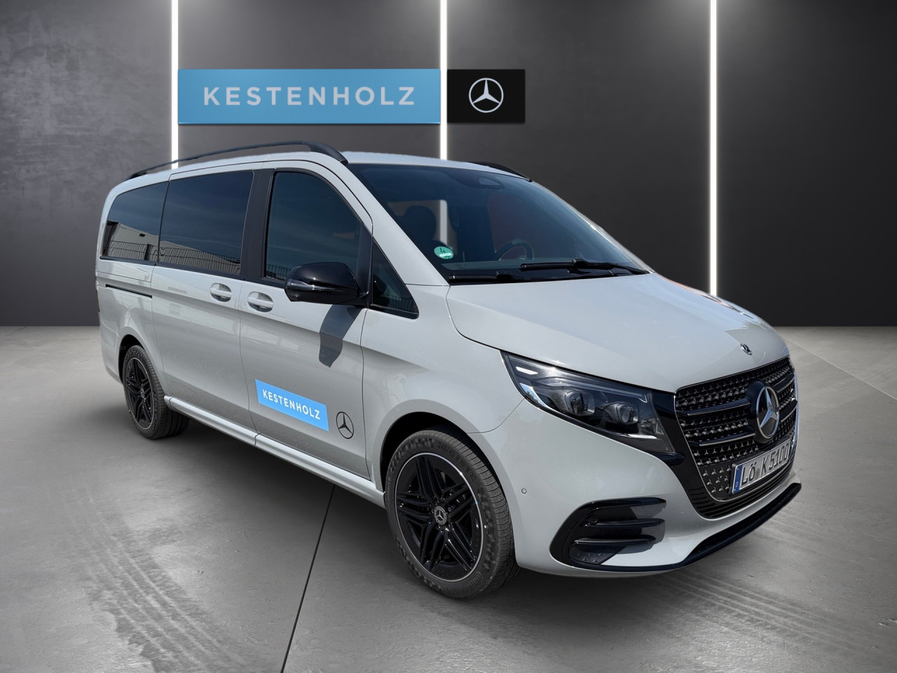 Getriebe: Automatikgetriebe 9 G-TRONIC, 9 G&auml;ngeAusstattungslinie: Ausstattungslinie Exterieur,  AMG Line InterieurAusstattungspakete: Winterpaket,  Night-Paket,  SpiegelpaketAssistenzsysteme: Fernlichtassistent,  Surround-Kamerasystem: Park-Paket mit 360&deg;-Kamera,  Fahrlichtautomatik,  DISTRONIC,  Berganfahrhilfe,  Spracheingabesystem,  M&uuml;digkeitserkennung,  Spurhalteassistent mit aktivem Lenk-Assistent,  Bremsassistent,  Fahrerassistenzpaket,  Anh&auml;ngerrangierassistent,  COLLISION PREVENTION ASSIST,  ATTENTION ASSIST,  Verkehrszeichenerkennung m. Geschwindigkeitslimit-Assistent,  AutobahnassistentLicht und Sicht: Multibeam LED Scheinwerfer,  Tagfahrlicht,  W&auml;rmeschutzverglasung,  LichtsensorAudio &amp; Kommunikation: MBUX,  Navigationssystem,  Radio,  Digitaler Radioempfang DAB+,  zentrale Bedieneinheit: Touchpad,  Burmester Surround-Soundsystem,  AUX &amp; USB Anschluss,  Handyvorbereitung Bluetooth,  Smartphone-App Integration,  Kabelloses Laden f&uuml;r Handys,  WLAN HotspotKomfort: Widescreen Cockpit,  Klimaautomatik,  Glasschiebe-Hebedach elekt.,  Fahrersitz h&ouml;henverstellbar,  Lordosenst&uuml;tze Fahrer/Beifahrer,  Sitzheizung Fahrer/Beifahrer,  Easy-Entry Einstiegshilfe,  Komfortsitz Fahrer/Beifahrer,  Armauflage hinten,  Standheizung: Warmwasser-Zusatzheizung, Elektrisch,  Servolenkung,  Lenks&auml;ule verstellbar,  Start-Stopp System,  Zentralverriegelung,  Fensterheber elektrisch,  EASY-PACK Heckklappe,  Sitzklimatisierung vorn,  Getr&auml;nkehalter hintenInterieur: Sitze Leder Leder Lugano schwarz,  Innenfarbe schwarz,  Multifunktions-Lederlenkrad,  Lenkradheizung,  Bordcomputer,  Dekoreinlagen: FB1 AMG Zierelemente, C1L AMG Frontsto&szlig;f&auml;nger mit Zierelementen in schwarz,  Bodenbelag TeppichExterieur: AGILITY CONTROL Fahrwerk,  Anh&auml;ngerkupplung Kugel abnehmbar,  Touchscreen Bedienung,  AMG Leichtmetallfelgen 19 Zoll,  Au&szlig;enspiegel elekt. verstell- &amp; anklappbar, beheizt,  Dachreling,  Schiebet&uuml;r links u. rechts elektrisch,  Notrufsystem,  Innenspiegel digital,  Rettungsgassen-AssistentAirbags: MittelairbagSicherheit: ISOFIX Kindersitzbefestigung,  Fahrer- /Beifahrerairbag,  Kopfairbag vorn und hinten,  Seitenairbag vorn,  Traktionskontrolle,  Elektr. Stabilit&auml;tsprogramm ESP,  Reifendruckkontrolle,  Wegfahrsperre,  Au&szlig;entemperatur Anzeige,  Antiblockiersystem ABS,  Bremsverschlei&szlig;anzeige,  Notbremsassistent,  Totwinkel-AssistentWeitere Ausstattung: 7B4 WIPPS-L&auml;nder WEU+COC,  PRE-SAFE,  BlueEfficiency-PaketSonstige Ma&szlig;e und Gewichte: zul&auml;ssiges Gesamtgewicht: 3.200 kg,  Kraftstofftank: 70l,  Radstand: 3.200 mm24 Monate Garantie ab Erstzulassung. Fahrzeug hat Haltedauer. Liefertermin in Abstimmung mit dem Verk&auml;ufer. Irrt&uuml;mer und &Auml;nderungen vorbehalten