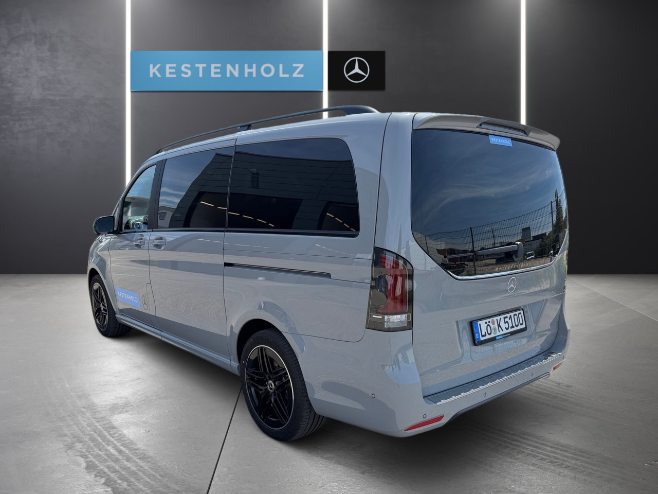 Getriebe: Automatikgetriebe 9 G-TRONIC, 9 G&auml;ngeAusstattungslinie: Ausstattungslinie Exterieur,  AMG Line InterieurAusstattungspakete: Winterpaket,  Night-Paket,  SpiegelpaketAssistenzsysteme: Fernlichtassistent,  Surround-Kamerasystem: Park-Paket mit 360&deg;-Kamera,  Fahrlichtautomatik,  DISTRONIC,  Berganfahrhilfe,  Spracheingabesystem,  M&uuml;digkeitserkennung,  Spurhalteassistent mit aktivem Lenk-Assistent,  Bremsassistent,  Fahrerassistenzpaket,  Anh&auml;ngerrangierassistent,  COLLISION PREVENTION ASSIST,  ATTENTION ASSIST,  Verkehrszeichenerkennung m. Geschwindigkeitslimit-Assistent,  AutobahnassistentLicht und Sicht: Multibeam LED Scheinwerfer,  Tagfahrlicht,  W&auml;rmeschutzverglasung,  LichtsensorAudio &amp; Kommunikation: MBUX,  Navigationssystem,  Radio,  Digitaler Radioempfang DAB+,  zentrale Bedieneinheit: Touchpad,  Burmester Surround-Soundsystem,  AUX &amp; USB Anschluss,  Handyvorbereitung Bluetooth,  Smartphone-App Integration,  Kabelloses Laden f&uuml;r Handys,  WLAN HotspotKomfort: Widescreen Cockpit,  Klimaautomatik,  Glasschiebe-Hebedach elekt.,  Fahrersitz h&ouml;henverstellbar,  Lordosenst&uuml;tze Fahrer/Beifahrer,  Sitzheizung Fahrer/Beifahrer,  Easy-Entry Einstiegshilfe,  Komfortsitz Fahrer/Beifahrer,  Armauflage hinten,  Standheizung: Warmwasser-Zusatzheizung, Elektrisch,  Servolenkung,  Lenks&auml;ule verstellbar,  Start-Stopp System,  Zentralverriegelung,  Fensterheber elektrisch,  EASY-PACK Heckklappe,  Sitzklimatisierung vorn,  Getr&auml;nkehalter hintenInterieur: Sitze Leder Leder Lugano schwarz,  Innenfarbe schwarz,  Multifunktions-Lederlenkrad,  Lenkradheizung,  Bordcomputer,  Dekoreinlagen: FB1 AMG Zierelemente, C1L AMG Frontsto&szlig;f&auml;nger mit Zierelementen in schwarz,  Bodenbelag TeppichExterieur: AGILITY CONTROL Fahrwerk,  Anh&auml;ngerkupplung Kugel abnehmbar,  Touchscreen Bedienung,  AMG Leichtmetallfelgen 19 Zoll,  Au&szlig;enspiegel elekt. verstell- &amp; anklappbar, beheizt,  Dachreling,  Schiebet&uuml;r links u. rechts elektrisch,  Notrufsystem,  Innenspiegel digital,  Rettungsgassen-AssistentAirbags: MittelairbagSicherheit: ISOFIX Kindersitzbefestigung,  Fahrer- /Beifahrerairbag,  Kopfairbag vorn und hinten,  Seitenairbag vorn,  Traktionskontrolle,  Elektr. Stabilit&auml;tsprogramm ESP,  Reifendruckkontrolle,  Wegfahrsperre,  Au&szlig;entemperatur Anzeige,  Antiblockiersystem ABS,  Bremsverschlei&szlig;anzeige,  Notbremsassistent,  Totwinkel-AssistentWeitere Ausstattung: 7B4 WIPPS-L&auml;nder WEU+COC,  PRE-SAFE,  BlueEfficiency-PaketSonstige Ma&szlig;e und Gewichte: zul&auml;ssiges Gesamtgewicht: 3.200 kg,  Kraftstofftank: 70l,  Radstand: 3.200 mm24 Monate Garantie ab Erstzulassung. Fahrzeug hat Haltedauer. Liefertermin in Abstimmung mit dem Verk&auml;ufer. Irrt&uuml;mer und &Auml;nderungen vorbehalten