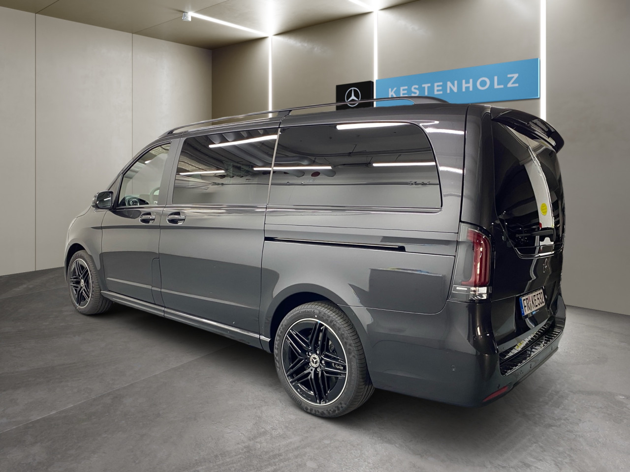 Getriebe: Automatikgetriebe 9 G-TRONIC, 9 G&auml;ngeAusstattungslinie: Ausstattungslinie Exterieur,  AMG Line InterieurAusstattungspakete: Winterpaket,  Night-Paket,  SpiegelpaketAssistenzsysteme: Fernlichtassistent,  Surround-Kamerasystem: Park-Paket mit 360&deg;-Kamera,  Fahrlichtautomatik,  DISTRONIC,  Berganfahrhilfe,  Spracheingabesystem,  M&uuml;digkeitserkennung,  Spurhalteassistent mit aktivem Lenk-Assistent,  Bremsassistent,  Fahrerassistenzpaket,  Anh&auml;ngerrangierassistent,  COLLISION PREVENTION ASSIST,  ATTENTION ASSIST,  Verkehrszeichenerkennung m. Geschwindigkeitslimit-Assistent,  AutobahnassistentLicht und Sicht: Multibeam LED Scheinwerfer,  Tagfahrlicht,  W&auml;rmeschutzverglasung,  LichtsensorAudio &amp; Kommunikation: MBUX,  Navigationssystem,  Radio,  Digitaler Radioempfang DAB+,  zentrale Bedieneinheit: Touchpad,  Burmester Surround-Soundsystem,  AUX &amp; USB Anschluss,  Handyvorbereitung Bluetooth,  Smartphone-App Integration,  Kabelloses Laden f&uuml;r Handys,  WLAN HotspotKomfort: Widescreen Cockpit,  Klimaautomatik,  Glasschiebe-Hebedach elekt.,  Fahrersitz h&ouml;henverstellbar,  Lordosenst&uuml;tze Fahrer/Beifahrer,  Sitzheizung Fahrer/Beifahrer,  Easy-Entry Einstiegshilfe,  Komfortsitz Fahrer/Beifahrer,  Armauflage hinten,  Standheizung: Warmwasser-Zusatzheizung,  Servolenkung,  Lenks&auml;ule verstellbar,  Start-Stopp System,  Zentralverriegelung,  Fensterheber elektrisch,  EASY-PACK Heckklappe,  Sitzklimatisierung vorn,  Getr&auml;nkehalter hintenInterieur: Sitze Leder Leder Lugano schwarz,  Innenfarbe schwarz,  Multifunktions-Lederlenkrad,  Lenkradheizung,  Bordcomputer,  Dekoreinlagen: C1L AMG Frontsto&szlig;f&auml;nger mit Zierelementen in schwarz, F3T Zierelemente Holzoptik Olive dunkelgrau offenporig,  Bodenbelag TeppichExterieur: AGILITY CONTROL Fahrwerk,  Anh&auml;ngerkupplung Kugel abnehmbar,  Touchscreen Bedienung,  AMG Leichtmetallfelgen 19 Zoll,  Au&szlig;enspiegel elekt. verstell- &amp; anklappbar, beheizt,  Dachreling,  Schiebet&uuml;r links u. rechts elektrisch,  Notrufsystem,  Innenspiegel digital,  Rettungsgassen-AssistentAirbags: MittelairbagSicherheit: ISOFIX Kindersitzbefestigung,  Fahrer- /Beifahrerairbag,  Kopfairbag vorn und hinten,  Seitenairbag vorn,  Traktionskontrolle,  Elektr. Stabilit&auml;tsprogramm ESP,  Reifendruckkontrolle,  Wegfahrsperre,  Au&szlig;entemperatur Anzeige,  Antiblockiersystem ABS,  Bremsverschlei&szlig;anzeige,  Notbremsassistent,  Totwinkel-AssistentWeitere Ausstattung: PRE-SAFE,  BlueEfficiency-Paket,  7B4 WIPPS-L&auml;nder WEU+COCSonstige Ma&szlig;e und Gewichte: zul&auml;ssiges Gesamtgewicht: 3.200 kg,  Kraftstofftank: 70l,  Radstand: 3.200 mm24 Monate Garantie ab Erstzulassung. Fahrzeug hat Haltedauer. Liefertermin in Abstimmung mit dem Verk&auml;ufer. Irrt&uuml;mer und &Auml;nderungen vorbehalten
