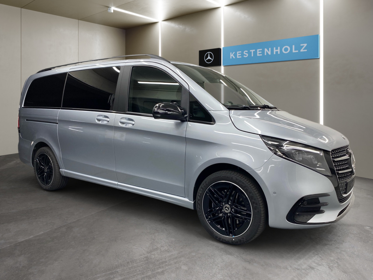 Getriebe: Automatikgetriebe 9 G-TRONIC, 9 G&auml;ngeAusstattungslinie: Ausstattungslinie Exterieur,  AMG Line InterieurAusstattungspakete: Winterpaket,  Night-Paket,  SpiegelpaketAssistenzsysteme: Fernlichtassistent,  Surround-Kamerasystem: Park-Paket mit 360&deg;-Kamera,  Fahrlichtautomatik,  DISTRONIC,  Berganfahrhilfe,  Spracheingabesystem,  M&uuml;digkeitserkennung,  Spurhalteassistent mit aktivem Lenk-Assistent: aktiv,  Bremsassistent,  Fahrerassistenzpaket,  Anh&auml;ngerrangierassistent,  COLLISION PREVENTION ASSIST,  ATTENTION ASSIST,  Verkehrszeichenerkennung m. Geschwindigkeitslimit-Assistent,  AutobahnassistentLicht und Sicht: Multibeam LED Scheinwerfer,  Tagfahrlicht,  Automatisch abblendender Innenspiegel,  W&auml;rmeschutzverglasung,  LichtsensorAudio &amp; Kommunikation: MBUX,  Navigationssystem,  Radio,  Digitaler Radioempfang DAB+,  zentrale Bedieneinheit: Touchpad,  Burmester Surround-Soundsystem,  AUX &amp; USB Anschluss,  Handyvorbereitung Bluetooth,  Smartphone-App Integration,  Kabelloses Laden f&uuml;r Handys,  WLAN HotspotKomfort: Widescreen Cockpit,  Klimaautomatik,  Fahrersitz h&ouml;henverstellbar,  Lordosenst&uuml;tze Fahrer/Beifahrer,  Sitzheizung Fahrer/Beifahrer,  Easy-Entry Einstiegshilfe,  Komfortsitz Fahrer/Beifahrer,  Armauflage hinten,  Standheizung: Warmwasser-Zusatzheizung, Elektrisch,  Servolenkung,  Lenks&auml;ule verstellbar,  Start-Stopp System,  Zentralverriegelung,  Fensterheber elektrisch,  EASY-PACK Heckklappe,  Getr&auml;nkehalter hintenInterieur: Sitze Leder Leder Lugano schwarz,  Innenfarbe schwarz,  Multifunktions-Lederlenkrad,  Lenkradheizung,  Bordcomputer,  Dekoreinlagen: C1L AMG Frontsto&szlig;f&auml;nger mit Zierelementen in schwarz, F3T Zierelemente Holzoptik Olive dunkelgrau offenporig,  Bodenbelag TeppichExterieur: AGILITY CONTROL Fahrwerk,  Anh&auml;ngerkupplung Kugel abnehmbar,  Touchscreen Bedienung,  AMG Leichtmetallfelgen 19 Zoll,  Au&szlig;enspiegel elekt. verstell- &amp; anklappbar, beheizt,  Dachreling,  Schiebet&uuml;r links u. rechts elektrisch,  Notrufsystem,  Rettungsgassen-AssistentAirbags: MittelairbagSicherheit: ISOFIX Kindersitzbefestigung,  Fahrer- /Beifahrerairbag,  Kopfairbag vorn und hinten,  Seitenairbag vorn,  Traktionskontrolle,  Elektr. Stabilit&auml;tsprogramm ESP,  Reifendruckkontrolle,  Wegfahrsperre,  Au&szlig;entemperatur Anzeige,  Antiblockiersystem ABS,  Bremsverschlei&szlig;anzeige,  Notbremsassistent,  Totwinkel-AssistentWeitere Ausstattung: 7B4 WIPPS-L&auml;nder WEU+COC,  BlueEfficiency-Paket,  PRE-SAFESonstige Ma&szlig;e und Gewichte: zul&auml;ssiges Gesamtgewicht: 3.200 kg,  Kraftstofftank: 70l,  Radstand: 3.200 mm24 Monate Garantie ab Erstzulassung. , Irrt&uuml;mer und &Auml;nderungen vorbehalten