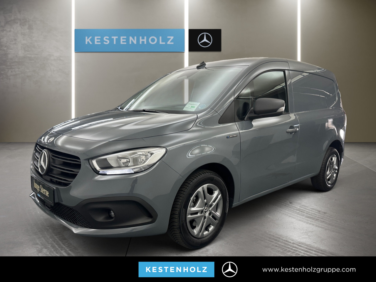 Getriebe: AutomatikgetriebeAusstattungspakete: Komfort Paket: Sitzkomfort-Paket,  WinterpaketAssistenzsysteme: Bremsassistent,  Tempomat,  Spurhalteassistent,  Einparkhilfe hinten: Park-Paket,  R&uuml;ckfahrkamera,  Berganfahrhilfe,  ATTENTION ASSIST,  VerkehrszeichenerkennungLicht und Sicht: Regensensor,  LED-Nebelscheinwerfer,  W&auml;rmeschutzverglasung,  Lichtsensor,  beheizbare FrontscheibeAudio &amp; Kommunikation: Navigationssystem: Navigations-Paket,  Digitaler Radioempfang DAB,  Smartphone-App Integration,  MBUXExterieur: Leichtmetallfelgen 16 Zoll,  Au&szlig;enspiegel elekt. anklappbar,  Heckt&uuml;ren 180&deg; &Ouml;ffnungswinkel,  Schiebet&uuml;r rechts,  Notrufsystem,  Touchscreen Bedienung,  Ladekabel Mode 3 (Typ 2/2)Sicherheit: Fahrer- /Beifahrerairbag,  Seitenairbag vorn,  Kopfairbag vorn,  Elektr. Stabilit&auml;tsprogramm ESP,  Antriebsschlupfregelung ASR,  Antiblockiersystem ABS,  Reifendruckverlust-Warnung,  i-Size Kindersitzbefestigung,  Totwinkel-AssistentInterieur: Sitze Stoff Norwich schwarz,  Innenfarbe schwarz,  Multifunktions-Lederlenkrad,  Lenkradheizung,  Trennwand,  Laderaumboden KunststoffKomfort: Klimaautomatik,  Vorklimatisierung,  Fahrer-/Beifahrersitz h&ouml;henverstellbar,  Armauflage Fahrer/Beifahrer,  Sitzheizung Fahrer/Beifahrer,  Lenks&auml;ule verstellbar,  Lordosenst&uuml;tze Fahrer,  Fensterheber elektrisch 2-fach,  Keyless-StartWeitere Ausstattung: X5E INTERNER CODE EVCE3,  EB1 45 kWh Batterie - Wassergek&uuml;hlt,  X79 Steuercode Sonderthemen,  E2J AC LADEN 22 KW / DC LADEN 75 KW,  EW5 Digitales Extra: Remote und Charging Premium,  M6E Elektromotor 90 kW,  E8T Hochvoltbatterie (45 kWh),  Wartungs-Paket,  NM5 MB-NA 60 2b mit Flansch,  Tieflage,  M-Drehzahl,  Gebrauchtwagensiegel: Junge Sterne TransporterLaderaum: L&auml;nge 1.806 mm, Breite 1.524 mm, H&ouml;he 1.256 mm,  Volumen 3 m&Acirc;&sup3;Sonstige Ma&szlig;e und Gewichte: zul&auml;ssiges Gesamtgewicht: 2.230 kg,  Radstand: 2.697 mmIrrt&uuml;mer und &Auml;nderungen vorbehalten