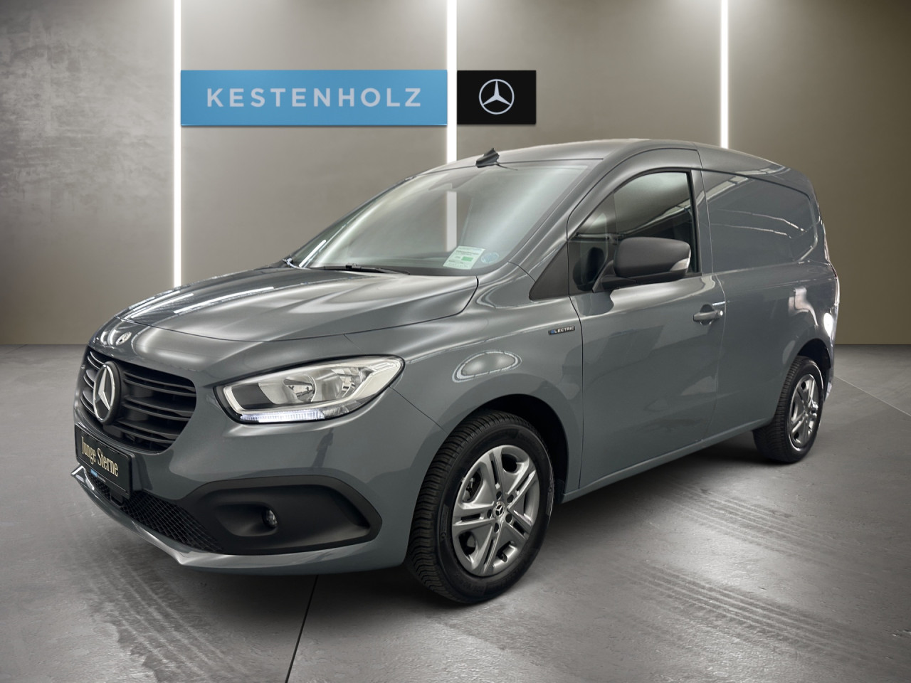 Getriebe: AutomatikgetriebeAusstattungspakete: Komfort Paket: Sitzkomfort-Paket,  WinterpaketAssistenzsysteme: Bremsassistent,  Tempomat,  Spurhalteassistent,  Einparkhilfe hinten: Park-Paket,  R&uuml;ckfahrkamera,  Berganfahrhilfe,  ATTENTION ASSIST,  VerkehrszeichenerkennungLicht und Sicht: Regensensor,  LED-Nebelscheinwerfer,  W&auml;rmeschutzverglasung,  Lichtsensor,  beheizbare FrontscheibeAudio &amp; Kommunikation: Navigationssystem: Navigations-Paket,  Digitaler Radioempfang DAB,  Smartphone-App Integration,  MBUXExterieur: Leichtmetallfelgen 16 Zoll,  Au&szlig;enspiegel elekt. anklappbar,  Heckt&uuml;ren 180&deg; &Ouml;ffnungswinkel,  Schiebet&uuml;r rechts,  Notrufsystem,  Touchscreen Bedienung,  Ladekabel Mode 3 (Typ 2/2)Sicherheit: Fahrer- /Beifahrerairbag,  Seitenairbag vorn,  Kopfairbag vorn,  Elektr. Stabilit&auml;tsprogramm ESP,  Antriebsschlupfregelung ASR,  Antiblockiersystem ABS,  Reifendruckverlust-Warnung,  i-Size Kindersitzbefestigung,  Totwinkel-AssistentInterieur: Sitze Stoff Norwich schwarz,  Innenfarbe schwarz,  Multifunktions-Lederlenkrad,  Lenkradheizung,  Trennwand,  Laderaumboden KunststoffKomfort: Klimaautomatik,  Vorklimatisierung,  Fahrer-/Beifahrersitz h&ouml;henverstellbar,  Armauflage Fahrer/Beifahrer,  Sitzheizung Fahrer/Beifahrer,  Lenks&auml;ule verstellbar,  Lordosenst&uuml;tze Fahrer,  Fensterheber elektrisch 2-fach,  Keyless-StartWeitere Ausstattung: X5E INTERNER CODE EVCE3,  EB1 45 kWh Batterie - Wassergek&uuml;hlt,  X79 Steuercode Sonderthemen,  E2J AC LADEN 22 KW / DC LADEN 75 KW,  EW5 Digitales Extra: Remote und Charging Premium,  M6E Elektromotor 90 kW,  E8T Hochvoltbatterie (45 kWh),  Wartungs-Paket,  NM5 MB-NA 60 2b mit Flansch,  Tieflage,  M-Drehzahl,  Gebrauchtwagensiegel: Junge Sterne TransporterLaderaum: L&auml;nge 1.806 mm, Breite 1.524 mm, H&ouml;he 1.256 mm,  Volumen 3 m&Acirc;&sup3;Sonstige Ma&szlig;e und Gewichte: zul&auml;ssiges Gesamtgewicht: 2.230 kg,  Radstand: 2.697 mmIrrt&uuml;mer und &Auml;nderungen vorbehalten