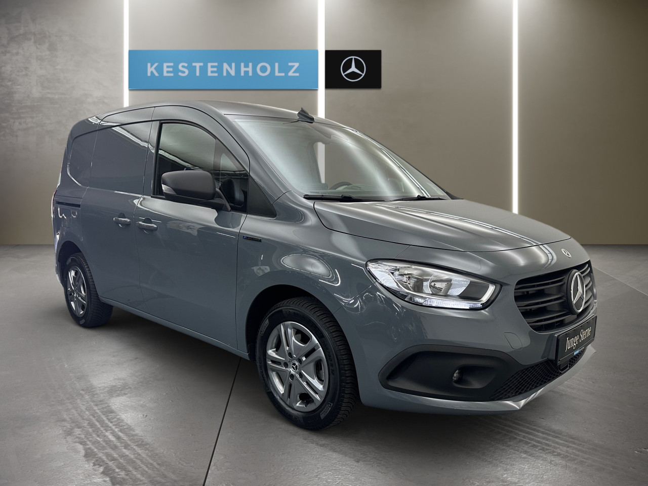 Getriebe: AutomatikgetriebeAusstattungspakete: Komfort Paket: Sitzkomfort-Paket,  WinterpaketAssistenzsysteme: Bremsassistent,  Tempomat,  Spurhalteassistent,  Einparkhilfe hinten: Park-Paket,  R&uuml;ckfahrkamera,  Berganfahrhilfe,  ATTENTION ASSIST,  VerkehrszeichenerkennungLicht und Sicht: Regensensor,  LED-Nebelscheinwerfer,  W&auml;rmeschutzverglasung,  Lichtsensor,  beheizbare FrontscheibeAudio &amp; Kommunikation: Navigationssystem: Navigations-Paket,  Digitaler Radioempfang DAB,  Smartphone-App Integration,  MBUXExterieur: Leichtmetallfelgen 16 Zoll,  Au&szlig;enspiegel elekt. anklappbar,  Heckt&uuml;ren 180&deg; &Ouml;ffnungswinkel,  Schiebet&uuml;r rechts,  Notrufsystem,  Touchscreen Bedienung,  Ladekabel Mode 3 (Typ 2/2)Sicherheit: Fahrer- /Beifahrerairbag,  Seitenairbag vorn,  Kopfairbag vorn,  Elektr. Stabilit&auml;tsprogramm ESP,  Antriebsschlupfregelung ASR,  Antiblockiersystem ABS,  Reifendruckverlust-Warnung,  i-Size Kindersitzbefestigung,  Totwinkel-AssistentInterieur: Sitze Stoff Norwich schwarz,  Innenfarbe schwarz,  Multifunktions-Lederlenkrad,  Lenkradheizung,  Trennwand,  Laderaumboden KunststoffKomfort: Klimaautomatik,  Vorklimatisierung,  Fahrer-/Beifahrersitz h&ouml;henverstellbar,  Armauflage Fahrer/Beifahrer,  Sitzheizung Fahrer/Beifahrer,  Lenks&auml;ule verstellbar,  Lordosenst&uuml;tze Fahrer,  Fensterheber elektrisch 2-fach,  Keyless-StartWeitere Ausstattung: X5E INTERNER CODE EVCE3,  EB1 45 kWh Batterie - Wassergek&uuml;hlt,  X79 Steuercode Sonderthemen,  E2J AC LADEN 22 KW / DC LADEN 75 KW,  EW5 Digitales Extra: Remote und Charging Premium,  M6E Elektromotor 90 kW,  E8T Hochvoltbatterie (45 kWh),  Wartungs-Paket,  NM5 MB-NA 60 2b mit Flansch,  Tieflage,  M-Drehzahl,  Gebrauchtwagensiegel: Junge Sterne TransporterLaderaum: L&auml;nge 1.806 mm, Breite 1.524 mm, H&ouml;he 1.256 mm,  Volumen 3 m&Acirc;&sup3;Sonstige Ma&szlig;e und Gewichte: zul&auml;ssiges Gesamtgewicht: 2.230 kg,  Radstand: 2.697 mmIrrt&uuml;mer und &Auml;nderungen vorbehalten