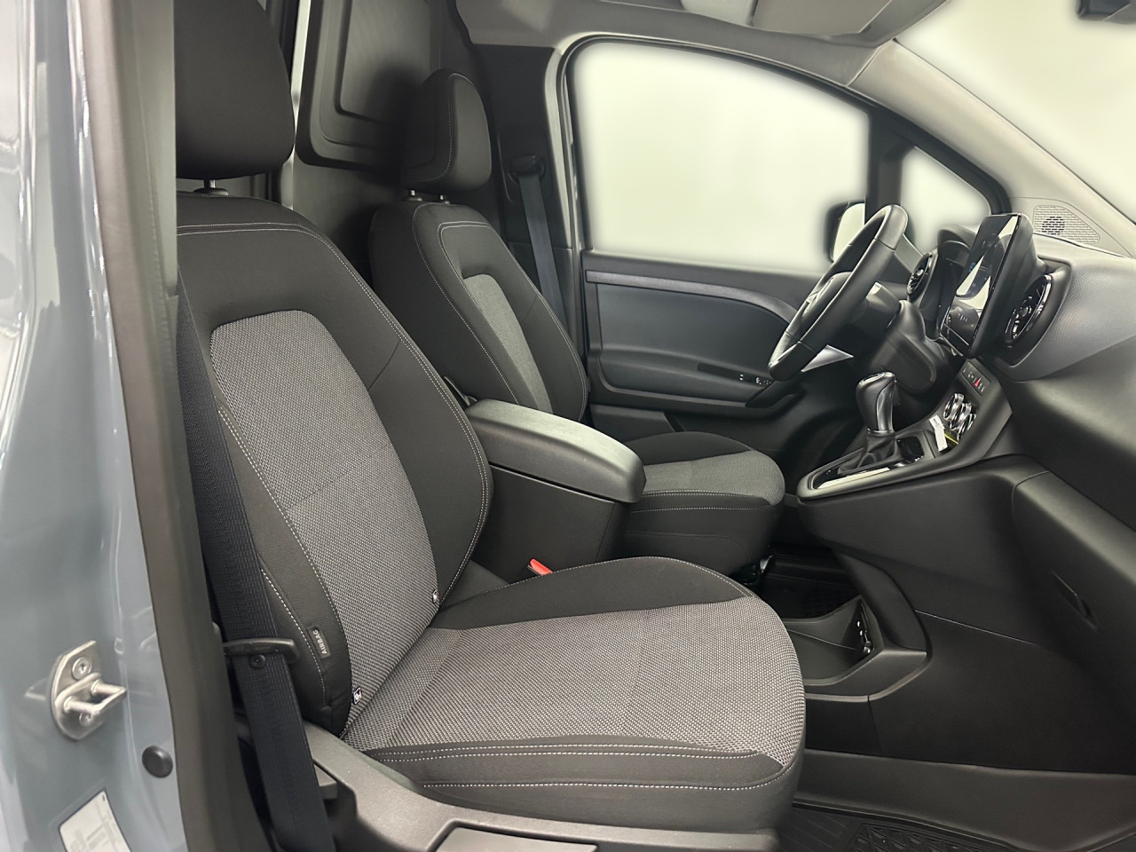 Getriebe: AutomatikgetriebeAusstattungspakete: Komfort Paket: Sitzkomfort-Paket,  WinterpaketAssistenzsysteme: Bremsassistent,  Tempomat,  Spurhalteassistent,  Einparkhilfe hinten: Park-Paket,  R&uuml;ckfahrkamera,  Berganfahrhilfe,  ATTENTION ASSIST,  VerkehrszeichenerkennungLicht und Sicht: Regensensor,  LED-Nebelscheinwerfer,  W&auml;rmeschutzverglasung,  Lichtsensor,  beheizbare FrontscheibeAudio &amp; Kommunikation: Navigationssystem: Navigations-Paket,  Digitaler Radioempfang DAB,  Smartphone-App Integration,  MBUXExterieur: Leichtmetallfelgen 16 Zoll,  Au&szlig;enspiegel elekt. anklappbar,  Heckt&uuml;ren 180&deg; &Ouml;ffnungswinkel,  Schiebet&uuml;r rechts,  Notrufsystem,  Touchscreen Bedienung,  Ladekabel Mode 3 (Typ 2/2)Sicherheit: Fahrer- /Beifahrerairbag,  Seitenairbag vorn,  Kopfairbag vorn,  Elektr. Stabilit&auml;tsprogramm ESP,  Antriebsschlupfregelung ASR,  Antiblockiersystem ABS,  Reifendruckverlust-Warnung,  i-Size Kindersitzbefestigung,  Totwinkel-AssistentInterieur: Sitze Stoff Norwich schwarz,  Innenfarbe schwarz,  Multifunktions-Lederlenkrad,  Lenkradheizung,  Trennwand,  Laderaumboden KunststoffKomfort: Klimaautomatik,  Vorklimatisierung,  Fahrer-/Beifahrersitz h&ouml;henverstellbar,  Armauflage Fahrer/Beifahrer,  Sitzheizung Fahrer/Beifahrer,  Lenks&auml;ule verstellbar,  Lordosenst&uuml;tze Fahrer,  Fensterheber elektrisch 2-fach,  Keyless-StartWeitere Ausstattung: X5E INTERNER CODE EVCE3,  EB1 45 kWh Batterie - Wassergek&uuml;hlt,  X79 Steuercode Sonderthemen,  E2J AC LADEN 22 KW / DC LADEN 75 KW,  EW5 Digitales Extra: Remote und Charging Premium,  M6E Elektromotor 90 kW,  E8T Hochvoltbatterie (45 kWh),  Wartungs-Paket,  NM5 MB-NA 60 2b mit Flansch,  Tieflage,  M-Drehzahl,  Gebrauchtwagensiegel: Junge Sterne TransporterLaderaum: L&auml;nge 1.806 mm, Breite 1.524 mm, H&ouml;he 1.256 mm,  Volumen 3 m&Acirc;&sup3;Sonstige Ma&szlig;e und Gewichte: zul&auml;ssiges Gesamtgewicht: 2.230 kg,  Radstand: 2.697 mmIrrt&uuml;mer und &Auml;nderungen vorbehalten