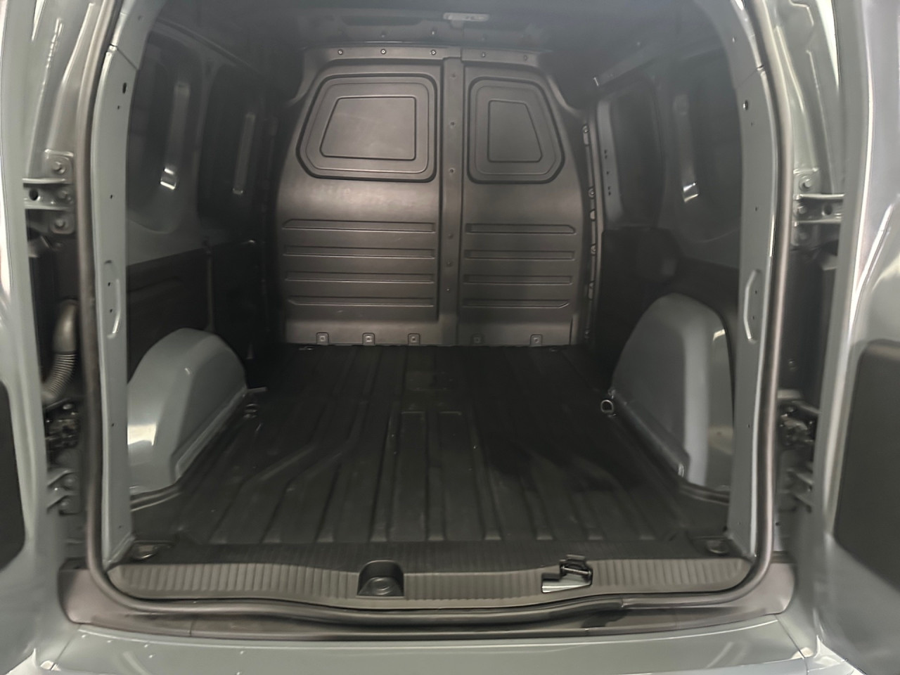 Getriebe: AutomatikgetriebeAusstattungspakete: Komfort Paket: Sitzkomfort-Paket,  WinterpaketAssistenzsysteme: Bremsassistent,  Tempomat,  Spurhalteassistent,  Einparkhilfe hinten: Park-Paket,  R&uuml;ckfahrkamera,  Berganfahrhilfe,  ATTENTION ASSIST,  VerkehrszeichenerkennungLicht und Sicht: Regensensor,  LED-Nebelscheinwerfer,  W&auml;rmeschutzverglasung,  Lichtsensor,  beheizbare FrontscheibeAudio &amp; Kommunikation: Navigationssystem: Navigations-Paket,  Digitaler Radioempfang DAB,  Smartphone-App Integration,  MBUXExterieur: Leichtmetallfelgen 16 Zoll,  Au&szlig;enspiegel elekt. anklappbar,  Heckt&uuml;ren 180&deg; &Ouml;ffnungswinkel,  Schiebet&uuml;r rechts,  Notrufsystem,  Touchscreen Bedienung,  Ladekabel Mode 3 (Typ 2/2)Sicherheit: Fahrer- /Beifahrerairbag,  Seitenairbag vorn,  Kopfairbag vorn,  Elektr. Stabilit&auml;tsprogramm ESP,  Antriebsschlupfregelung ASR,  Antiblockiersystem ABS,  Reifendruckverlust-Warnung,  i-Size Kindersitzbefestigung,  Totwinkel-AssistentInterieur: Sitze Stoff Norwich schwarz,  Innenfarbe schwarz,  Multifunktions-Lederlenkrad,  Lenkradheizung,  Trennwand,  Laderaumboden KunststoffKomfort: Klimaautomatik,  Vorklimatisierung,  Fahrer-/Beifahrersitz h&ouml;henverstellbar,  Armauflage Fahrer/Beifahrer,  Sitzheizung Fahrer/Beifahrer,  Lenks&auml;ule verstellbar,  Lordosenst&uuml;tze Fahrer,  Fensterheber elektrisch 2-fach,  Keyless-StartWeitere Ausstattung: X5E INTERNER CODE EVCE3,  EB1 45 kWh Batterie - Wassergek&uuml;hlt,  X79 Steuercode Sonderthemen,  E2J AC LADEN 22 KW / DC LADEN 75 KW,  EW5 Digitales Extra: Remote und Charging Premium,  M6E Elektromotor 90 kW,  E8T Hochvoltbatterie (45 kWh),  Wartungs-Paket,  NM5 MB-NA 60 2b mit Flansch,  Tieflage,  M-Drehzahl,  Gebrauchtwagensiegel: Junge Sterne TransporterLaderaum: L&auml;nge 1.806 mm, Breite 1.524 mm, H&ouml;he 1.256 mm,  Volumen 3 m&Acirc;&sup3;Sonstige Ma&szlig;e und Gewichte: zul&auml;ssiges Gesamtgewicht: 2.230 kg,  Radstand: 2.697 mmIrrt&uuml;mer und &Auml;nderungen vorbehalten