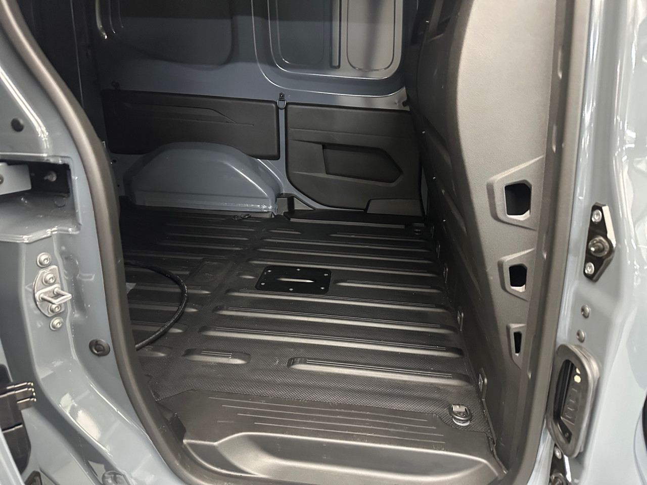 Getriebe: AutomatikgetriebeAusstattungspakete: Komfort Paket: Sitzkomfort-Paket,  WinterpaketAssistenzsysteme: Bremsassistent,  Tempomat,  Spurhalteassistent,  Einparkhilfe hinten: Park-Paket,  R&uuml;ckfahrkamera,  Berganfahrhilfe,  ATTENTION ASSIST,  VerkehrszeichenerkennungLicht und Sicht: Regensensor,  LED-Nebelscheinwerfer,  W&auml;rmeschutzverglasung,  Lichtsensor,  beheizbare FrontscheibeAudio &amp; Kommunikation: Navigationssystem: Navigations-Paket,  Digitaler Radioempfang DAB,  Smartphone-App Integration,  MBUXExterieur: Leichtmetallfelgen 16 Zoll,  Au&szlig;enspiegel elekt. anklappbar,  Heckt&uuml;ren 180&deg; &Ouml;ffnungswinkel,  Schiebet&uuml;r rechts,  Notrufsystem,  Touchscreen Bedienung,  Ladekabel Mode 3 (Typ 2/2)Sicherheit: Fahrer- /Beifahrerairbag,  Seitenairbag vorn,  Kopfairbag vorn,  Elektr. Stabilit&auml;tsprogramm ESP,  Antriebsschlupfregelung ASR,  Antiblockiersystem ABS,  Reifendruckverlust-Warnung,  i-Size Kindersitzbefestigung,  Totwinkel-AssistentInterieur: Sitze Stoff Norwich schwarz,  Innenfarbe schwarz,  Multifunktions-Lederlenkrad,  Lenkradheizung,  Trennwand,  Laderaumboden KunststoffKomfort: Klimaautomatik,  Vorklimatisierung,  Fahrer-/Beifahrersitz h&ouml;henverstellbar,  Armauflage Fahrer/Beifahrer,  Sitzheizung Fahrer/Beifahrer,  Lenks&auml;ule verstellbar,  Lordosenst&uuml;tze Fahrer,  Fensterheber elektrisch 2-fach,  Keyless-StartWeitere Ausstattung: X5E INTERNER CODE EVCE3,  EB1 45 kWh Batterie - Wassergek&uuml;hlt,  X79 Steuercode Sonderthemen,  E2J AC LADEN 22 KW / DC LADEN 75 KW,  EW5 Digitales Extra: Remote und Charging Premium,  M6E Elektromotor 90 kW,  E8T Hochvoltbatterie (45 kWh),  Wartungs-Paket,  NM5 MB-NA 60 2b mit Flansch,  Tieflage,  M-Drehzahl,  Gebrauchtwagensiegel: Junge Sterne TransporterLaderaum: L&auml;nge 1.806 mm, Breite 1.524 mm, H&ouml;he 1.256 mm,  Volumen 3 m&Acirc;&sup3;Sonstige Ma&szlig;e und Gewichte: zul&auml;ssiges Gesamtgewicht: 2.230 kg,  Radstand: 2.697 mmIrrt&uuml;mer und &Auml;nderungen vorbehalten