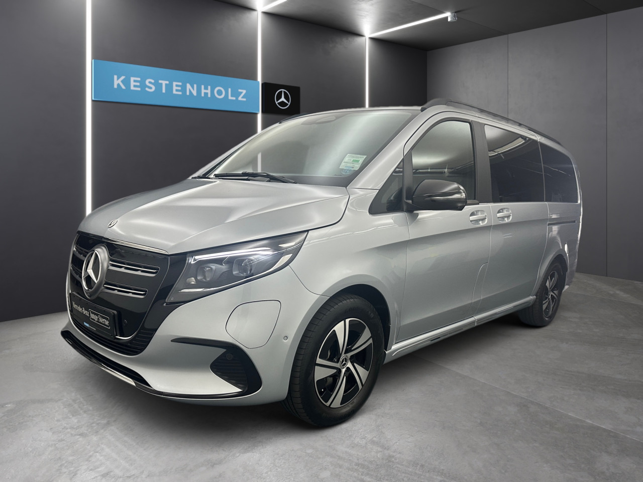 Getriebe: AutomatikgetriebeDetailangaben f&uuml;r XEV Fahrzeug: Nutzbare Batteriekapazit&auml;t: 90,0kWhAusstattungspakete: Komfort Paket: Sitzkomfort-Paket,  Optikpaket: EQV-Design-Paket Exterieur,  Spiegelpaket,  AssistenzpaketAssistenzsysteme: Fernlichtassistent: plus,  Surround-Kamerasystem: Park-Paket mit 360&deg;-Kamera,  Fahrlichtautomatik,  DISTRONIC,  Berganfahrhilfe,  Spracheingabesystem,  M&uuml;digkeitserkennung,  Spurhalteassistent,  Bremsassistent,  COLLISION PREVENTION ASSIST,  ATTENTION ASSIST,  VerkehrszeichenerkennungLicht und Sicht: Multibeam LED Scheinwerfer,  Tagfahrlicht,  Automatisch abblendender Innenspiegel,  W&auml;rmeschutzverglasung,  LichtsensorAudio &amp; Kommunikation: MBUX: High,  Navigationssystem,  Radio,  Digitaler Radioempfang DAB,  zentrale Bedieneinheit: Touchpad,  AUX &amp; USB Anschluss,  Handyvorbereitung Bluetooth,  Smartphone-App Integration,  Kabelloses Laden f&uuml;r Handys,  WLAN HotspotKomfort: Widescreen Cockpit,  Klimaautomatik,  Lordosenst&uuml;tze Fahrer/Beifahrer,  Sitzheizung Fahrer/Beifahrer,  Komfortsitz Fahrer/Beifahrer,  Armauflage hinten,  Zusatzheizung: elektrisch,  Servolenkung,  Lenks&auml;ule verstellbar,  Start-Stopp System,  Zentralverriegelung,  Fensterheber elektrisch,  EASY-PACK Heckklappe: elektr. Schiebet&uuml;r/Heckklappe,  VorklimatisierungInterieur: Sitze Stoff Voltus EQV,  Multifunktions-Lederlenkrad,  Bordcomputer,  Optikpaket Interieur: EQV-Design-Paket Interieur,  Dekoreinlagen: F3Q Zierelement EQV,  Bodenbelag TeppichExterieur: Touchscreen Bedienung,  Leichtmetallfelgen 19 Zoll,  Au&szlig;enspiegel elekt. verstell- &amp; anklappbar, beheizt,  Dachreling,  Schiebet&uuml;r links u. rechts elektrisch,  Notrufsystem,  Geschwindigkeitsbegrenzer: 160 KM/H,  Ladekabel Mode 3 (Typ 2/2),  Wechsel-/Gleichstromladesystem (AC/DC Laden): AC Laden 11 kW / DC Laden 110 kWAirbags: MittelairbagSicherheit: ISOFIX Kindersitzbefestigung,  Fahrer- /Beifahrerairbag,  Kopfairbag vorn und hinten,  Seitenairbag vorn,  Traktionskontrolle,  Elektr. Stabilit&auml;tsprogramm ESP,  Reifendruckverlust-Warnung,  Diebstahlwarnanlage,  Wegfahrsperre,  Au&szlig;entemperatur Anzeige,  Antiblockiersystem ABS,  Bremsverschlei&szlig;anzeige,  Notbremsassistent,  Akustischer Umfeldschutz,  Totwinkel-AssistentWeitere Ausstattung: US6 Einzelsitz 1. Reihe links,  US7 Einzelsitz 1. Reihe rechts,  Wartungs-Paket,  US5 3er-Sitzbank Komfort 2.Reihe,  &auml;u&szlig;erer Sitz klappbar,  V8Q Stoff Voltus EQV,  LE6 Nachtbeleuchtung Fond,  EW5 Digitales Extra: Remote und Charging Premium,  PRE-SAFE,  LB9 AusstiegsleuchtenSonstige Ma&szlig;e und Gewichte: zul&auml;ssiges Gesamtgewicht: 3.500 kg,  Radstand: 3.200 mmIrrt&uuml;mer und &Auml;nderungen vorbehalten