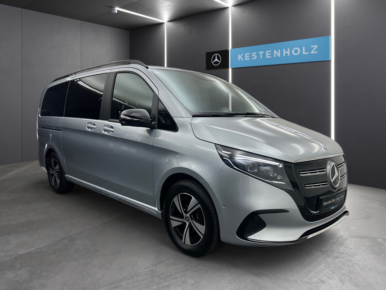 Getriebe: AutomatikgetriebeDetailangaben f&uuml;r XEV Fahrzeug: Nutzbare Batteriekapazit&auml;t: 90,0kWhAusstattungspakete: Komfort Paket: Sitzkomfort-Paket,  Optikpaket: EQV-Design-Paket Exterieur,  Spiegelpaket,  AssistenzpaketAssistenzsysteme: Fernlichtassistent: plus,  Surround-Kamerasystem: Park-Paket mit 360&deg;-Kamera,  Fahrlichtautomatik,  DISTRONIC,  Berganfahrhilfe,  Spracheingabesystem,  M&uuml;digkeitserkennung,  Spurhalteassistent,  Bremsassistent,  COLLISION PREVENTION ASSIST,  ATTENTION ASSIST,  VerkehrszeichenerkennungLicht und Sicht: Multibeam LED Scheinwerfer,  Tagfahrlicht,  Automatisch abblendender Innenspiegel,  W&auml;rmeschutzverglasung,  LichtsensorAudio &amp; Kommunikation: MBUX: High,  Navigationssystem,  Radio,  Digitaler Radioempfang DAB,  zentrale Bedieneinheit: Touchpad,  AUX &amp; USB Anschluss,  Handyvorbereitung Bluetooth,  Smartphone-App Integration,  Kabelloses Laden f&uuml;r Handys,  WLAN HotspotKomfort: Widescreen Cockpit,  Klimaautomatik,  Lordosenst&uuml;tze Fahrer/Beifahrer,  Sitzheizung Fahrer/Beifahrer,  Komfortsitz Fahrer/Beifahrer,  Armauflage hinten,  Zusatzheizung: elektrisch,  Servolenkung,  Lenks&auml;ule verstellbar,  Start-Stopp System,  Zentralverriegelung,  Fensterheber elektrisch,  EASY-PACK Heckklappe: elektr. Schiebet&uuml;r/Heckklappe,  VorklimatisierungInterieur: Sitze Stoff Voltus EQV,  Multifunktions-Lederlenkrad,  Bordcomputer,  Optikpaket Interieur: EQV-Design-Paket Interieur,  Dekoreinlagen: F3Q Zierelement EQV,  Bodenbelag TeppichExterieur: Touchscreen Bedienung,  Leichtmetallfelgen 19 Zoll,  Au&szlig;enspiegel elekt. verstell- &amp; anklappbar, beheizt,  Dachreling,  Schiebet&uuml;r links u. rechts elektrisch,  Notrufsystem,  Geschwindigkeitsbegrenzer: 160 KM/H,  Ladekabel Mode 3 (Typ 2/2),  Wechsel-/Gleichstromladesystem (AC/DC Laden): AC Laden 11 kW / DC Laden 110 kWAirbags: MittelairbagSicherheit: ISOFIX Kindersitzbefestigung,  Fahrer- /Beifahrerairbag,  Kopfairbag vorn und hinten,  Seitenairbag vorn,  Traktionskontrolle,  Elektr. Stabilit&auml;tsprogramm ESP,  Reifendruckverlust-Warnung,  Diebstahlwarnanlage,  Wegfahrsperre,  Au&szlig;entemperatur Anzeige,  Antiblockiersystem ABS,  Bremsverschlei&szlig;anzeige,  Notbremsassistent,  Akustischer Umfeldschutz,  Totwinkel-AssistentWeitere Ausstattung: US6 Einzelsitz 1. Reihe links,  US7 Einzelsitz 1. Reihe rechts,  Wartungs-Paket,  US5 3er-Sitzbank Komfort 2.Reihe,  &auml;u&szlig;erer Sitz klappbar,  V8Q Stoff Voltus EQV,  LE6 Nachtbeleuchtung Fond,  EW5 Digitales Extra: Remote und Charging Premium,  PRE-SAFE,  LB9 AusstiegsleuchtenSonstige Ma&szlig;e und Gewichte: zul&auml;ssiges Gesamtgewicht: 3.500 kg,  Radstand: 3.200 mmIrrt&uuml;mer und &Auml;nderungen vorbehalten