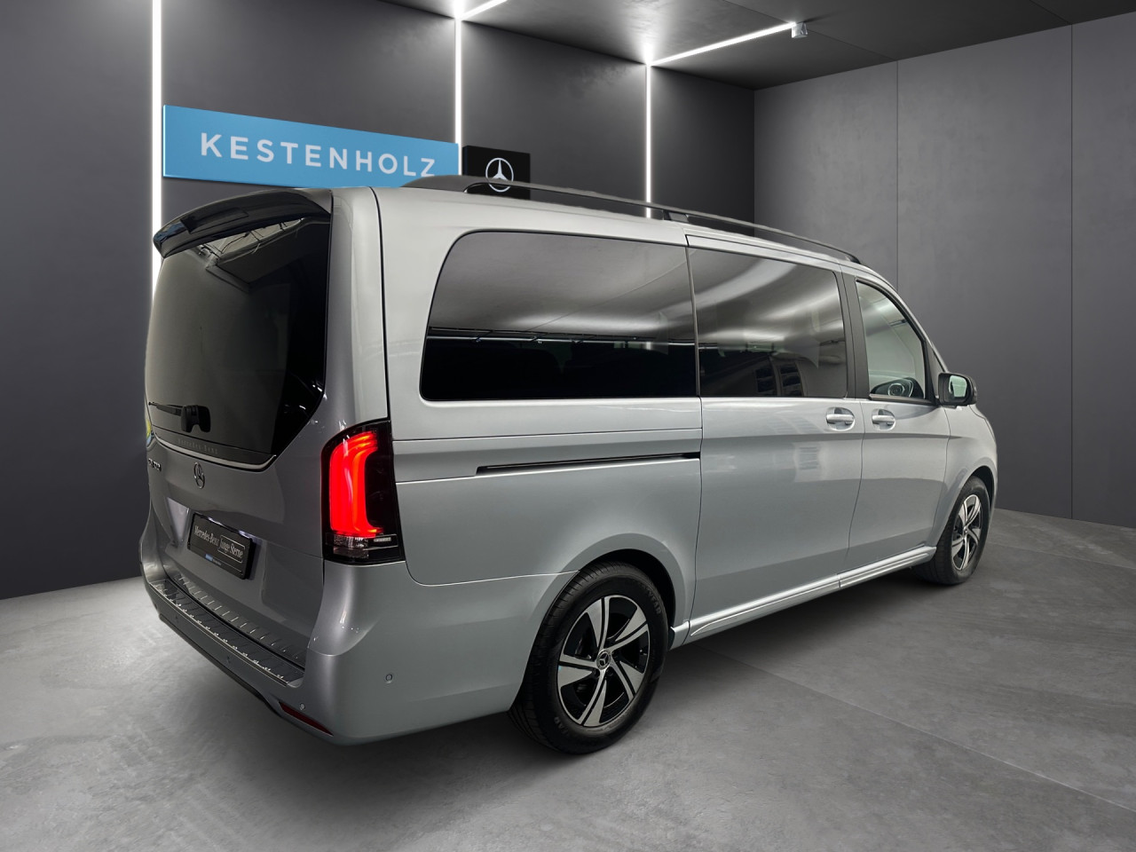 Getriebe: AutomatikgetriebeDetailangaben f&uuml;r XEV Fahrzeug: Nutzbare Batteriekapazit&auml;t: 90,0kWhAusstattungspakete: Komfort Paket: Sitzkomfort-Paket,  Optikpaket: EQV-Design-Paket Exterieur,  Spiegelpaket,  AssistenzpaketAssistenzsysteme: Fernlichtassistent: plus,  Surround-Kamerasystem: Park-Paket mit 360&deg;-Kamera,  Fahrlichtautomatik,  DISTRONIC,  Berganfahrhilfe,  Spracheingabesystem,  M&uuml;digkeitserkennung,  Spurhalteassistent,  Bremsassistent,  COLLISION PREVENTION ASSIST,  ATTENTION ASSIST,  VerkehrszeichenerkennungLicht und Sicht: Multibeam LED Scheinwerfer,  Tagfahrlicht,  Automatisch abblendender Innenspiegel,  W&auml;rmeschutzverglasung,  LichtsensorAudio &amp; Kommunikation: MBUX: High,  Navigationssystem,  Radio,  Digitaler Radioempfang DAB,  zentrale Bedieneinheit: Touchpad,  AUX &amp; USB Anschluss,  Handyvorbereitung Bluetooth,  Smartphone-App Integration,  Kabelloses Laden f&uuml;r Handys,  WLAN HotspotKomfort: Widescreen Cockpit,  Klimaautomatik,  Lordosenst&uuml;tze Fahrer/Beifahrer,  Sitzheizung Fahrer/Beifahrer,  Komfortsitz Fahrer/Beifahrer,  Armauflage hinten,  Zusatzheizung: elektrisch,  Servolenkung,  Lenks&auml;ule verstellbar,  Start-Stopp System,  Zentralverriegelung,  Fensterheber elektrisch,  EASY-PACK Heckklappe: elektr. Schiebet&uuml;r/Heckklappe,  VorklimatisierungInterieur: Sitze Stoff Voltus EQV,  Multifunktions-Lederlenkrad,  Bordcomputer,  Optikpaket Interieur: EQV-Design-Paket Interieur,  Dekoreinlagen: F3Q Zierelement EQV,  Bodenbelag TeppichExterieur: Touchscreen Bedienung,  Leichtmetallfelgen 19 Zoll,  Au&szlig;enspiegel elekt. verstell- &amp; anklappbar, beheizt,  Dachreling,  Schiebet&uuml;r links u. rechts elektrisch,  Notrufsystem,  Geschwindigkeitsbegrenzer: 160 KM/H,  Ladekabel Mode 3 (Typ 2/2),  Wechsel-/Gleichstromladesystem (AC/DC Laden): AC Laden 11 kW / DC Laden 110 kWAirbags: MittelairbagSicherheit: ISOFIX Kindersitzbefestigung,  Fahrer- /Beifahrerairbag,  Kopfairbag vorn und hinten,  Seitenairbag vorn,  Traktionskontrolle,  Elektr. Stabilit&auml;tsprogramm ESP,  Reifendruckverlust-Warnung,  Diebstahlwarnanlage,  Wegfahrsperre,  Au&szlig;entemperatur Anzeige,  Antiblockiersystem ABS,  Bremsverschlei&szlig;anzeige,  Notbremsassistent,  Akustischer Umfeldschutz,  Totwinkel-AssistentWeitere Ausstattung: US6 Einzelsitz 1. Reihe links,  US7 Einzelsitz 1. Reihe rechts,  Wartungs-Paket,  US5 3er-Sitzbank Komfort 2.Reihe,  &auml;u&szlig;erer Sitz klappbar,  V8Q Stoff Voltus EQV,  LE6 Nachtbeleuchtung Fond,  EW5 Digitales Extra: Remote und Charging Premium,  PRE-SAFE,  LB9 AusstiegsleuchtenSonstige Ma&szlig;e und Gewichte: zul&auml;ssiges Gesamtgewicht: 3.500 kg,  Radstand: 3.200 mmIrrt&uuml;mer und &Auml;nderungen vorbehalten