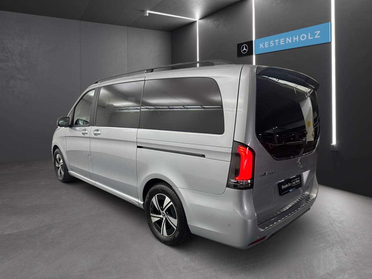 Getriebe: AutomatikgetriebeDetailangaben f&uuml;r XEV Fahrzeug: Nutzbare Batteriekapazit&auml;t: 90,0kWhAusstattungspakete: Komfort Paket: Sitzkomfort-Paket,  Optikpaket: EQV-Design-Paket Exterieur,  Spiegelpaket,  AssistenzpaketAssistenzsysteme: Fernlichtassistent: plus,  Surround-Kamerasystem: Park-Paket mit 360&deg;-Kamera,  Fahrlichtautomatik,  DISTRONIC,  Berganfahrhilfe,  Spracheingabesystem,  M&uuml;digkeitserkennung,  Spurhalteassistent,  Bremsassistent,  COLLISION PREVENTION ASSIST,  ATTENTION ASSIST,  VerkehrszeichenerkennungLicht und Sicht: Multibeam LED Scheinwerfer,  Tagfahrlicht,  Automatisch abblendender Innenspiegel,  W&auml;rmeschutzverglasung,  LichtsensorAudio &amp; Kommunikation: MBUX: High,  Navigationssystem,  Radio,  Digitaler Radioempfang DAB,  zentrale Bedieneinheit: Touchpad,  AUX &amp; USB Anschluss,  Handyvorbereitung Bluetooth,  Smartphone-App Integration,  Kabelloses Laden f&uuml;r Handys,  WLAN HotspotKomfort: Widescreen Cockpit,  Klimaautomatik,  Lordosenst&uuml;tze Fahrer/Beifahrer,  Sitzheizung Fahrer/Beifahrer,  Komfortsitz Fahrer/Beifahrer,  Armauflage hinten,  Zusatzheizung: elektrisch,  Servolenkung,  Lenks&auml;ule verstellbar,  Start-Stopp System,  Zentralverriegelung,  Fensterheber elektrisch,  EASY-PACK Heckklappe: elektr. Schiebet&uuml;r/Heckklappe,  VorklimatisierungInterieur: Sitze Stoff Voltus EQV,  Multifunktions-Lederlenkrad,  Bordcomputer,  Optikpaket Interieur: EQV-Design-Paket Interieur,  Dekoreinlagen: F3Q Zierelement EQV,  Bodenbelag TeppichExterieur: Touchscreen Bedienung,  Leichtmetallfelgen 19 Zoll,  Au&szlig;enspiegel elekt. verstell- &amp; anklappbar, beheizt,  Dachreling,  Schiebet&uuml;r links u. rechts elektrisch,  Notrufsystem,  Geschwindigkeitsbegrenzer: 160 KM/H,  Ladekabel Mode 3 (Typ 2/2),  Wechsel-/Gleichstromladesystem (AC/DC Laden): AC Laden 11 kW / DC Laden 110 kWAirbags: MittelairbagSicherheit: ISOFIX Kindersitzbefestigung,  Fahrer- /Beifahrerairbag,  Kopfairbag vorn und hinten,  Seitenairbag vorn,  Traktionskontrolle,  Elektr. Stabilit&auml;tsprogramm ESP,  Reifendruckverlust-Warnung,  Diebstahlwarnanlage,  Wegfahrsperre,  Au&szlig;entemperatur Anzeige,  Antiblockiersystem ABS,  Bremsverschlei&szlig;anzeige,  Notbremsassistent,  Akustischer Umfeldschutz,  Totwinkel-AssistentWeitere Ausstattung: US6 Einzelsitz 1. Reihe links,  US7 Einzelsitz 1. Reihe rechts,  Wartungs-Paket,  US5 3er-Sitzbank Komfort 2.Reihe,  &auml;u&szlig;erer Sitz klappbar,  V8Q Stoff Voltus EQV,  LE6 Nachtbeleuchtung Fond,  EW5 Digitales Extra: Remote und Charging Premium,  PRE-SAFE,  LB9 AusstiegsleuchtenSonstige Ma&szlig;e und Gewichte: zul&auml;ssiges Gesamtgewicht: 3.500 kg,  Radstand: 3.200 mmIrrt&uuml;mer und &Auml;nderungen vorbehalten