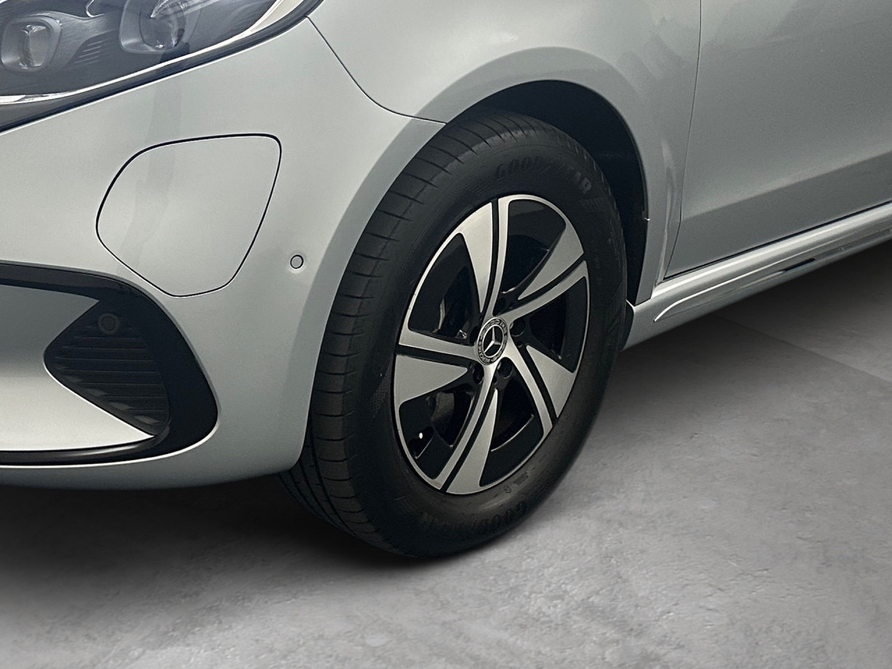 Getriebe: AutomatikgetriebeDetailangaben f&uuml;r XEV Fahrzeug: Nutzbare Batteriekapazit&auml;t: 90,0kWhAusstattungspakete: Komfort Paket: Sitzkomfort-Paket,  Optikpaket: EQV-Design-Paket Exterieur,  Spiegelpaket,  AssistenzpaketAssistenzsysteme: Fernlichtassistent: plus,  Surround-Kamerasystem: Park-Paket mit 360&deg;-Kamera,  Fahrlichtautomatik,  DISTRONIC,  Berganfahrhilfe,  Spracheingabesystem,  M&uuml;digkeitserkennung,  Spurhalteassistent,  Bremsassistent,  COLLISION PREVENTION ASSIST,  ATTENTION ASSIST,  VerkehrszeichenerkennungLicht und Sicht: Multibeam LED Scheinwerfer,  Tagfahrlicht,  Automatisch abblendender Innenspiegel,  W&auml;rmeschutzverglasung,  LichtsensorAudio &amp; Kommunikation: MBUX: High,  Navigationssystem,  Radio,  Digitaler Radioempfang DAB,  zentrale Bedieneinheit: Touchpad,  AUX &amp; USB Anschluss,  Handyvorbereitung Bluetooth,  Smartphone-App Integration,  Kabelloses Laden f&uuml;r Handys,  WLAN HotspotKomfort: Widescreen Cockpit,  Klimaautomatik,  Lordosenst&uuml;tze Fahrer/Beifahrer,  Sitzheizung Fahrer/Beifahrer,  Komfortsitz Fahrer/Beifahrer,  Armauflage hinten,  Zusatzheizung: elektrisch,  Servolenkung,  Lenks&auml;ule verstellbar,  Start-Stopp System,  Zentralverriegelung,  Fensterheber elektrisch,  EASY-PACK Heckklappe: elektr. Schiebet&uuml;r/Heckklappe,  VorklimatisierungInterieur: Sitze Stoff Voltus EQV,  Multifunktions-Lederlenkrad,  Bordcomputer,  Optikpaket Interieur: EQV-Design-Paket Interieur,  Dekoreinlagen: F3Q Zierelement EQV,  Bodenbelag TeppichExterieur: Touchscreen Bedienung,  Leichtmetallfelgen 19 Zoll,  Au&szlig;enspiegel elekt. verstell- &amp; anklappbar, beheizt,  Dachreling,  Schiebet&uuml;r links u. rechts elektrisch,  Notrufsystem,  Geschwindigkeitsbegrenzer: 160 KM/H,  Ladekabel Mode 3 (Typ 2/2),  Wechsel-/Gleichstromladesystem (AC/DC Laden): AC Laden 11 kW / DC Laden 110 kWAirbags: MittelairbagSicherheit: ISOFIX Kindersitzbefestigung,  Fahrer- /Beifahrerairbag,  Kopfairbag vorn und hinten,  Seitenairbag vorn,  Traktionskontrolle,  Elektr. Stabilit&auml;tsprogramm ESP,  Reifendruckverlust-Warnung,  Diebstahlwarnanlage,  Wegfahrsperre,  Au&szlig;entemperatur Anzeige,  Antiblockiersystem ABS,  Bremsverschlei&szlig;anzeige,  Notbremsassistent,  Akustischer Umfeldschutz,  Totwinkel-AssistentWeitere Ausstattung: US6 Einzelsitz 1. Reihe links,  US7 Einzelsitz 1. Reihe rechts,  Wartungs-Paket,  US5 3er-Sitzbank Komfort 2.Reihe,  &auml;u&szlig;erer Sitz klappbar,  V8Q Stoff Voltus EQV,  LE6 Nachtbeleuchtung Fond,  EW5 Digitales Extra: Remote und Charging Premium,  PRE-SAFE,  LB9 AusstiegsleuchtenSonstige Ma&szlig;e und Gewichte: zul&auml;ssiges Gesamtgewicht: 3.500 kg,  Radstand: 3.200 mmIrrt&uuml;mer und &Auml;nderungen vorbehalten