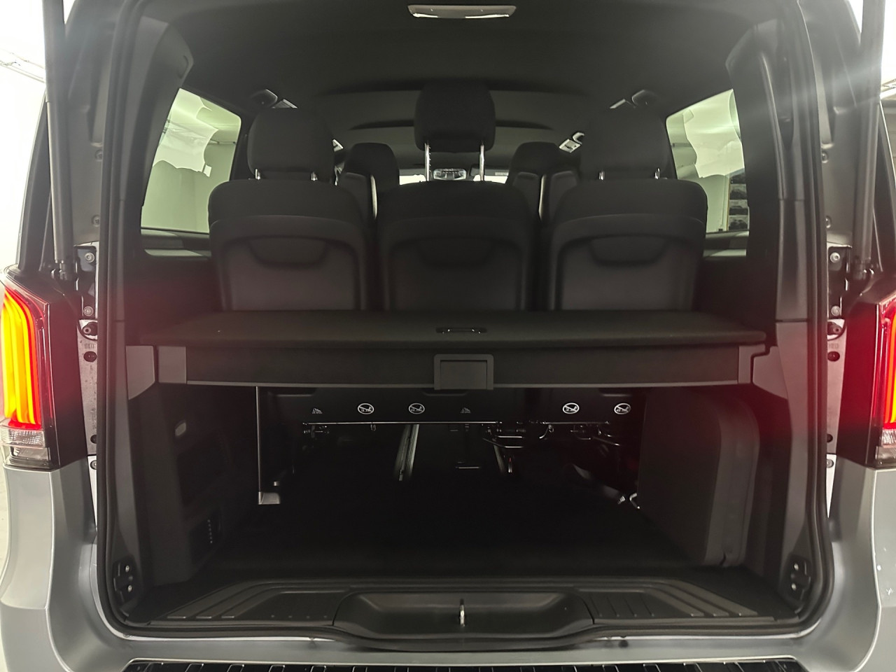 Getriebe: AutomatikgetriebeDetailangaben f&uuml;r XEV Fahrzeug: Nutzbare Batteriekapazit&auml;t: 90,0kWhAusstattungspakete: Komfort Paket: Sitzkomfort-Paket,  Optikpaket: EQV-Design-Paket Exterieur,  Spiegelpaket,  AssistenzpaketAssistenzsysteme: Fernlichtassistent: plus,  Surround-Kamerasystem: Park-Paket mit 360&deg;-Kamera,  Fahrlichtautomatik,  DISTRONIC,  Berganfahrhilfe,  Spracheingabesystem,  M&uuml;digkeitserkennung,  Spurhalteassistent,  Bremsassistent,  COLLISION PREVENTION ASSIST,  ATTENTION ASSIST,  VerkehrszeichenerkennungLicht und Sicht: Multibeam LED Scheinwerfer,  Tagfahrlicht,  Automatisch abblendender Innenspiegel,  W&auml;rmeschutzverglasung,  LichtsensorAudio &amp; Kommunikation: MBUX: High,  Navigationssystem,  Radio,  Digitaler Radioempfang DAB,  zentrale Bedieneinheit: Touchpad,  AUX &amp; USB Anschluss,  Handyvorbereitung Bluetooth,  Smartphone-App Integration,  Kabelloses Laden f&uuml;r Handys,  WLAN HotspotKomfort: Widescreen Cockpit,  Klimaautomatik,  Lordosenst&uuml;tze Fahrer/Beifahrer,  Sitzheizung Fahrer/Beifahrer,  Komfortsitz Fahrer/Beifahrer,  Armauflage hinten,  Zusatzheizung: elektrisch,  Servolenkung,  Lenks&auml;ule verstellbar,  Start-Stopp System,  Zentralverriegelung,  Fensterheber elektrisch,  EASY-PACK Heckklappe: elektr. Schiebet&uuml;r/Heckklappe,  VorklimatisierungInterieur: Sitze Stoff Voltus EQV,  Multifunktions-Lederlenkrad,  Bordcomputer,  Optikpaket Interieur: EQV-Design-Paket Interieur,  Dekoreinlagen: F3Q Zierelement EQV,  Bodenbelag TeppichExterieur: Touchscreen Bedienung,  Leichtmetallfelgen 19 Zoll,  Au&szlig;enspiegel elekt. verstell- &amp; anklappbar, beheizt,  Dachreling,  Schiebet&uuml;r links u. rechts elektrisch,  Notrufsystem,  Geschwindigkeitsbegrenzer: 160 KM/H,  Ladekabel Mode 3 (Typ 2/2),  Wechsel-/Gleichstromladesystem (AC/DC Laden): AC Laden 11 kW / DC Laden 110 kWAirbags: MittelairbagSicherheit: ISOFIX Kindersitzbefestigung,  Fahrer- /Beifahrerairbag,  Kopfairbag vorn und hinten,  Seitenairbag vorn,  Traktionskontrolle,  Elektr. Stabilit&auml;tsprogramm ESP,  Reifendruckverlust-Warnung,  Diebstahlwarnanlage,  Wegfahrsperre,  Au&szlig;entemperatur Anzeige,  Antiblockiersystem ABS,  Bremsverschlei&szlig;anzeige,  Notbremsassistent,  Akustischer Umfeldschutz,  Totwinkel-AssistentWeitere Ausstattung: US6 Einzelsitz 1. Reihe links,  US7 Einzelsitz 1. Reihe rechts,  Wartungs-Paket,  US5 3er-Sitzbank Komfort 2.Reihe,  &auml;u&szlig;erer Sitz klappbar,  V8Q Stoff Voltus EQV,  LE6 Nachtbeleuchtung Fond,  EW5 Digitales Extra: Remote und Charging Premium,  PRE-SAFE,  LB9 AusstiegsleuchtenSonstige Ma&szlig;e und Gewichte: zul&auml;ssiges Gesamtgewicht: 3.500 kg,  Radstand: 3.200 mmIrrt&uuml;mer und &Auml;nderungen vorbehalten
