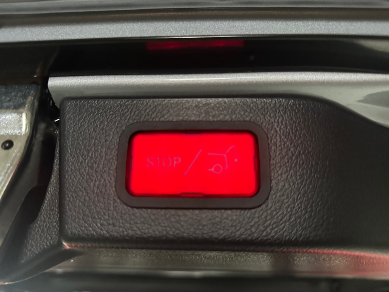 Getriebe: AutomatikgetriebeDetailangaben f&uuml;r XEV Fahrzeug: Nutzbare Batteriekapazit&auml;t: 90,0kWhAusstattungspakete: Komfort Paket: Sitzkomfort-Paket,  Optikpaket: EQV-Design-Paket Exterieur,  Spiegelpaket,  AssistenzpaketAssistenzsysteme: Fernlichtassistent: plus,  Surround-Kamerasystem: Park-Paket mit 360&deg;-Kamera,  Fahrlichtautomatik,  DISTRONIC,  Berganfahrhilfe,  Spracheingabesystem,  M&uuml;digkeitserkennung,  Spurhalteassistent,  Bremsassistent,  COLLISION PREVENTION ASSIST,  ATTENTION ASSIST,  VerkehrszeichenerkennungLicht und Sicht: Multibeam LED Scheinwerfer,  Tagfahrlicht,  Automatisch abblendender Innenspiegel,  W&auml;rmeschutzverglasung,  LichtsensorAudio &amp; Kommunikation: MBUX: High,  Navigationssystem,  Radio,  Digitaler Radioempfang DAB,  zentrale Bedieneinheit: Touchpad,  AUX &amp; USB Anschluss,  Handyvorbereitung Bluetooth,  Smartphone-App Integration,  Kabelloses Laden f&uuml;r Handys,  WLAN HotspotKomfort: Widescreen Cockpit,  Klimaautomatik,  Lordosenst&uuml;tze Fahrer/Beifahrer,  Sitzheizung Fahrer/Beifahrer,  Komfortsitz Fahrer/Beifahrer,  Armauflage hinten,  Zusatzheizung: elektrisch,  Servolenkung,  Lenks&auml;ule verstellbar,  Start-Stopp System,  Zentralverriegelung,  Fensterheber elektrisch,  EASY-PACK Heckklappe: elektr. Schiebet&uuml;r/Heckklappe,  VorklimatisierungInterieur: Sitze Stoff Voltus EQV,  Multifunktions-Lederlenkrad,  Bordcomputer,  Optikpaket Interieur: EQV-Design-Paket Interieur,  Dekoreinlagen: F3Q Zierelement EQV,  Bodenbelag TeppichExterieur: Touchscreen Bedienung,  Leichtmetallfelgen 19 Zoll,  Au&szlig;enspiegel elekt. verstell- &amp; anklappbar, beheizt,  Dachreling,  Schiebet&uuml;r links u. rechts elektrisch,  Notrufsystem,  Geschwindigkeitsbegrenzer: 160 KM/H,  Ladekabel Mode 3 (Typ 2/2),  Wechsel-/Gleichstromladesystem (AC/DC Laden): AC Laden 11 kW / DC Laden 110 kWAirbags: MittelairbagSicherheit: ISOFIX Kindersitzbefestigung,  Fahrer- /Beifahrerairbag,  Kopfairbag vorn und hinten,  Seitenairbag vorn,  Traktionskontrolle,  Elektr. Stabilit&auml;tsprogramm ESP,  Reifendruckverlust-Warnung,  Diebstahlwarnanlage,  Wegfahrsperre,  Au&szlig;entemperatur Anzeige,  Antiblockiersystem ABS,  Bremsverschlei&szlig;anzeige,  Notbremsassistent,  Akustischer Umfeldschutz,  Totwinkel-AssistentWeitere Ausstattung: US6 Einzelsitz 1. Reihe links,  US7 Einzelsitz 1. Reihe rechts,  Wartungs-Paket,  US5 3er-Sitzbank Komfort 2.Reihe,  &auml;u&szlig;erer Sitz klappbar,  V8Q Stoff Voltus EQV,  LE6 Nachtbeleuchtung Fond,  EW5 Digitales Extra: Remote und Charging Premium,  PRE-SAFE,  LB9 AusstiegsleuchtenSonstige Ma&szlig;e und Gewichte: zul&auml;ssiges Gesamtgewicht: 3.500 kg,  Radstand: 3.200 mmIrrt&uuml;mer und &Auml;nderungen vorbehalten
