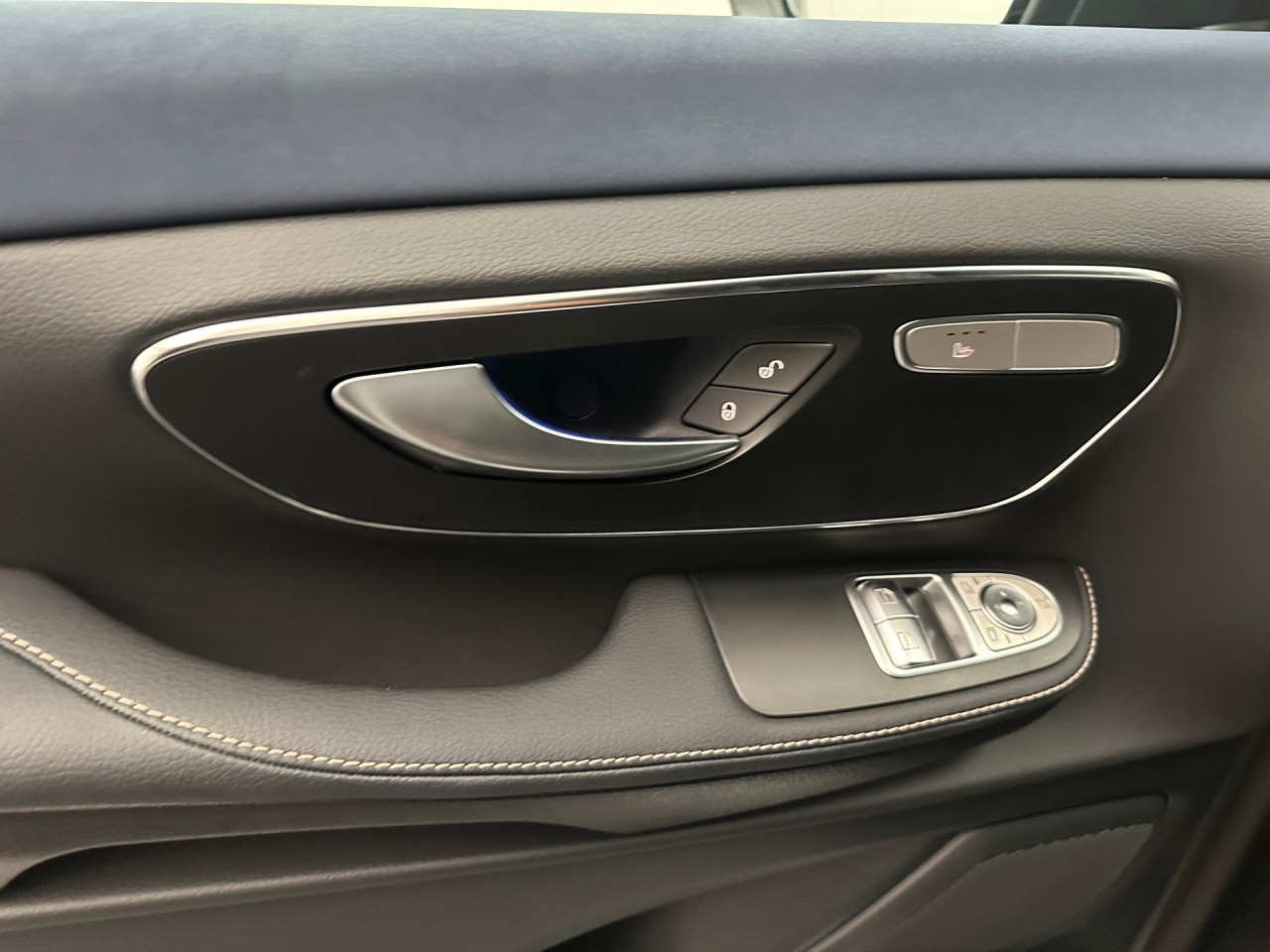 Getriebe: AutomatikgetriebeDetailangaben f&uuml;r XEV Fahrzeug: Nutzbare Batteriekapazit&auml;t: 90,0kWhAusstattungspakete: Komfort Paket: Sitzkomfort-Paket,  Optikpaket: EQV-Design-Paket Exterieur,  Spiegelpaket,  AssistenzpaketAssistenzsysteme: Fernlichtassistent: plus,  Surround-Kamerasystem: Park-Paket mit 360&deg;-Kamera,  Fahrlichtautomatik,  DISTRONIC,  Berganfahrhilfe,  Spracheingabesystem,  M&uuml;digkeitserkennung,  Spurhalteassistent,  Bremsassistent,  COLLISION PREVENTION ASSIST,  ATTENTION ASSIST,  VerkehrszeichenerkennungLicht und Sicht: Multibeam LED Scheinwerfer,  Tagfahrlicht,  Automatisch abblendender Innenspiegel,  W&auml;rmeschutzverglasung,  LichtsensorAudio &amp; Kommunikation: MBUX: High,  Navigationssystem,  Radio,  Digitaler Radioempfang DAB,  zentrale Bedieneinheit: Touchpad,  AUX &amp; USB Anschluss,  Handyvorbereitung Bluetooth,  Smartphone-App Integration,  Kabelloses Laden f&uuml;r Handys,  WLAN HotspotKomfort: Widescreen Cockpit,  Klimaautomatik,  Lordosenst&uuml;tze Fahrer/Beifahrer,  Sitzheizung Fahrer/Beifahrer,  Komfortsitz Fahrer/Beifahrer,  Armauflage hinten,  Zusatzheizung: elektrisch,  Servolenkung,  Lenks&auml;ule verstellbar,  Start-Stopp System,  Zentralverriegelung,  Fensterheber elektrisch,  EASY-PACK Heckklappe: elektr. Schiebet&uuml;r/Heckklappe,  VorklimatisierungInterieur: Sitze Stoff Voltus EQV,  Multifunktions-Lederlenkrad,  Bordcomputer,  Optikpaket Interieur: EQV-Design-Paket Interieur,  Dekoreinlagen: F3Q Zierelement EQV,  Bodenbelag TeppichExterieur: Touchscreen Bedienung,  Leichtmetallfelgen 19 Zoll,  Au&szlig;enspiegel elekt. verstell- &amp; anklappbar, beheizt,  Dachreling,  Schiebet&uuml;r links u. rechts elektrisch,  Notrufsystem,  Geschwindigkeitsbegrenzer: 160 KM/H,  Ladekabel Mode 3 (Typ 2/2),  Wechsel-/Gleichstromladesystem (AC/DC Laden): AC Laden 11 kW / DC Laden 110 kWAirbags: MittelairbagSicherheit: ISOFIX Kindersitzbefestigung,  Fahrer- /Beifahrerairbag,  Kopfairbag vorn und hinten,  Seitenairbag vorn,  Traktionskontrolle,  Elektr. Stabilit&auml;tsprogramm ESP,  Reifendruckverlust-Warnung,  Diebstahlwarnanlage,  Wegfahrsperre,  Au&szlig;entemperatur Anzeige,  Antiblockiersystem ABS,  Bremsverschlei&szlig;anzeige,  Notbremsassistent,  Akustischer Umfeldschutz,  Totwinkel-AssistentWeitere Ausstattung: US6 Einzelsitz 1. Reihe links,  US7 Einzelsitz 1. Reihe rechts,  Wartungs-Paket,  US5 3er-Sitzbank Komfort 2.Reihe,  &auml;u&szlig;erer Sitz klappbar,  V8Q Stoff Voltus EQV,  LE6 Nachtbeleuchtung Fond,  EW5 Digitales Extra: Remote und Charging Premium,  PRE-SAFE,  LB9 AusstiegsleuchtenSonstige Ma&szlig;e und Gewichte: zul&auml;ssiges Gesamtgewicht: 3.500 kg,  Radstand: 3.200 mmIrrt&uuml;mer und &Auml;nderungen vorbehalten