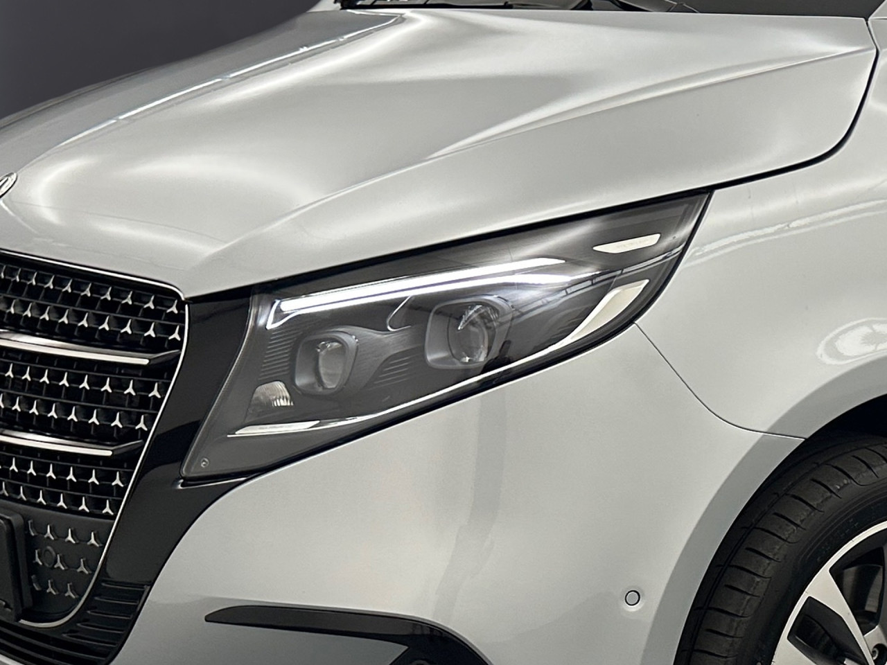 Getriebe: Automatikgetriebe 9 G-TRONIC, 9 G&auml;ngeAusstattungslinie: AVANTGARDE Exterieur: AVANTGARDE Plus-Paket,  AVANTGARDE InterieurAusstattungspakete: Winterpaket,  SpiegelpaketAssistenzsysteme: Fernlichtassistent: plus,  Surround-Kamerasystem: Park-Paket mit 360&deg;-Kamera,  Fahrlichtautomatik,  DISTRONIC,  Berganfahrhilfe,  Spracheingabesystem,  M&uuml;digkeitserkennung,  Spurhalteassistent,  Bremsassistent,  Anh&auml;ngerrangierassistent,  COLLISION PREVENTION ASSIST,  ATTENTION ASSIST,  VerkehrszeichenerkennungLicht und Sicht: Multibeam LED Scheinwerfer,  Tagfahrlicht,  Automatisch abblendender Innenspiegel,  W&auml;rmeschutzverglasung,  LichtsensorAudio &amp; Kommunikation: MBUX: High,  Navigationssystem,  Radio,  Digitaler Radioempfang DAB,  zentrale Bedieneinheit: Touchpad,  Burmester Surround-Soundsystem,  USB Anschluss, Bluetooth Audiostreaming,  Handyvorbereitung Bluetooth,  Smartphone-App Integration,  Kabelloses Laden f&uuml;r Handys,  WLAN HotspotKomfort: Widescreen Cockpit,  Klimaautomatik,  Glasschiebe-Hebedach elekt.,  Fahrersitz h&ouml;henverstellbar,  Lordosenst&uuml;tze Fahrer/Beifahrer,  Sitzheizung Fahrer/Beifahrer,  Komfortsitz Fahrer/Beifahrer,  Armauflage hinten,  Zusatzheizung: elektrisch,  Servotronic,  Lenks&auml;ule verstellbar,  Start-Stopp System,  Zentralverriegelung,  Fensterheber elektrisch,  Kopfst&uuml;tzen vorn und hinten,  EASY-PACK Heckklappe: elektr. Schiebet&uuml;r/Heckklappe,  Sitzklimatisierung vorn,  Getr&auml;nkehalter hintenInterieur: Sitze Leder Leder Lugano schwarz,  Innenfarbe schwarz,  Multifunktions-Lederlenkrad,  Lenkradheizung,  Bordcomputer,  Dekoreinlagen: F3T Zierelemente Holzoptik Olive dunkelgrau offenporig,  Bodenbelag TeppichExterieur: AGILITY CONTROL Fahrwerk,  Anh&auml;ngerkupplung Kugel abnehmbar,  Touchscreen Bedienung,  Leichtmetallfelgen 18 Zoll,  Au&szlig;enspiegel elekt. verstell- &amp; anklappbar, beheizt,  Dachreling,  Schiebet&uuml;r links u. rechts elektrisch,  NotrufsystemAirbags: MittelairbagSicherheit: ISOFIX Kindersitzbefestigung,  Fahrer- /Beifahrerairbag,  Kopfairbag vorn und hinten,  Seitenairbag vorn,  Traktionskontrolle,  Elektr. Stabilit&auml;tsprogramm ESP,  Reifendruckverlust-Warnung,  Wegfahrsperre,  Au&szlig;entemperatur Anzeige,  Antiblockiersystem ABS,  Bremsverschlei&szlig;anzeige,  Notbremsassistent,  Totwinkel-AssistentWeitere Ausstattung: US7 Einzelsitz 1. Reihe rechts,  US6 Einzelsitz 1. Reihe links,  PRE-SAFE,  LE6 Nachtbeleuchtung Fond,  BlueEfficiency-Paket,  CU4 Aerodynamik-Paket,  QA4 Anh&auml;ngelast 2500 kgSonstige Ma&szlig;e und Gewichte: zul&auml;ssiges Gesamtgewicht: 3.100 kg,  Kraftstofftank: 70l,  Radstand: 3.200 mmIrrt&uuml;mer und &Auml;nderungen vorbehalten