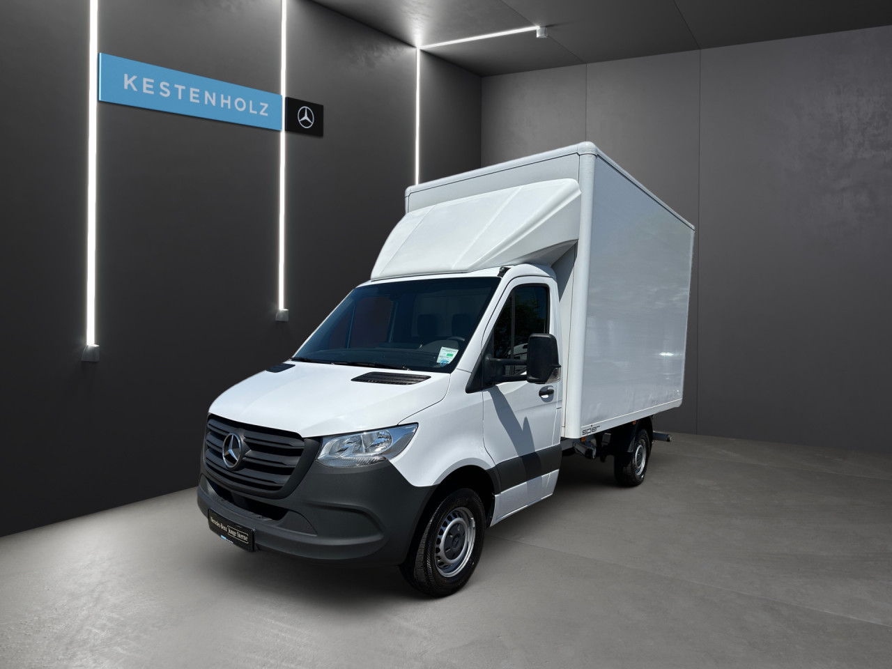 Getriebe: Automatikgetriebe 9 G-TRONIC, 9 G&auml;ngeAusstattungspakete: Ausstattungspaket: AkustikpaketAssistenzsysteme: Bremsassistent,  Fahrlichtautomatik,  Berganfahrhilfe,  Seitenwind AssistentLicht und Sicht: W&auml;rmeschutzverglasung,  Tagfahrlicht,  LichtsensorAudio &amp; Kommunikation: Navigationssystem,  Digitaler Radioempfang DAB,  USB Anschluss, Bluetooth Audiostreaming,  Handyvorbereitung Bluetooth,  MBUXExterieur: Au&szlig;enspiegel elekt. und beheizt,  Notrufsystem,  Touchscreen BedienungSicherheit: Fahrerairbag,  Elektr. Stabilit&auml;tsprogramm ESP,  Antiblockiersystem ABS,  Au&szlig;entemperatur Anzeige,  WegfahrsperreInterieur: Sitze Stoff Maturin schwarz,  Innenfarbe schwarz,  Multifunktionslenkrad,  BordcomputerKomfort: Klimaanlage,  Komfortsitz Fahrer,  Fahrersitz h&ouml;henverstellbar,  Armauflage Fahrer,  Sitzheizung Fahrersitz,  Beifahrersitzbank 2 Personen,  Servotronic,  Lenks&auml;ule verstellbar,  Fensterheber elektrisch,  Zentralver. mit Fernbedienung,  Start-Stopp SystemWeitere Ausstattung: 9147 arktikwei&szlig;,  Gebrauchtwagensiegel: Junge Sterne TransporterReifenma&szlig;e:  235/65 R16.0 Sonstige Ma&szlig;e und Gewichte: Nutzlast: 1.578 kg,  zul&auml;ssiges Gesamtgewicht: 3.500 kg,  Kraftstofftank: 71l,  Radstand: 3.665 mmIrrt&uuml;mer und &Auml;nderungen vorbehalten