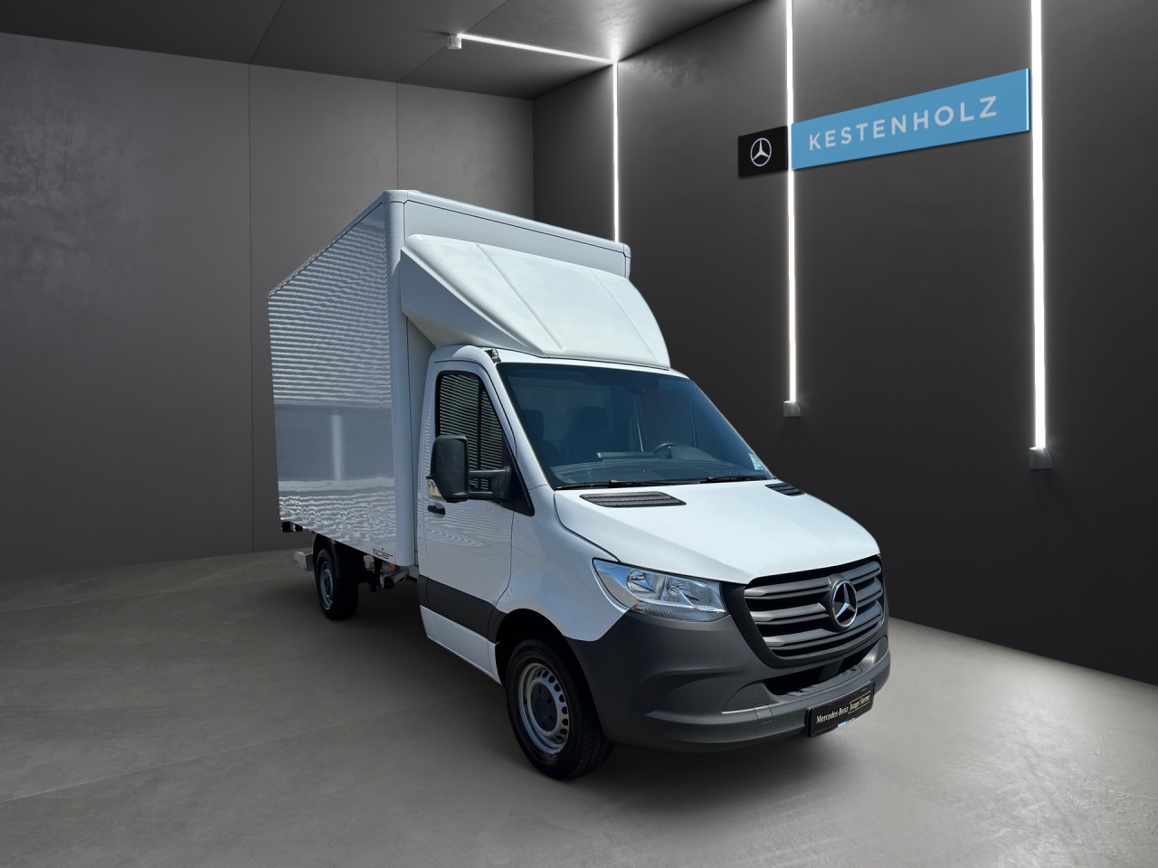 Getriebe: Automatikgetriebe 9 G-TRONIC, 9 G&auml;ngeAusstattungspakete: Ausstattungspaket: AkustikpaketAssistenzsysteme: Bremsassistent,  Fahrlichtautomatik,  Berganfahrhilfe,  Seitenwind AssistentLicht und Sicht: W&auml;rmeschutzverglasung,  Tagfahrlicht,  LichtsensorAudio &amp; Kommunikation: Navigationssystem,  Digitaler Radioempfang DAB,  USB Anschluss, Bluetooth Audiostreaming,  Handyvorbereitung Bluetooth,  MBUXExterieur: Au&szlig;enspiegel elekt. und beheizt,  Notrufsystem,  Touchscreen BedienungSicherheit: Fahrerairbag,  Elektr. Stabilit&auml;tsprogramm ESP,  Antiblockiersystem ABS,  Au&szlig;entemperatur Anzeige,  WegfahrsperreInterieur: Sitze Stoff Maturin schwarz,  Innenfarbe schwarz,  Multifunktionslenkrad,  BordcomputerKomfort: Klimaanlage,  Komfortsitz Fahrer,  Fahrersitz h&ouml;henverstellbar,  Armauflage Fahrer,  Sitzheizung Fahrersitz,  Beifahrersitzbank 2 Personen,  Servotronic,  Lenks&auml;ule verstellbar,  Fensterheber elektrisch,  Zentralver. mit Fernbedienung,  Start-Stopp SystemWeitere Ausstattung: 9147 arktikwei&szlig;,  Gebrauchtwagensiegel: Junge Sterne TransporterReifenma&szlig;e:  235/65 R16.0 Sonstige Ma&szlig;e und Gewichte: Nutzlast: 1.578 kg,  zul&auml;ssiges Gesamtgewicht: 3.500 kg,  Kraftstofftank: 71l,  Radstand: 3.665 mmIrrt&uuml;mer und &Auml;nderungen vorbehalten