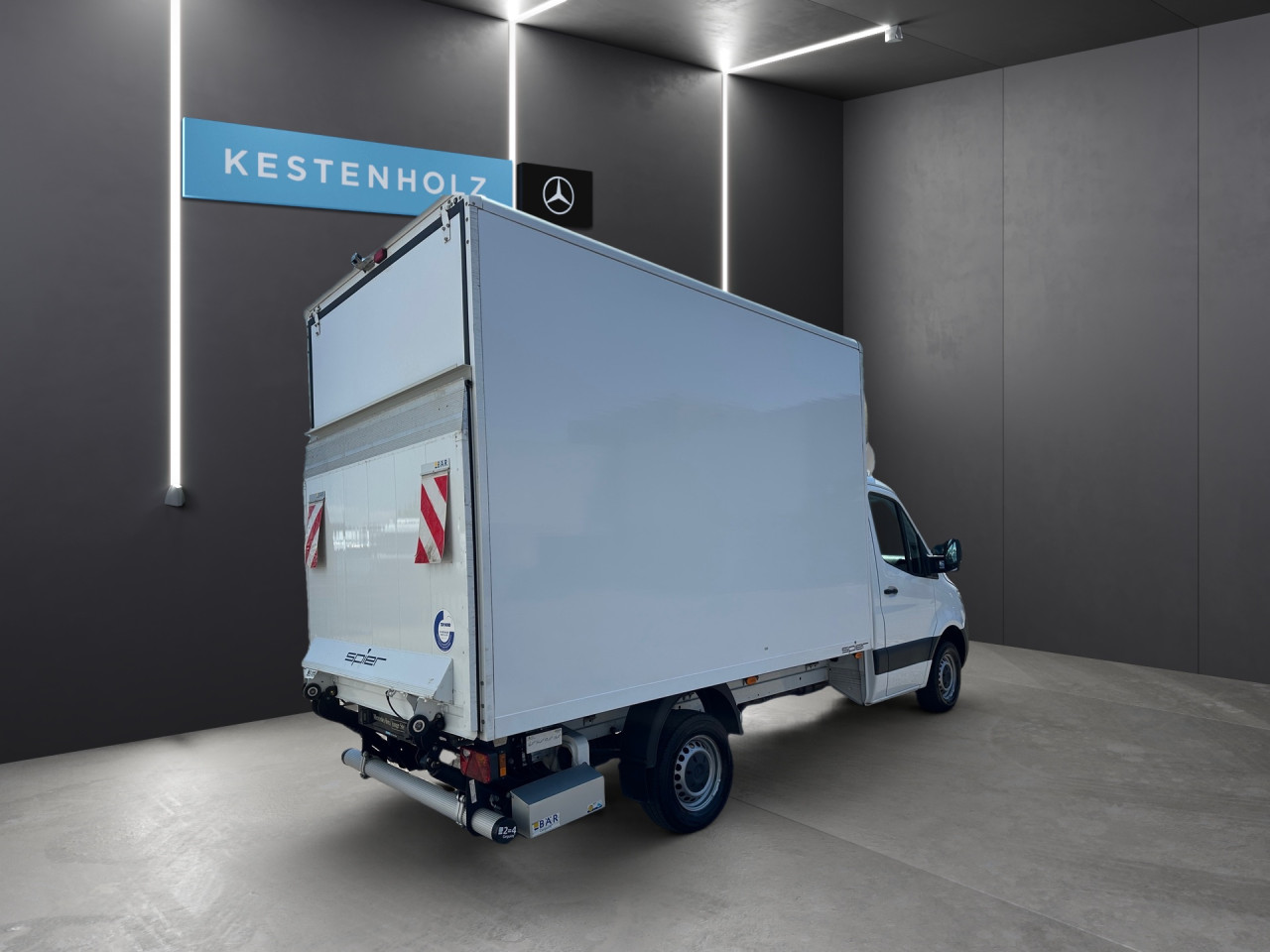 Getriebe: Automatikgetriebe 9 G-TRONIC, 9 G&auml;ngeAusstattungspakete: Ausstattungspaket: AkustikpaketAssistenzsysteme: Bremsassistent,  Fahrlichtautomatik,  Berganfahrhilfe,  Seitenwind AssistentLicht und Sicht: W&auml;rmeschutzverglasung,  Tagfahrlicht,  LichtsensorAudio &amp; Kommunikation: Navigationssystem,  Digitaler Radioempfang DAB,  USB Anschluss, Bluetooth Audiostreaming,  Handyvorbereitung Bluetooth,  MBUXExterieur: Au&szlig;enspiegel elekt. und beheizt,  Notrufsystem,  Touchscreen BedienungSicherheit: Fahrerairbag,  Elektr. Stabilit&auml;tsprogramm ESP,  Antiblockiersystem ABS,  Au&szlig;entemperatur Anzeige,  WegfahrsperreInterieur: Sitze Stoff Maturin schwarz,  Innenfarbe schwarz,  Multifunktionslenkrad,  BordcomputerKomfort: Klimaanlage,  Komfortsitz Fahrer,  Fahrersitz h&ouml;henverstellbar,  Armauflage Fahrer,  Sitzheizung Fahrersitz,  Beifahrersitzbank 2 Personen,  Servotronic,  Lenks&auml;ule verstellbar,  Fensterheber elektrisch,  Zentralver. mit Fernbedienung,  Start-Stopp SystemWeitere Ausstattung: 9147 arktikwei&szlig;,  Gebrauchtwagensiegel: Junge Sterne TransporterReifenma&szlig;e:  235/65 R16.0 Sonstige Ma&szlig;e und Gewichte: Nutzlast: 1.578 kg,  zul&auml;ssiges Gesamtgewicht: 3.500 kg,  Kraftstofftank: 71l,  Radstand: 3.665 mmIrrt&uuml;mer und &Auml;nderungen vorbehalten