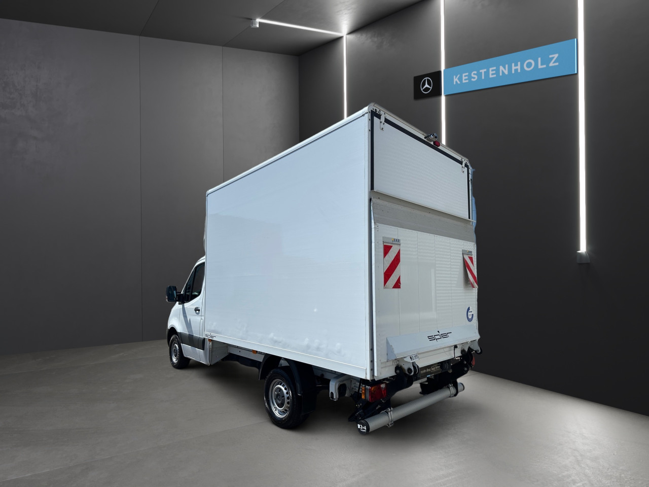 Getriebe: Automatikgetriebe 9 G-TRONIC, 9 G&auml;ngeAusstattungspakete: Ausstattungspaket: AkustikpaketAssistenzsysteme: Bremsassistent,  Fahrlichtautomatik,  Berganfahrhilfe,  Seitenwind AssistentLicht und Sicht: W&auml;rmeschutzverglasung,  Tagfahrlicht,  LichtsensorAudio &amp; Kommunikation: Navigationssystem,  Digitaler Radioempfang DAB,  USB Anschluss, Bluetooth Audiostreaming,  Handyvorbereitung Bluetooth,  MBUXExterieur: Au&szlig;enspiegel elekt. und beheizt,  Notrufsystem,  Touchscreen BedienungSicherheit: Fahrerairbag,  Elektr. Stabilit&auml;tsprogramm ESP,  Antiblockiersystem ABS,  Au&szlig;entemperatur Anzeige,  WegfahrsperreInterieur: Sitze Stoff Maturin schwarz,  Innenfarbe schwarz,  Multifunktionslenkrad,  BordcomputerKomfort: Klimaanlage,  Komfortsitz Fahrer,  Fahrersitz h&ouml;henverstellbar,  Armauflage Fahrer,  Sitzheizung Fahrersitz,  Beifahrersitzbank 2 Personen,  Servotronic,  Lenks&auml;ule verstellbar,  Fensterheber elektrisch,  Zentralver. mit Fernbedienung,  Start-Stopp SystemWeitere Ausstattung: 9147 arktikwei&szlig;,  Gebrauchtwagensiegel: Junge Sterne TransporterReifenma&szlig;e:  235/65 R16.0 Sonstige Ma&szlig;e und Gewichte: Nutzlast: 1.578 kg,  zul&auml;ssiges Gesamtgewicht: 3.500 kg,  Kraftstofftank: 71l,  Radstand: 3.665 mmIrrt&uuml;mer und &Auml;nderungen vorbehalten