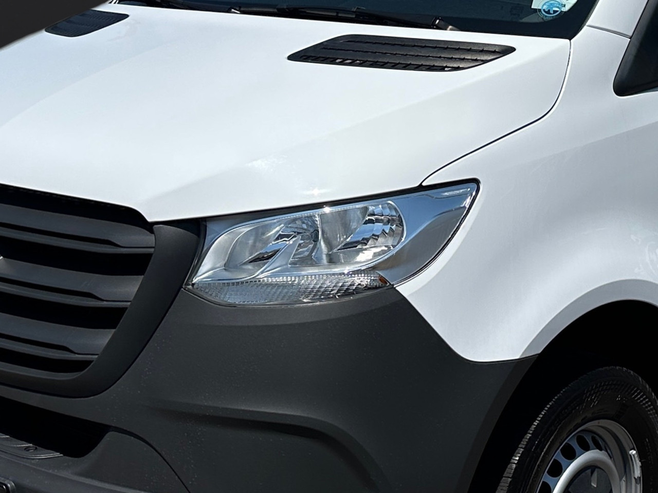 Getriebe: Automatikgetriebe 9 G-TRONIC, 9 G&auml;ngeAusstattungspakete: Ausstattungspaket: AkustikpaketAssistenzsysteme: Bremsassistent,  Fahrlichtautomatik,  Berganfahrhilfe,  Seitenwind AssistentLicht und Sicht: W&auml;rmeschutzverglasung,  Tagfahrlicht,  LichtsensorAudio &amp; Kommunikation: Navigationssystem,  Digitaler Radioempfang DAB,  USB Anschluss, Bluetooth Audiostreaming,  Handyvorbereitung Bluetooth,  MBUXExterieur: Au&szlig;enspiegel elekt. und beheizt,  Notrufsystem,  Touchscreen BedienungSicherheit: Fahrerairbag,  Elektr. Stabilit&auml;tsprogramm ESP,  Antiblockiersystem ABS,  Au&szlig;entemperatur Anzeige,  WegfahrsperreInterieur: Sitze Stoff Maturin schwarz,  Innenfarbe schwarz,  Multifunktionslenkrad,  BordcomputerKomfort: Klimaanlage,  Komfortsitz Fahrer,  Fahrersitz h&ouml;henverstellbar,  Armauflage Fahrer,  Sitzheizung Fahrersitz,  Beifahrersitzbank 2 Personen,  Servotronic,  Lenks&auml;ule verstellbar,  Fensterheber elektrisch,  Zentralver. mit Fernbedienung,  Start-Stopp SystemWeitere Ausstattung: 9147 arktikwei&szlig;,  Gebrauchtwagensiegel: Junge Sterne TransporterReifenma&szlig;e:  235/65 R16.0 Sonstige Ma&szlig;e und Gewichte: Nutzlast: 1.578 kg,  zul&auml;ssiges Gesamtgewicht: 3.500 kg,  Kraftstofftank: 71l,  Radstand: 3.665 mmIrrt&uuml;mer und &Auml;nderungen vorbehalten