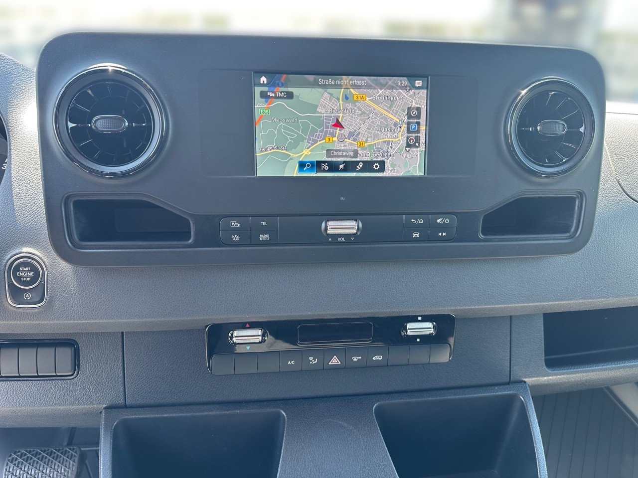 Getriebe: Automatikgetriebe 9 G-TRONIC, 9 G&auml;ngeAusstattungspakete: Ausstattungspaket: AkustikpaketAssistenzsysteme: Bremsassistent,  Fahrlichtautomatik,  Berganfahrhilfe,  Seitenwind AssistentLicht und Sicht: W&auml;rmeschutzverglasung,  Tagfahrlicht,  LichtsensorAudio &amp; Kommunikation: Navigationssystem,  Digitaler Radioempfang DAB,  USB Anschluss, Bluetooth Audiostreaming,  Handyvorbereitung Bluetooth,  MBUXExterieur: Au&szlig;enspiegel elekt. und beheizt,  Notrufsystem,  Touchscreen BedienungSicherheit: Fahrerairbag,  Elektr. Stabilit&auml;tsprogramm ESP,  Antiblockiersystem ABS,  Au&szlig;entemperatur Anzeige,  WegfahrsperreInterieur: Sitze Stoff Maturin schwarz,  Innenfarbe schwarz,  Multifunktionslenkrad,  BordcomputerKomfort: Klimaanlage,  Komfortsitz Fahrer,  Fahrersitz h&ouml;henverstellbar,  Armauflage Fahrer,  Sitzheizung Fahrersitz,  Beifahrersitzbank 2 Personen,  Servotronic,  Lenks&auml;ule verstellbar,  Fensterheber elektrisch,  Zentralver. mit Fernbedienung,  Start-Stopp SystemWeitere Ausstattung: 9147 arktikwei&szlig;,  Gebrauchtwagensiegel: Junge Sterne TransporterReifenma&szlig;e:  235/65 R16.0 Sonstige Ma&szlig;e und Gewichte: Nutzlast: 1.578 kg,  zul&auml;ssiges Gesamtgewicht: 3.500 kg,  Kraftstofftank: 71l,  Radstand: 3.665 mmIrrt&uuml;mer und &Auml;nderungen vorbehalten