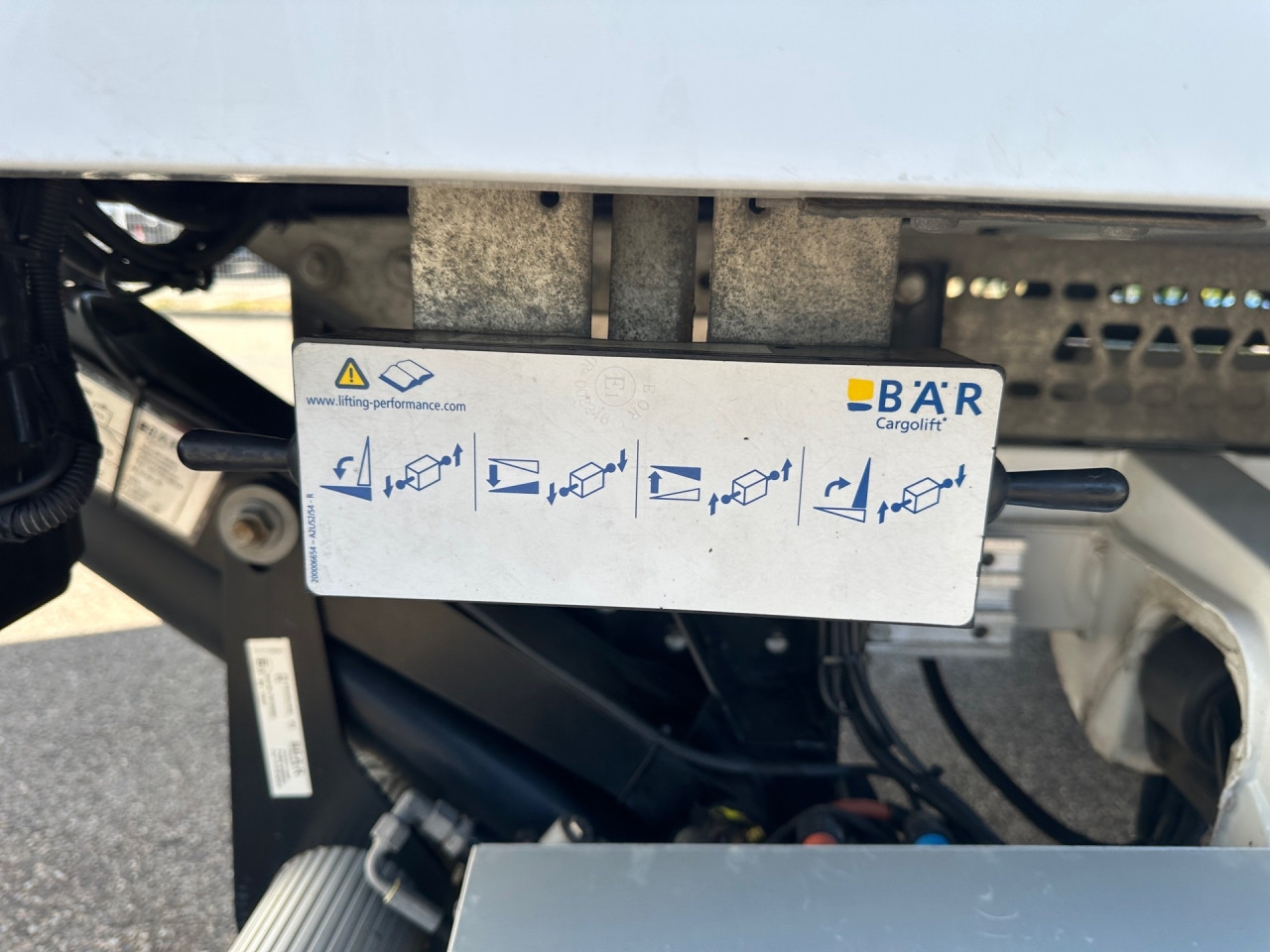 Getriebe: Automatikgetriebe 9 G-TRONIC, 9 G&auml;ngeAusstattungspakete: Ausstattungspaket: AkustikpaketAssistenzsysteme: Bremsassistent,  Fahrlichtautomatik,  Berganfahrhilfe,  Seitenwind AssistentLicht und Sicht: W&auml;rmeschutzverglasung,  Tagfahrlicht,  LichtsensorAudio &amp; Kommunikation: Navigationssystem,  Digitaler Radioempfang DAB,  USB Anschluss, Bluetooth Audiostreaming,  Handyvorbereitung Bluetooth,  MBUXExterieur: Au&szlig;enspiegel elekt. und beheizt,  Notrufsystem,  Touchscreen BedienungSicherheit: Fahrerairbag,  Elektr. Stabilit&auml;tsprogramm ESP,  Antiblockiersystem ABS,  Au&szlig;entemperatur Anzeige,  WegfahrsperreInterieur: Sitze Stoff Maturin schwarz,  Innenfarbe schwarz,  Multifunktionslenkrad,  BordcomputerKomfort: Klimaanlage,  Komfortsitz Fahrer,  Fahrersitz h&ouml;henverstellbar,  Armauflage Fahrer,  Sitzheizung Fahrersitz,  Beifahrersitzbank 2 Personen,  Servotronic,  Lenks&auml;ule verstellbar,  Fensterheber elektrisch,  Zentralver. mit Fernbedienung,  Start-Stopp SystemWeitere Ausstattung: 9147 arktikwei&szlig;,  Gebrauchtwagensiegel: Junge Sterne TransporterReifenma&szlig;e:  235/65 R16.0 Sonstige Ma&szlig;e und Gewichte: Nutzlast: 1.578 kg,  zul&auml;ssiges Gesamtgewicht: 3.500 kg,  Kraftstofftank: 71l,  Radstand: 3.665 mmIrrt&uuml;mer und &Auml;nderungen vorbehalten