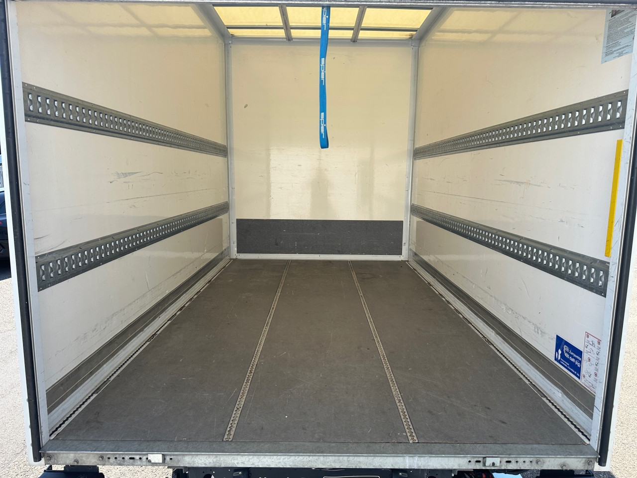 Getriebe: Automatikgetriebe 9 G-TRONIC, 9 G&auml;ngeAusstattungspakete: Ausstattungspaket: AkustikpaketAssistenzsysteme: Bremsassistent,  Fahrlichtautomatik,  Berganfahrhilfe,  Seitenwind AssistentLicht und Sicht: W&auml;rmeschutzverglasung,  Tagfahrlicht,  LichtsensorAudio &amp; Kommunikation: Navigationssystem,  Digitaler Radioempfang DAB,  USB Anschluss, Bluetooth Audiostreaming,  Handyvorbereitung Bluetooth,  MBUXExterieur: Au&szlig;enspiegel elekt. und beheizt,  Notrufsystem,  Touchscreen BedienungSicherheit: Fahrerairbag,  Elektr. Stabilit&auml;tsprogramm ESP,  Antiblockiersystem ABS,  Au&szlig;entemperatur Anzeige,  WegfahrsperreInterieur: Sitze Stoff Maturin schwarz,  Innenfarbe schwarz,  Multifunktionslenkrad,  BordcomputerKomfort: Klimaanlage,  Komfortsitz Fahrer,  Fahrersitz h&ouml;henverstellbar,  Armauflage Fahrer,  Sitzheizung Fahrersitz,  Beifahrersitzbank 2 Personen,  Servotronic,  Lenks&auml;ule verstellbar,  Fensterheber elektrisch,  Zentralver. mit Fernbedienung,  Start-Stopp SystemWeitere Ausstattung: 9147 arktikwei&szlig;,  Gebrauchtwagensiegel: Junge Sterne TransporterReifenma&szlig;e:  235/65 R16.0 Sonstige Ma&szlig;e und Gewichte: Nutzlast: 1.578 kg,  zul&auml;ssiges Gesamtgewicht: 3.500 kg,  Kraftstofftank: 71l,  Radstand: 3.665 mmIrrt&uuml;mer und &Auml;nderungen vorbehalten