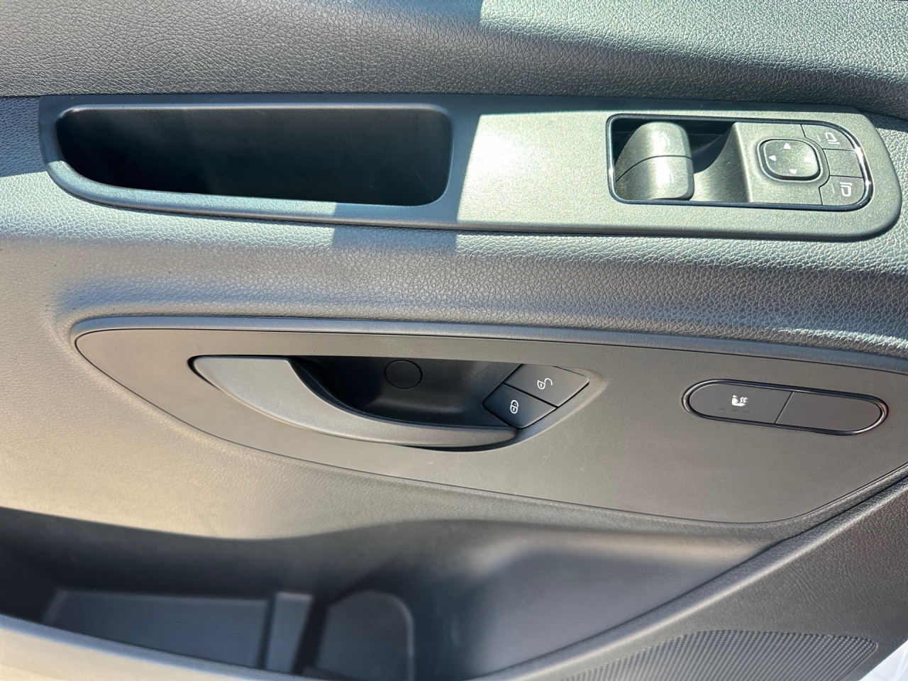 Getriebe: Automatikgetriebe 9 G-TRONIC, 9 G&auml;ngeAusstattungspakete: Ausstattungspaket: AkustikpaketAssistenzsysteme: Bremsassistent,  Fahrlichtautomatik,  Berganfahrhilfe,  Seitenwind AssistentLicht und Sicht: W&auml;rmeschutzverglasung,  Tagfahrlicht,  LichtsensorAudio &amp; Kommunikation: Navigationssystem,  Digitaler Radioempfang DAB,  USB Anschluss, Bluetooth Audiostreaming,  Handyvorbereitung Bluetooth,  MBUXExterieur: Au&szlig;enspiegel elekt. und beheizt,  Notrufsystem,  Touchscreen BedienungSicherheit: Fahrerairbag,  Elektr. Stabilit&auml;tsprogramm ESP,  Antiblockiersystem ABS,  Au&szlig;entemperatur Anzeige,  WegfahrsperreInterieur: Sitze Stoff Maturin schwarz,  Innenfarbe schwarz,  Multifunktionslenkrad,  BordcomputerKomfort: Klimaanlage,  Komfortsitz Fahrer,  Fahrersitz h&ouml;henverstellbar,  Armauflage Fahrer,  Sitzheizung Fahrersitz,  Beifahrersitzbank 2 Personen,  Servotronic,  Lenks&auml;ule verstellbar,  Fensterheber elektrisch,  Zentralver. mit Fernbedienung,  Start-Stopp SystemWeitere Ausstattung: 9147 arktikwei&szlig;,  Gebrauchtwagensiegel: Junge Sterne TransporterReifenma&szlig;e:  235/65 R16.0 Sonstige Ma&szlig;e und Gewichte: Nutzlast: 1.578 kg,  zul&auml;ssiges Gesamtgewicht: 3.500 kg,  Kraftstofftank: 71l,  Radstand: 3.665 mmIrrt&uuml;mer und &Auml;nderungen vorbehalten