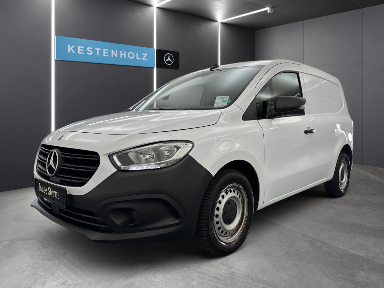 Getriebe: Schaltgetriebe, 6 G&auml;ngeAssistenzsysteme: Bremsassistent,  Tempomat,  Fahrlichtautomatik,  Einparkhilfe hinten: Park-Paket,  R&uuml;ckfahrkamera,  Berganfahrhilfe,  Fernlichtassistent,  ATTENTION ASSISTLicht und Sicht: Regensensor,  W&auml;rmeschutzverglasung,  Tagfahrlicht,  LichtsensorAudio &amp; Kommunikation: Navigationssystem: Navigation Plus, Navigations-Paket,  Digitaler Radioempfang DAB,  Multi-Funktions-Display,  USB Anschluss, Bluetooth Audiostreaming,  Handyvorbereitung Bluetooth,  Kabelloses Laden f&uuml;r Handys,  Smartphone-App Integration,  MBUXExterieur: Leichtmetallfelgen 18 Zoll,  Au&szlig;enspiegel elekt. und beheizt,  Heckt&uuml;ren 180&deg; &Ouml;ffnungswinkel,  Schiebet&uuml;r rechts,  NotrufsystemSicherheit: Fahrer- /Beifahrerairbag,  Seitenairbag vorn,  Kopfairbag vorn,  Elektr. Stabilit&auml;tsprogramm ESP,  Antriebsschlupfregelung ASR,  Antiblockiersystem ABS,  Wegfahrsperre,  i-Size KindersitzbefestigungInterieur: Sitze Stoff Norwich schwarz,  Innenfarbe schwarz,  Multifunktions-Lederlenkrad,  Bordcomputer,  Trennwand,  Laderaumboden HolzKomfort: Klimaanlage,  Fahrer-/Beifahrersitz h&ouml;henverstellbar,  Armauflage Fahrer/Beifahrer,  Sitzheizung Fahrer/Beifahrer,  Servotronic,  Lenks&auml;ule verstellbar,  Lordosenst&uuml;tze Fahrer,  Fensterheber elektrisch 2-fach,  Zentralver. mit Fernbedienung,  Start-Stopp SystemWeitere Ausstattung: MW4 MOTOR OM 608.9 DE 15 LA 55 KW (75PS),  9147 arktikwei&szlig;,  NM1 MB-NA 60 2b mit Flansch,  Hochlage,  M-DrehzahlSonstige Ma&szlig;e und Gewichte: Nutzlast: 410 kg,  zul&auml;ssiges Gesamtgewicht: 2.021 kg,  Radstand: 2.716 mmIrrt&uuml;mer und &Auml;nderungen vorbehalten
