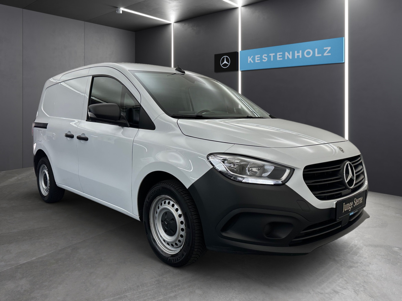 Getriebe: Schaltgetriebe, 6 G&auml;ngeAssistenzsysteme: Bremsassistent,  Tempomat,  Fahrlichtautomatik,  Einparkhilfe hinten: Park-Paket,  R&uuml;ckfahrkamera,  Berganfahrhilfe,  Fernlichtassistent,  ATTENTION ASSISTLicht und Sicht: Regensensor,  W&auml;rmeschutzverglasung,  Tagfahrlicht,  LichtsensorAudio &amp; Kommunikation: Navigationssystem: Navigation Plus, Navigations-Paket,  Digitaler Radioempfang DAB,  Multi-Funktions-Display,  USB Anschluss, Bluetooth Audiostreaming,  Handyvorbereitung Bluetooth,  Kabelloses Laden f&uuml;r Handys,  Smartphone-App Integration,  MBUXExterieur: Leichtmetallfelgen 18 Zoll,  Au&szlig;enspiegel elekt. und beheizt,  Heckt&uuml;ren 180&deg; &Ouml;ffnungswinkel,  Schiebet&uuml;r rechts,  NotrufsystemSicherheit: Fahrer- /Beifahrerairbag,  Seitenairbag vorn,  Kopfairbag vorn,  Elektr. Stabilit&auml;tsprogramm ESP,  Antriebsschlupfregelung ASR,  Antiblockiersystem ABS,  Wegfahrsperre,  i-Size KindersitzbefestigungInterieur: Sitze Stoff Norwich schwarz,  Innenfarbe schwarz,  Multifunktions-Lederlenkrad,  Bordcomputer,  Trennwand,  Laderaumboden HolzKomfort: Klimaanlage,  Fahrer-/Beifahrersitz h&ouml;henverstellbar,  Armauflage Fahrer/Beifahrer,  Sitzheizung Fahrer/Beifahrer,  Servotronic,  Lenks&auml;ule verstellbar,  Lordosenst&uuml;tze Fahrer,  Fensterheber elektrisch 2-fach,  Zentralver. mit Fernbedienung,  Start-Stopp SystemWeitere Ausstattung: MW4 MOTOR OM 608.9 DE 15 LA 55 KW (75PS),  9147 arktikwei&szlig;,  NM1 MB-NA 60 2b mit Flansch,  Hochlage,  M-DrehzahlSonstige Ma&szlig;e und Gewichte: Nutzlast: 410 kg,  zul&auml;ssiges Gesamtgewicht: 2.021 kg,  Radstand: 2.716 mmIrrt&uuml;mer und &Auml;nderungen vorbehalten