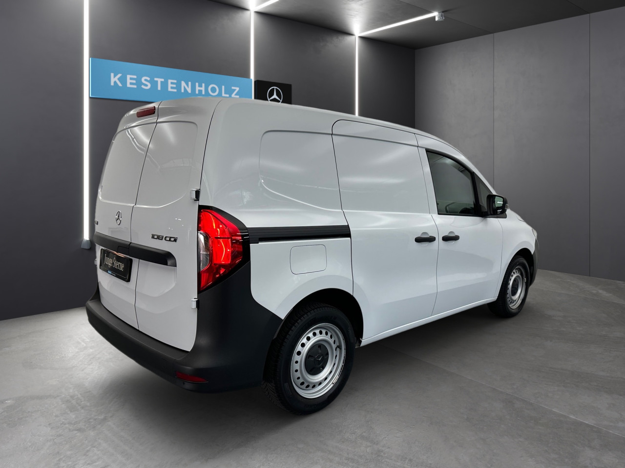 Getriebe: Schaltgetriebe, 6 G&auml;ngeAssistenzsysteme: Bremsassistent,  Tempomat,  Fahrlichtautomatik,  Einparkhilfe hinten: Park-Paket,  R&uuml;ckfahrkamera,  Berganfahrhilfe,  Fernlichtassistent,  ATTENTION ASSISTLicht und Sicht: Regensensor,  W&auml;rmeschutzverglasung,  Tagfahrlicht,  LichtsensorAudio &amp; Kommunikation: Navigationssystem: Navigation Plus, Navigations-Paket,  Digitaler Radioempfang DAB,  Multi-Funktions-Display,  USB Anschluss, Bluetooth Audiostreaming,  Handyvorbereitung Bluetooth,  Kabelloses Laden f&uuml;r Handys,  Smartphone-App Integration,  MBUXExterieur: Leichtmetallfelgen 18 Zoll,  Au&szlig;enspiegel elekt. und beheizt,  Heckt&uuml;ren 180&deg; &Ouml;ffnungswinkel,  Schiebet&uuml;r rechts,  NotrufsystemSicherheit: Fahrer- /Beifahrerairbag,  Seitenairbag vorn,  Kopfairbag vorn,  Elektr. Stabilit&auml;tsprogramm ESP,  Antriebsschlupfregelung ASR,  Antiblockiersystem ABS,  Wegfahrsperre,  i-Size KindersitzbefestigungInterieur: Sitze Stoff Norwich schwarz,  Innenfarbe schwarz,  Multifunktions-Lederlenkrad,  Bordcomputer,  Trennwand,  Laderaumboden HolzKomfort: Klimaanlage,  Fahrer-/Beifahrersitz h&ouml;henverstellbar,  Armauflage Fahrer/Beifahrer,  Sitzheizung Fahrer/Beifahrer,  Servotronic,  Lenks&auml;ule verstellbar,  Lordosenst&uuml;tze Fahrer,  Fensterheber elektrisch 2-fach,  Zentralver. mit Fernbedienung,  Start-Stopp SystemWeitere Ausstattung: MW4 MOTOR OM 608.9 DE 15 LA 55 KW (75PS),  9147 arktikwei&szlig;,  NM1 MB-NA 60 2b mit Flansch,  Hochlage,  M-DrehzahlSonstige Ma&szlig;e und Gewichte: Nutzlast: 410 kg,  zul&auml;ssiges Gesamtgewicht: 2.021 kg,  Radstand: 2.716 mmIrrt&uuml;mer und &Auml;nderungen vorbehalten