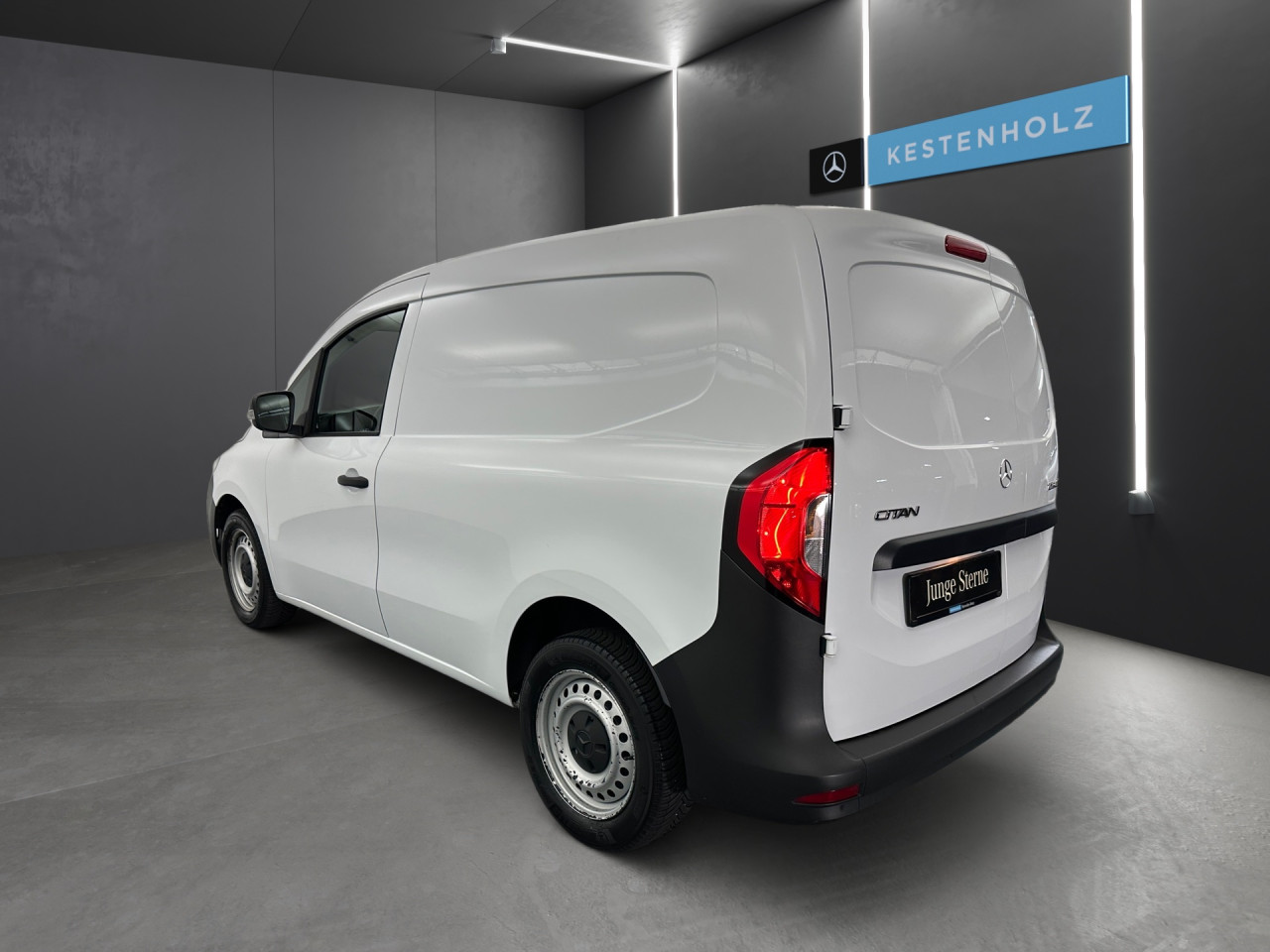 Getriebe: Schaltgetriebe, 6 G&auml;ngeAssistenzsysteme: Bremsassistent,  Tempomat,  Fahrlichtautomatik,  Einparkhilfe hinten: Park-Paket,  R&uuml;ckfahrkamera,  Berganfahrhilfe,  Fernlichtassistent,  ATTENTION ASSISTLicht und Sicht: Regensensor,  W&auml;rmeschutzverglasung,  Tagfahrlicht,  LichtsensorAudio &amp; Kommunikation: Navigationssystem: Navigation Plus, Navigations-Paket,  Digitaler Radioempfang DAB,  Multi-Funktions-Display,  USB Anschluss, Bluetooth Audiostreaming,  Handyvorbereitung Bluetooth,  Kabelloses Laden f&uuml;r Handys,  Smartphone-App Integration,  MBUXExterieur: Leichtmetallfelgen 18 Zoll,  Au&szlig;enspiegel elekt. und beheizt,  Heckt&uuml;ren 180&deg; &Ouml;ffnungswinkel,  Schiebet&uuml;r rechts,  NotrufsystemSicherheit: Fahrer- /Beifahrerairbag,  Seitenairbag vorn,  Kopfairbag vorn,  Elektr. Stabilit&auml;tsprogramm ESP,  Antriebsschlupfregelung ASR,  Antiblockiersystem ABS,  Wegfahrsperre,  i-Size KindersitzbefestigungInterieur: Sitze Stoff Norwich schwarz,  Innenfarbe schwarz,  Multifunktions-Lederlenkrad,  Bordcomputer,  Trennwand,  Laderaumboden HolzKomfort: Klimaanlage,  Fahrer-/Beifahrersitz h&ouml;henverstellbar,  Armauflage Fahrer/Beifahrer,  Sitzheizung Fahrer/Beifahrer,  Servotronic,  Lenks&auml;ule verstellbar,  Lordosenst&uuml;tze Fahrer,  Fensterheber elektrisch 2-fach,  Zentralver. mit Fernbedienung,  Start-Stopp SystemWeitere Ausstattung: MW4 MOTOR OM 608.9 DE 15 LA 55 KW (75PS),  9147 arktikwei&szlig;,  NM1 MB-NA 60 2b mit Flansch,  Hochlage,  M-DrehzahlSonstige Ma&szlig;e und Gewichte: Nutzlast: 410 kg,  zul&auml;ssiges Gesamtgewicht: 2.021 kg,  Radstand: 2.716 mmIrrt&uuml;mer und &Auml;nderungen vorbehalten