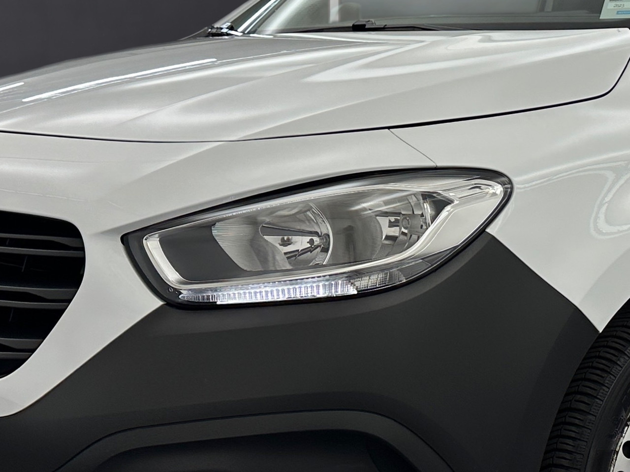 Getriebe: Schaltgetriebe, 6 G&auml;ngeAssistenzsysteme: Bremsassistent,  Tempomat,  Fahrlichtautomatik,  Einparkhilfe hinten: Park-Paket,  R&uuml;ckfahrkamera,  Berganfahrhilfe,  Fernlichtassistent,  ATTENTION ASSISTLicht und Sicht: Regensensor,  W&auml;rmeschutzverglasung,  Tagfahrlicht,  LichtsensorAudio &amp; Kommunikation: Navigationssystem: Navigation Plus, Navigations-Paket,  Digitaler Radioempfang DAB,  Multi-Funktions-Display,  USB Anschluss, Bluetooth Audiostreaming,  Handyvorbereitung Bluetooth,  Kabelloses Laden f&uuml;r Handys,  Smartphone-App Integration,  MBUXExterieur: Leichtmetallfelgen 18 Zoll,  Au&szlig;enspiegel elekt. und beheizt,  Heckt&uuml;ren 180&deg; &Ouml;ffnungswinkel,  Schiebet&uuml;r rechts,  NotrufsystemSicherheit: Fahrer- /Beifahrerairbag,  Seitenairbag vorn,  Kopfairbag vorn,  Elektr. Stabilit&auml;tsprogramm ESP,  Antriebsschlupfregelung ASR,  Antiblockiersystem ABS,  Wegfahrsperre,  i-Size KindersitzbefestigungInterieur: Sitze Stoff Norwich schwarz,  Innenfarbe schwarz,  Multifunktions-Lederlenkrad,  Bordcomputer,  Trennwand,  Laderaumboden HolzKomfort: Klimaanlage,  Fahrer-/Beifahrersitz h&ouml;henverstellbar,  Armauflage Fahrer/Beifahrer,  Sitzheizung Fahrer/Beifahrer,  Servotronic,  Lenks&auml;ule verstellbar,  Lordosenst&uuml;tze Fahrer,  Fensterheber elektrisch 2-fach,  Zentralver. mit Fernbedienung,  Start-Stopp SystemWeitere Ausstattung: MW4 MOTOR OM 608.9 DE 15 LA 55 KW (75PS),  9147 arktikwei&szlig;,  NM1 MB-NA 60 2b mit Flansch,  Hochlage,  M-DrehzahlSonstige Ma&szlig;e und Gewichte: Nutzlast: 410 kg,  zul&auml;ssiges Gesamtgewicht: 2.021 kg,  Radstand: 2.716 mmIrrt&uuml;mer und &Auml;nderungen vorbehalten