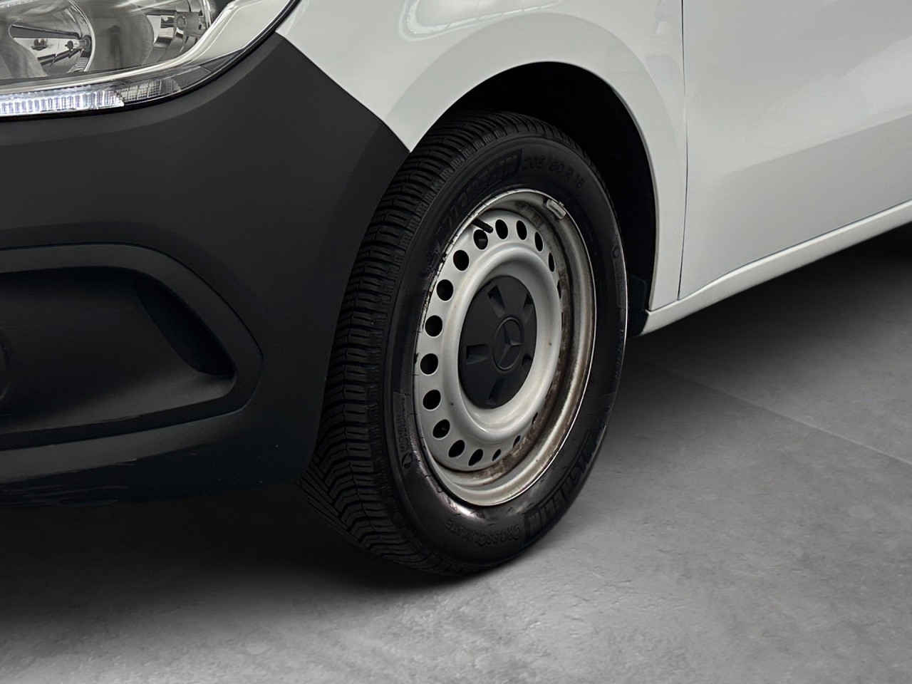 Getriebe: Schaltgetriebe, 6 G&auml;ngeAssistenzsysteme: Bremsassistent,  Tempomat,  Fahrlichtautomatik,  Einparkhilfe hinten: Park-Paket,  R&uuml;ckfahrkamera,  Berganfahrhilfe,  Fernlichtassistent,  ATTENTION ASSISTLicht und Sicht: Regensensor,  W&auml;rmeschutzverglasung,  Tagfahrlicht,  LichtsensorAudio &amp; Kommunikation: Navigationssystem: Navigation Plus, Navigations-Paket,  Digitaler Radioempfang DAB,  Multi-Funktions-Display,  USB Anschluss, Bluetooth Audiostreaming,  Handyvorbereitung Bluetooth,  Kabelloses Laden f&uuml;r Handys,  Smartphone-App Integration,  MBUXExterieur: Leichtmetallfelgen 18 Zoll,  Au&szlig;enspiegel elekt. und beheizt,  Heckt&uuml;ren 180&deg; &Ouml;ffnungswinkel,  Schiebet&uuml;r rechts,  NotrufsystemSicherheit: Fahrer- /Beifahrerairbag,  Seitenairbag vorn,  Kopfairbag vorn,  Elektr. Stabilit&auml;tsprogramm ESP,  Antriebsschlupfregelung ASR,  Antiblockiersystem ABS,  Wegfahrsperre,  i-Size KindersitzbefestigungInterieur: Sitze Stoff Norwich schwarz,  Innenfarbe schwarz,  Multifunktions-Lederlenkrad,  Bordcomputer,  Trennwand,  Laderaumboden HolzKomfort: Klimaanlage,  Fahrer-/Beifahrersitz h&ouml;henverstellbar,  Armauflage Fahrer/Beifahrer,  Sitzheizung Fahrer/Beifahrer,  Servotronic,  Lenks&auml;ule verstellbar,  Lordosenst&uuml;tze Fahrer,  Fensterheber elektrisch 2-fach,  Zentralver. mit Fernbedienung,  Start-Stopp SystemWeitere Ausstattung: MW4 MOTOR OM 608.9 DE 15 LA 55 KW (75PS),  9147 arktikwei&szlig;,  NM1 MB-NA 60 2b mit Flansch,  Hochlage,  M-DrehzahlSonstige Ma&szlig;e und Gewichte: Nutzlast: 410 kg,  zul&auml;ssiges Gesamtgewicht: 2.021 kg,  Radstand: 2.716 mmIrrt&uuml;mer und &Auml;nderungen vorbehalten