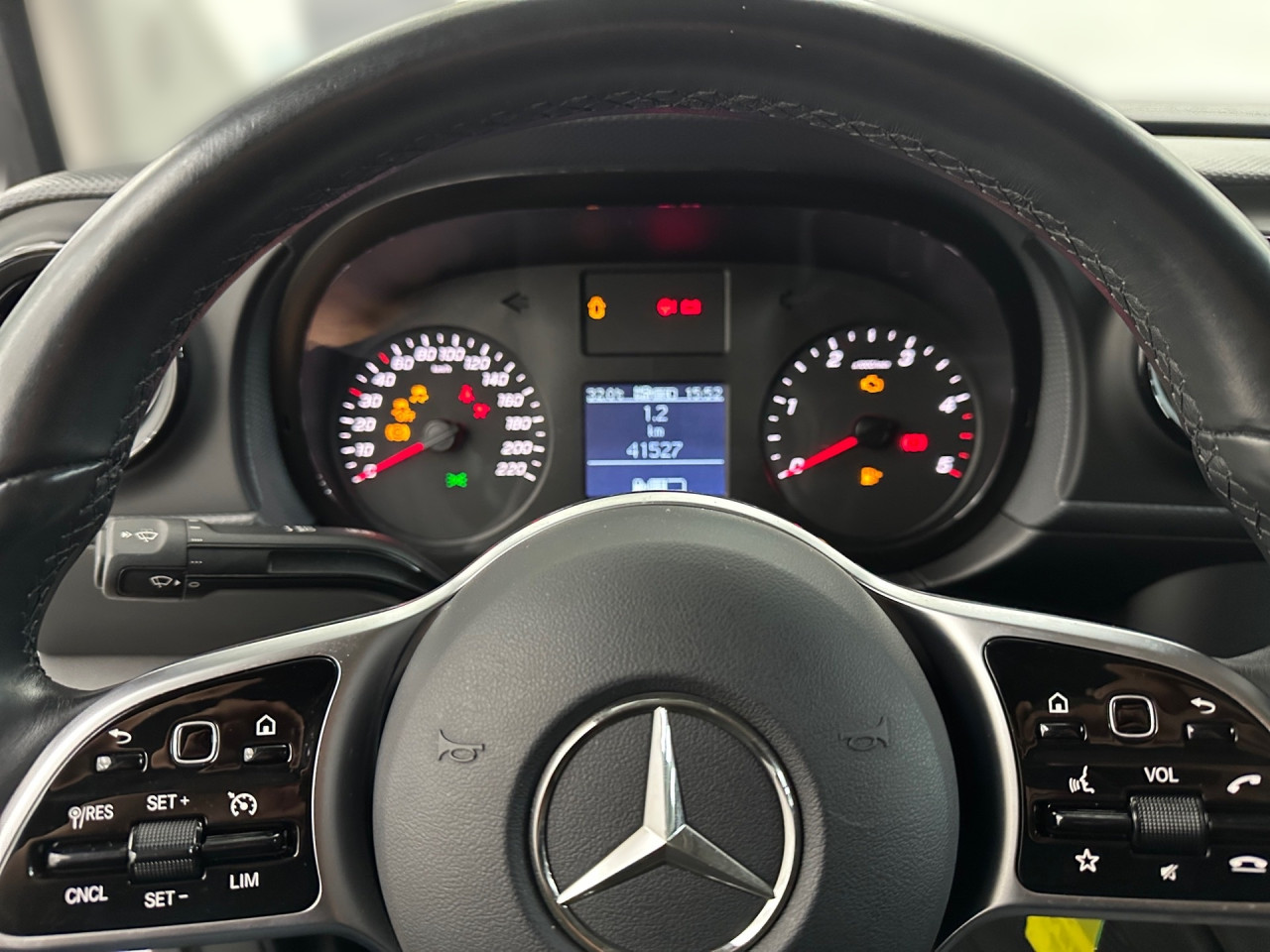 Getriebe: Schaltgetriebe, 6 G&auml;ngeAssistenzsysteme: Bremsassistent,  Tempomat,  Fahrlichtautomatik,  Einparkhilfe hinten: Park-Paket,  R&uuml;ckfahrkamera,  Berganfahrhilfe,  Fernlichtassistent,  ATTENTION ASSISTLicht und Sicht: Regensensor,  W&auml;rmeschutzverglasung,  Tagfahrlicht,  LichtsensorAudio &amp; Kommunikation: Navigationssystem: Navigation Plus, Navigations-Paket,  Digitaler Radioempfang DAB,  Multi-Funktions-Display,  USB Anschluss, Bluetooth Audiostreaming,  Handyvorbereitung Bluetooth,  Kabelloses Laden f&uuml;r Handys,  Smartphone-App Integration,  MBUXExterieur: Leichtmetallfelgen 18 Zoll,  Au&szlig;enspiegel elekt. und beheizt,  Heckt&uuml;ren 180&deg; &Ouml;ffnungswinkel,  Schiebet&uuml;r rechts,  NotrufsystemSicherheit: Fahrer- /Beifahrerairbag,  Seitenairbag vorn,  Kopfairbag vorn,  Elektr. Stabilit&auml;tsprogramm ESP,  Antriebsschlupfregelung ASR,  Antiblockiersystem ABS,  Wegfahrsperre,  i-Size KindersitzbefestigungInterieur: Sitze Stoff Norwich schwarz,  Innenfarbe schwarz,  Multifunktions-Lederlenkrad,  Bordcomputer,  Trennwand,  Laderaumboden HolzKomfort: Klimaanlage,  Fahrer-/Beifahrersitz h&ouml;henverstellbar,  Armauflage Fahrer/Beifahrer,  Sitzheizung Fahrer/Beifahrer,  Servotronic,  Lenks&auml;ule verstellbar,  Lordosenst&uuml;tze Fahrer,  Fensterheber elektrisch 2-fach,  Zentralver. mit Fernbedienung,  Start-Stopp SystemWeitere Ausstattung: MW4 MOTOR OM 608.9 DE 15 LA 55 KW (75PS),  9147 arktikwei&szlig;,  NM1 MB-NA 60 2b mit Flansch,  Hochlage,  M-DrehzahlSonstige Ma&szlig;e und Gewichte: Nutzlast: 410 kg,  zul&auml;ssiges Gesamtgewicht: 2.021 kg,  Radstand: 2.716 mmIrrt&uuml;mer und &Auml;nderungen vorbehalten
