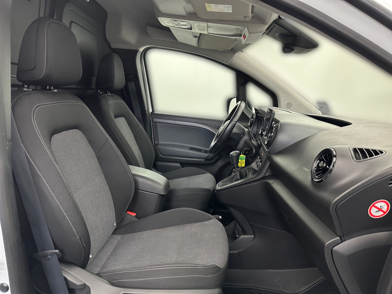 Getriebe: Schaltgetriebe, 6 G&auml;ngeAssistenzsysteme: Bremsassistent,  Tempomat,  Fahrlichtautomatik,  Einparkhilfe hinten: Park-Paket,  R&uuml;ckfahrkamera,  Berganfahrhilfe,  Fernlichtassistent,  ATTENTION ASSISTLicht und Sicht: Regensensor,  W&auml;rmeschutzverglasung,  Tagfahrlicht,  LichtsensorAudio &amp; Kommunikation: Navigationssystem: Navigation Plus, Navigations-Paket,  Digitaler Radioempfang DAB,  Multi-Funktions-Display,  USB Anschluss, Bluetooth Audiostreaming,  Handyvorbereitung Bluetooth,  Kabelloses Laden f&uuml;r Handys,  Smartphone-App Integration,  MBUXExterieur: Leichtmetallfelgen 18 Zoll,  Au&szlig;enspiegel elekt. und beheizt,  Heckt&uuml;ren 180&deg; &Ouml;ffnungswinkel,  Schiebet&uuml;r rechts,  NotrufsystemSicherheit: Fahrer- /Beifahrerairbag,  Seitenairbag vorn,  Kopfairbag vorn,  Elektr. Stabilit&auml;tsprogramm ESP,  Antriebsschlupfregelung ASR,  Antiblockiersystem ABS,  Wegfahrsperre,  i-Size KindersitzbefestigungInterieur: Sitze Stoff Norwich schwarz,  Innenfarbe schwarz,  Multifunktions-Lederlenkrad,  Bordcomputer,  Trennwand,  Laderaumboden HolzKomfort: Klimaanlage,  Fahrer-/Beifahrersitz h&ouml;henverstellbar,  Armauflage Fahrer/Beifahrer,  Sitzheizung Fahrer/Beifahrer,  Servotronic,  Lenks&auml;ule verstellbar,  Lordosenst&uuml;tze Fahrer,  Fensterheber elektrisch 2-fach,  Zentralver. mit Fernbedienung,  Start-Stopp SystemWeitere Ausstattung: MW4 MOTOR OM 608.9 DE 15 LA 55 KW (75PS),  9147 arktikwei&szlig;,  NM1 MB-NA 60 2b mit Flansch,  Hochlage,  M-DrehzahlSonstige Ma&szlig;e und Gewichte: Nutzlast: 410 kg,  zul&auml;ssiges Gesamtgewicht: 2.021 kg,  Radstand: 2.716 mmIrrt&uuml;mer und &Auml;nderungen vorbehalten